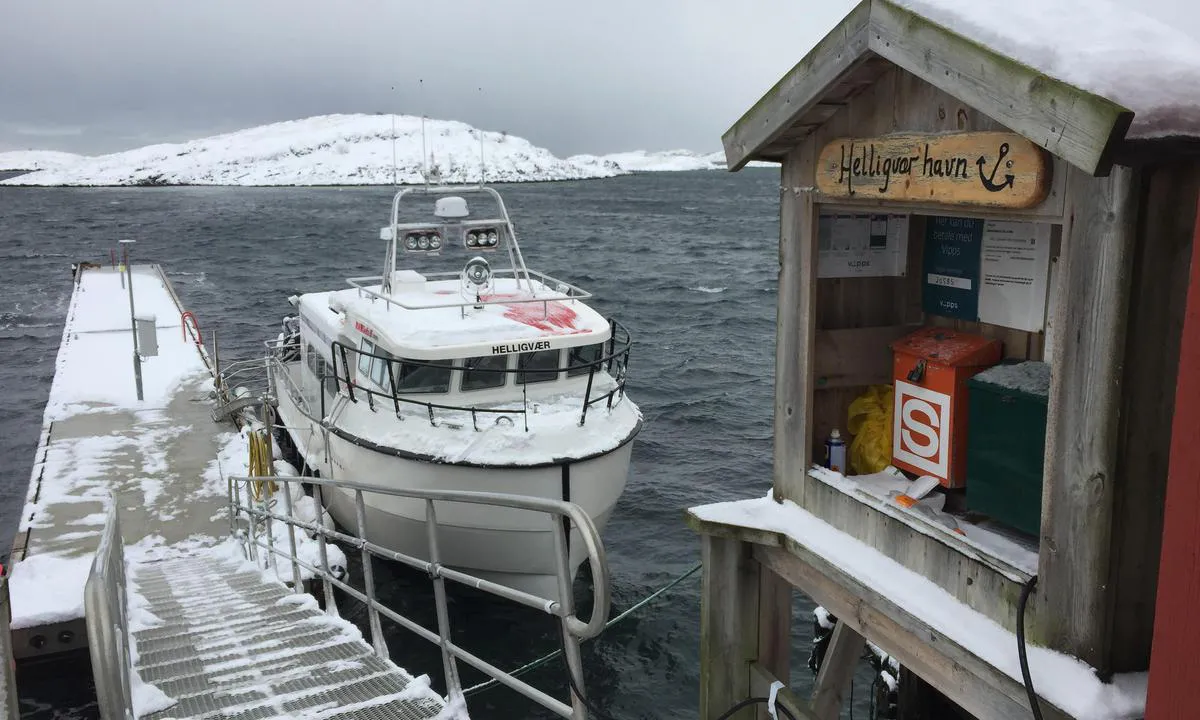 Sørvær - Helligvær: {"base": "no", "no": "Flytebrygga med informasjonstavle. \r\nTidlig i sesongen", "se": "Flytbrygga med informationstavla. Tidigt p\u00e5 s\u00e4songen", "en": "The floating dock with an information board. Early in the season", "da": "Flydebroen med informationstavle. Tidligt i s\u00e6sonen", "fr": "Le ponton flottant avec panneau d'information.\nD\u00e9but de saison", "de": "Schwimmsteg mit Informationstafel. Fr\u00fch in der Saison", "es": "Pantalan flotante con tabl\u00f3n de informaci\u00f3n.<br>Temprano en la temporada", "it": "Pontili galleggianti con bacheca informativa.<br>All'inizio della stagione", "pt": "P\u00eder flutuante com painel de informa\u00e7\u00f5es. No in\u00edcio da temporada", "nl": "De drijvende steiger met informatiebord.<br/>Vroeg in het seizoen", "pl": "P\u0142ywaj\u0105cy pomost z tablic\u0105 informacyjn\u0105. Wczesnym sezonem", "uk": "\u041f\u043b\u0430\u0432\u0430\u044e\u0447\u0438\u0439 \u043f\u043e\u043d\u0442\u043e\u043d \u0437 \u0456\u043d\u0444\u043e\u0440\u043c\u0430\u0446\u0456\u0439\u043d\u0438\u043c \u0441\u0442\u0435\u043d\u0434\u043e\u043c.<br>\u0420\u0430\u043d\u043d\u0456\u0439 \u0441\u0435\u0437\u043e\u043d", "ro": "Pontonul cu panou informativ.<br />La \u00eenceputul sezonului", "tr": "Bilgi panosuyla y\u00fczer iskele. Sezonun ba\u015f\u0131nda.", "el": "\u0397 \u03c0\u03bb\u03c9\u03c4\u03ae \u03b1\u03c0\u03bf\u03b2\u03ac\u03b8\u03c1\u03b1 \u03bc\u03b5 \u03c4\u03b7\u03bd \u03c0\u03b9\u03bd\u03b1\u03ba\u03af\u03b4\u03b1 \u03c0\u03bb\u03b7\u03c1\u03bf\u03c6\u03bf\u03c1\u03b9\u03ce\u03bd. \u039d\u03c9\u03c1\u03af\u03c2 \u03c3\u03c4\u03b7\u03bd \u03c0\u03b5\u03c1\u03af\u03bf\u03b4\u03bf", "cs": "Plovouc\u00ed molo s informa\u010dn\u00ed tabul\u00ed. <br />Za\u010d\u00e1tek sez\u00f3ny", "hu": "<p>A lebeg\u0151 m\u00f3l\u00f3 inform\u00e1ci\u00f3s t\u00e1bl\u00e1val. Korai szezonban</p>", "fi": "Laiturille sijoitettu informaatiotaulu. Kausi alkaa aikaisin.", "bg": "\u041f\u043b\u0430\u0432\u0430\u0449 \u043a\u0435\u0439 \u0441 \u0438\u043d\u0444\u043e\u0440\u043c\u0430\u0446\u0438\u043e\u043d\u043d\u043e \u0442\u0430\u0431\u043b\u043e. \u0420\u0430\u043d\u043e \u043f\u0440\u0435\u0437 \u0441\u0435\u0437\u043e\u043d\u0430", "sr": "\u041f\u043b\u0443\u0442\u0430\u0458\u0443\u045b\u0430 \u043f\u0440\u0438\u0441\u0442\u0430\u043d\u0438\u0448\u0442\u0430 \u0441\u0430 \u0438\u043d\u0444\u043e\u0440\u043c\u0430\u0442\u0438\u0432\u043d\u043e\u043c \u0442\u0430\u0431\u043b\u043e\u043c. \u0420\u0430\u043d\u043e \u0443 \u0441\u0435\u0437\u043e\u043d\u0438", "et": "Ujuvkai koos infotahvliga.<br />Hooaja alguses", "lv": "Peld\u0113jo\u0161ais piest\u0101tne ar inform\u0101cijas d\u0113li. Agr\u012bn\u0101 sezon\u0101", "lt": "Pl\u016bduriavimo tiltas su informacine lenta. Ankstyv\u0105 sezono dal\u012f"}