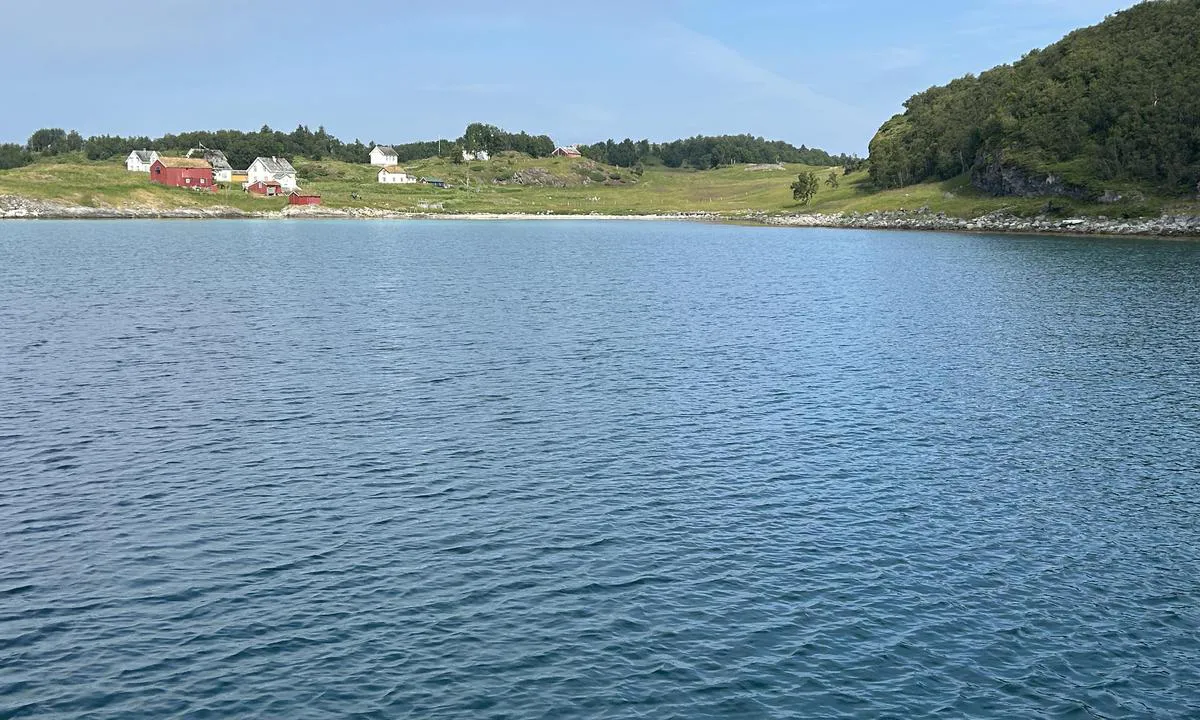 Sørvest av Rogla Harstad: {"base": "no", "no": "Innerst i bukta, mot N.", "se": "L\u00e4ngst in i bukten, mot N.", "en": "Innermost in the bay, towards N.", "da": "Inderst i bugten, mod N.", "fr": "\u00c0 l'int\u00e9rieur de la baie, vers le N.", "de": "Ganz am Ende der Bucht, nach N.", "es": "Al fondo de la bah\u00eda, hacia el N.", "it": "All'interno della baia, verso N.", "pt": "No fundo da ba\u00eda, em dire\u00e7\u00e3o ao norte.", "nl": "Binnenin de baai, naar het N.", "pl": "Najg\u0142\u0119biej w zatoce, w kierunku N.", "uk": "\u0412 \u0441\u0430\u043c\u043e\u043c\u0443 \u043a\u0456\u043d\u0446\u0456 \u0431\u0443\u0445\u0442\u0438, \u043d\u0430 \u043f\u0456\u0432\u043d\u0456\u0447.", "ro": "\u00cen partea interioar\u0103 a golfului, spre Nord.", "tr": "Koyun en i\u00e7indeki, kuzeye do\u011fru.", "el": "\u03a3\u03c4\u03bf \u03b2\u03ac\u03b8\u03bf\u03c2 \u03c4\u03bf\u03c5 \u03ba\u03cc\u03bb\u03c0\u03bf\u03c5, \u03c0\u03c1\u03bf\u03c2 \u0392\u03bf\u03c1\u03c1\u03ac.", "cs": "Uvnit\u0159 z\u00e1livu, sm\u011brem na S.", "hu": "A j\u00f3l v\u00e9dett \u00f6b\u00f6l legbels\u0151 r\u00e9sz\u00e9n, \u00c9 fel\u00e9.", "fi": "Lahti per\u00e4ll\u00e4, pohjoista kohti.", "bg": "\u0412 \u043d\u0430\u0439-\u0432\u044a\u0442\u0440\u0435\u0448\u043d\u0430\u0442\u0430 \u0447\u0430\u0441\u0442 \u043d\u0430 \u0437\u0430\u043b\u0438\u0432\u0430, \u043a\u044a\u043c \u0441\u0435\u0432\u0435\u0440.", "sr": "Unutra\u0161nji deo zaliva, prema severu.", "et": "Lahe k\u00f5ige sisemises osas, suunaga N.", "lv": "Iek\u0161pus\u0113 l\u012bc\u012b, uz zieme\u013ciem.", "lt": "Viduje \u012flankos, link \u0161iaur\u0117s."}