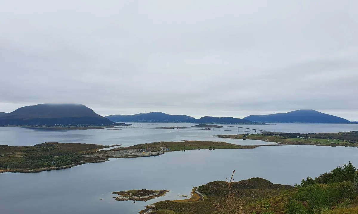 Søvik og Gamlem Småbåtlag: Terøyfjellet mot den nye Nordøyveien/Lepsøybroa.