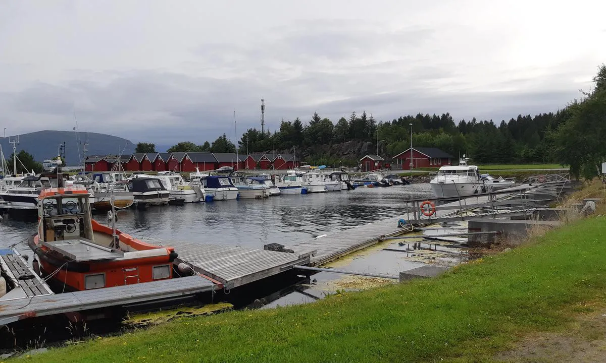 Søvik og Gamlem Småbåtlag: Bjestebrygge ved land.