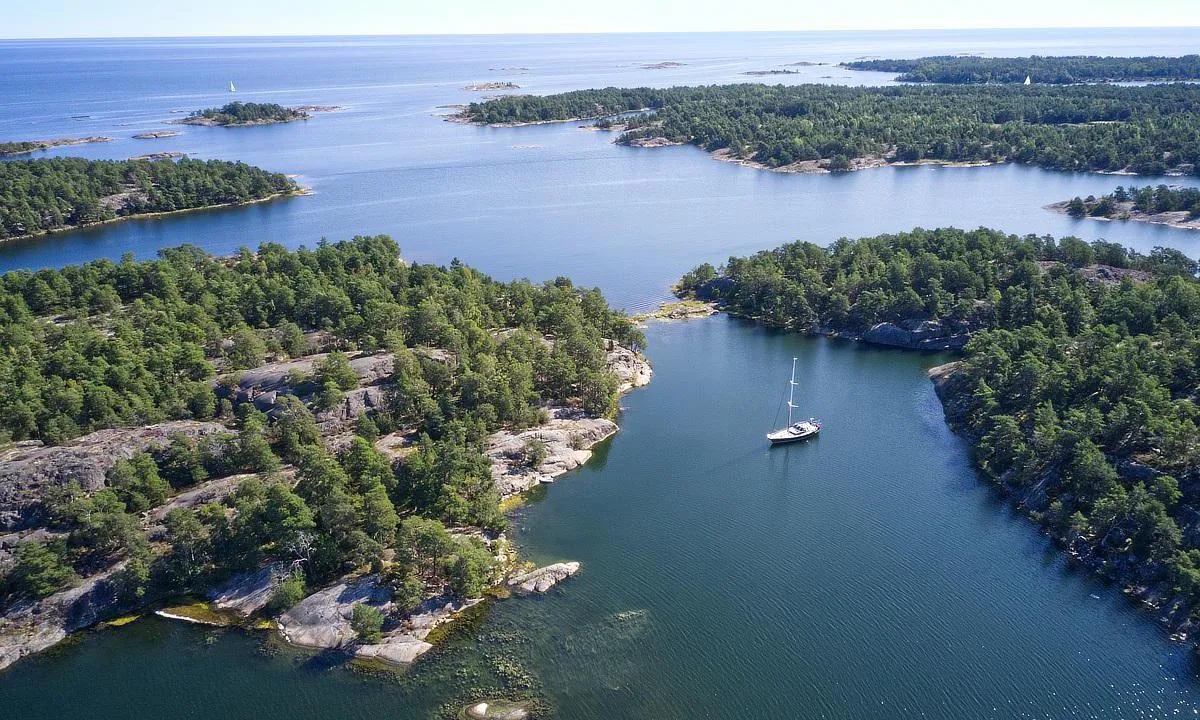 Spårögloet: Liten och vacker naturhamn med några platser lämplig för landförtöjning. Plats för ungefär två båtar på svaj.