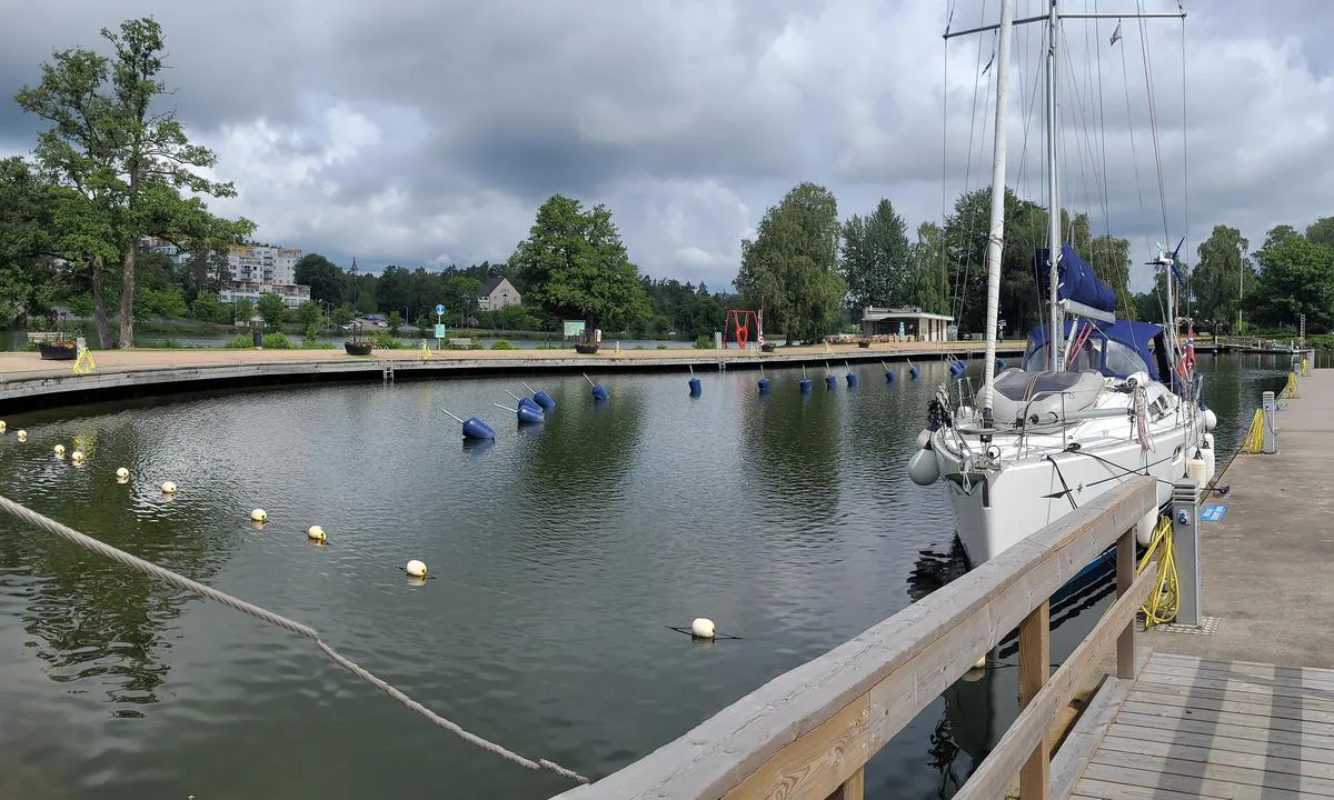 Spikön Gästhavn: {"base": "de", "no": "Utsikt fra den s\u00f8rlige bryggen inn i havnen. Adkomst rett i bakgrunnen direkte fra Trollh\u00e4ttankanalen.", "se": "Utsikt fr\u00e5n den s\u00f6dra bryggan in i hamnen. Inlopp till h\u00f6ger i bakgrunden direkt fr\u00e5n Trollh\u00e4ttekanalen.", "en": "View from the southern jetty into the harbor. Access on the right in the background directly from the Trollh\u00e4ttan Canal.", "da": "Udsigt fra den sydlige bro ind i havnen. Adgang til h\u00f8jre i baggrunden direkte fra Trollh\u00e4ttankanalen.", "fr": "Vue depuis le ponton sud sur le port. Acc\u00e8s \u00e0 droite en arri\u00e8re-plan directement depuis le canal de Trollh\u00e4ttan.", "de": "Blick vom s\u00fcdlichen Steg in den Hafen. Zufahrt rechts im Hintergrund direkt vom Trollh\u00e4ttankanal.", "es": "Vista desde el muelle sur hacia el puerto. Acceso a la derecha en el fondo directamente desde el canal de Trollh\u00e4ttan.", "it": "Vista dal pontile sud nel porto. Accesso a destra in fondo direttamente dal canale di Trollh\u00e4ttan.", "pt": "Vista do cais sul para o porto. Acesso \u00e0 direita no fundo diretamente do canal de Trollh\u00e4ttan.", "nl": "Uitzicht vanaf de zuidelijke steiger naar de haven. Toegang rechts op de achtergrond direct vanaf het Trollh\u00e4tte-kanaal.", "pl": "Widok na port z po\u0142udniowego pomostu. Wjazd na prawo w tle bezpo\u015brednio z Kana\u0142u Trollh\u00e4ttan.", "uk": "\u0412\u0438\u0434 \u0437 \u043f\u0456\u0432\u0434\u0435\u043d\u043d\u043e\u0433\u043e \u043f\u0440\u0438\u0447\u0430\u043b\u0443 \u043d\u0430 \u0433\u0430\u0432\u0430\u043d\u044c. \u0412'\u0457\u0437\u0434 \u043f\u0440\u0430\u0432\u043e\u0440\u0443\u0447 \u043d\u0430 \u0437\u0430\u0434\u043d\u044c\u043e\u043c\u0443 \u043f\u043b\u0430\u043d\u0456 \u043f\u0440\u044f\u043c\u043e \u0437 \u043a\u0430\u043d\u0430\u043b\u0443 \u0422\u0440\u043e\u043b\u044c\u0433\u0435\u0442\u0442\u0430\u043d.", "ro": "Priveli\u0219te de pe pontonul sudic \u00een port. Accesul este \u00een dreapta, \u00een fundal, direct din canalul Trollh\u00e4ttan.", "tr": "G\u00fcney iskelesinden limana bak\u0131\u015f. Arka planda sa\u011fda do\u011frudan Trollh\u00e4ttan Kanal\u0131'ndan giri\u015f.", "el": "\u0398\u03ad\u03b1 \u03b1\u03c0\u03cc \u03c4\u03b7\u03bd \u03bd\u03cc\u03c4\u03b9\u03b1 \u03c0\u03c1\u03bf\u03ba\u03c5\u03bc\u03b1\u03af\u03b1 \u03c3\u03c4\u03bf \u03bb\u03b9\u03bc\u03ac\u03bd\u03b9. \u0397 \u03c0\u03c1\u03cc\u03c3\u03b2\u03b1\u03c3\u03b7 \u03b4\u03b5\u03be\u03b9\u03ac \u03c3\u03c4\u03bf \u03c0\u03b1\u03c1\u03b1\u03c3\u03ba\u03ae\u03bd\u03b9\u03bf \u03b1\u03c0\u03b5\u03c5\u03b8\u03b5\u03af\u03b1\u03c2 \u03b1\u03c0\u03cc \u03c4\u03bf \u03ba\u03b1\u03bd\u03ac\u03bb\u03b9 Trollh\u00e4ttan.", "cs": "Pohled z ji\u017en\u00edho mola do p\u0159\u00edstavu. P\u0159\u00edjezd vpravo v pozad\u00ed p\u0159\u00edmo z kan\u00e1lu Trollh\u00e4ttan.", "hu": "Kil\u00e1t\u00e1s a d\u00e9li m\u00f3l\u00f3r\u00f3l a kik\u00f6t\u0151be. Bej\u00e1rat jobbra a h\u00e1tt\u00e9rben k\u00f6zvetlen\u00fcl a Trollh\u00e4ttan-csatorn\u00e1b\u00f3l.", "fi": "N\u00e4kym\u00e4 etel\u00e4iselt\u00e4 laiturilta satamaan. Sis\u00e4\u00e4nk\u00e4ynti taustalla oikealla suoraan Trollh\u00e4ttan-kanavalta.", "bg": "\u041f\u043e\u0433\u043b\u0435\u0434 \u043e\u0442 \u044e\u0436\u043d\u0438\u044f \u043a\u0435\u0439 \u043a\u044a\u043c \u043f\u0440\u0438\u0441\u0442\u0430\u043d\u0438\u0449\u0435\u0442\u043e. \u0414\u043e\u0441\u0442\u044a\u043f \u0432\u0434\u044f\u0441\u043d\u043e \u0432 \u0434\u044a\u043d\u043e\u0442\u043e \u0434\u0438\u0440\u0435\u043a\u0442\u043d\u043e \u043e\u0442 \u043a\u0430\u043d\u0430\u043b\u0430 \u0422\u0440\u043e\u043b\u0445\u0435\u0442\u0430\u043d.", "sr": "Pogled sa ju\u017enog pristani\u0161ta na luku. Prilaz desno u pozadini direktno iz Trollh\u00e4ttan kanala.", "et": "Vaade l\u00f5unasteegilt sadamasse. Sisses\u00f5it paremal taustal otse Trollh\u00e4ttani kanalist.", "lv": "Skats no dienvidu piest\u0101tnes uz ostu. Ieeja pa labi fon\u0101 tie\u0161i no Trollh\u00e4ttanas kan\u0101la.", "lt": "Vaizdas i\u0161 pietinio liepto \u012f uost\u0105. \u012eva\u017eiavimas de\u0161in\u0117je fone tiesiai i\u0161 Trollh\u00e4ttano kanalo."}