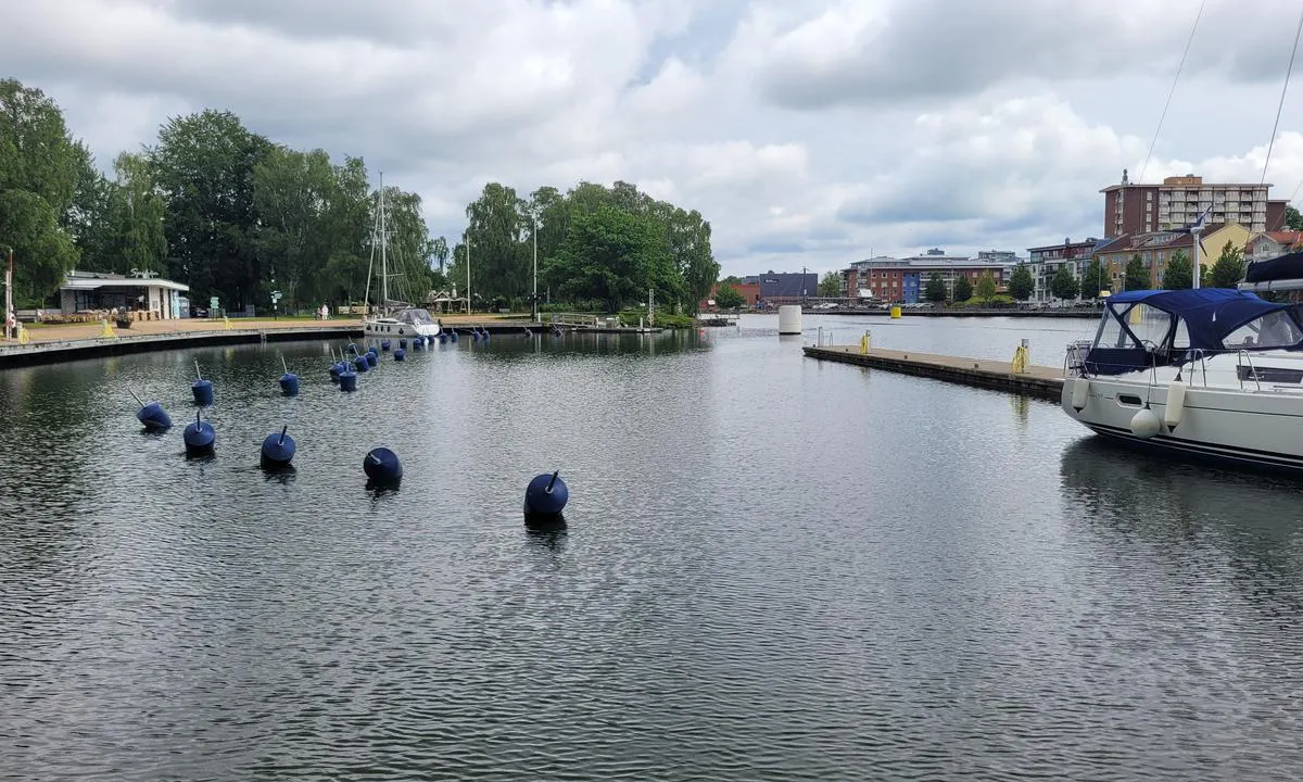 Spikön Gästhavn: {"base": "de", "no": "Utsikt over hekkb\u00f8yene og havneinnl\u00f8pet. Til venstre for havneinnl\u00f8pet er avl\u00f8psstasjonen.", "se": "Utsikt \u00f6ver akterbojarna och hamninloppet. Till v\u00e4nster om hamninloppet ligger avloppsstationen.", "en": "View of the stern buoys and the harbor entrance. To the left of the harbor entrance is the wastewater station.", "da": "Udsigt over agterb\u00f8jer og havneindgangen. Til venstre for havneindgangen er spildevandsstationen.", "fr": "Vue sur les bou\u00e9es arri\u00e8re et l'entr\u00e9e du port. \u00c0 gauche de l'entr\u00e9e du port, se trouve la station d'\u00e9puration.", "de": "Blick auf die Heckbojen und die Hafeneinfahrt. Links der Hafeneinfahrt ist die Abwasserstation.", "es": "Vista de las boyas de popa y la entrada del puerto. A la izquierda de la entrada del puerto se encuentra la estaci\u00f3n de aguas residuales.", "it": "Vista sulle boe di poppa e l'ingresso del porto. A sinistra dell'ingresso del porto c'\u00e8 la stazione di scarico delle acque reflue.", "pt": "Vista das boias de popa e da entrada do porto. \u00c0 esquerda da entrada do porto fica a esta\u00e7\u00e3o de esgoto.", "nl": "Uitzicht op de hekboeien en de haveningang. Links van de haveningang is het afvalwaterstation.", "pl": "Widok na boje rufowe i wej\u015bcie do portu. Po lewej stronie wej\u015bcia do portu znajduje si\u0119 stacja \u015bciekowa.", "uk": "\u0412\u0438\u0434 \u043d\u0430 \u043a\u043e\u0440\u043c\u043e\u0432\u0456 \u0431\u0443\u0457 \u0442\u0430 \u0432\u0445\u0456\u0434 \u0434\u043e \u0433\u0430\u0432\u0430\u043d\u0456. \u041b\u0456\u0432\u043e\u0440\u0443\u0447 \u0432\u0456\u0434 \u0432\u0445\u043e\u0434\u0443 \u0434\u043e \u0433\u0430\u0432\u0430\u043d\u0456 \u0437\u043d\u0430\u0445\u043e\u0434\u0438\u0442\u044c\u0441\u044f \u0441\u0442\u0430\u043d\u0446\u0456\u044f \u043e\u0447\u0438\u0441\u0442\u043a\u0438 \u0441\u0442\u0456\u0447\u043d\u0438\u0445 \u0432\u043e\u0434.", "ro": "Vedere spre geamandurile de la pupa \u0219i intrarea \u00een port. \u00cen st\u00e2nga intr\u0103rii \u00een port se afl\u0103 sta\u021bia de epurare.", "tr": "K\u0131\u00e7 kasalar\u0131 ve liman giri\u015fi g\u00f6r\u00fcn\u00fcm\u00fc. Liman giri\u015finin solunda at\u0131k su istasyonu bulunmaktad\u0131r.", "el": "\u0398\u03ad\u03b1 \u03c3\u03c4\u03b9\u03c2 \u03c0\u03c1\u03c5\u03bc\u03bd\u03cc\u03c3\u03c7\u03bf\u03b9\u03bd\u03b5\u03c2 \u03ba\u03b1\u03b9 \u03c4\u03b7\u03bd \u03b5\u03af\u03c3\u03bf\u03b4\u03bf \u03c4\u03bf\u03c5 \u03bb\u03b9\u03bc\u03b1\u03bd\u03b9\u03bf\u03cd. \u0391\u03c1\u03b9\u03c3\u03c4\u03b5\u03c1\u03ac \u03b1\u03c0\u03cc \u03c4\u03b7\u03bd \u03b5\u03af\u03c3\u03bf\u03b4\u03bf \u03c4\u03bf\u03c5 \u03bb\u03b9\u03bc\u03b1\u03bd\u03b9\u03bf\u03cd \u03b2\u03c1\u03af\u03c3\u03ba\u03b5\u03c4\u03b1\u03b9 \u03bf \u03c3\u03c4\u03b1\u03b8\u03bc\u03cc\u03c2 \u03b1\u03c0\u03bf\u03c7\u03ad\u03c4\u03b5\u03c5\u03c3\u03b7\u03c2.", "cs": "Pohled na z\u00e1\u010fov\u00e9 b\u00f3je a vjezd do p\u0159\u00edstavu. Vlevo od vjezdu do p\u0159\u00edstavu je \u010disti\u010dka odpadn\u00edch vod.", "hu": "Kil\u00e1t\u00e1s a farb\u00f3j\u00e1kra \u00e9s a kik\u00f6t\u0151bej\u00e1ratra. A kik\u00f6t\u0151 bej\u00e1rat\u00e1nak bal oldal\u00e1n tal\u00e1lhat\u00f3 a szennyv\u00edz\u00e1llom\u00e1s.", "fi": "N\u00e4kym\u00e4 keulapoijuista ja sataman suuaukosta. Sataman sis\u00e4\u00e4nk\u00e4ynnin vasemmalla puolella on j\u00e4tevesiasema.", "bg": "\u041f\u043e\u0433\u043b\u0435\u0434 \u043a\u044a\u043c \u043a\u044a\u0440\u043c\u043e\u0432\u0438\u0442\u0435 \u0431\u0443\u0439\u043e\u0432\u0435 \u0438 \u0432\u0445\u043e\u0434\u0430 \u043d\u0430 \u043f\u0440\u0438\u0441\u0442\u0430\u043d\u0438\u0449\u0435\u0442\u043e. \u041b\u044f\u0432\u043e \u043e\u0442 \u0432\u0445\u043e\u0434\u0430 \u043d\u0430 \u043f\u0440\u0438\u0441\u0442\u0430\u043d\u0438\u0449\u0435\u0442\u043e \u0435 \u0441\u0442\u0430\u043d\u0446\u0438\u044f\u0442\u0430 \u0437\u0430 \u043e\u0442\u043f\u0430\u0434\u044a\u0447\u043d\u0438 \u0432\u043e\u0434\u0438.", "sr": "Pogled na krmene bove i ulaz u luku. Levo od ulaza u luku nalazi se stanica za otpadne vode.", "et": "Vaade ahtripoomide ja sadama sissep\u00e4\u00e4su poole. Sadamasuu vasakul k\u00fcljel asub reoveejaam.", "lv": "Skats uz paka\u013cgala bojas un ostas ieeju. Kreisaj\u0101 pus\u0113 no ostas ieejas ir notek\u016bde\u0146u stacija.", "lt": "Vaizdas \u012f galines bojas ir uosto \u012fplauk\u0105. Kair\u0117je nuo uosto \u012fplaukos yra nuotek\u0173 stotis."}