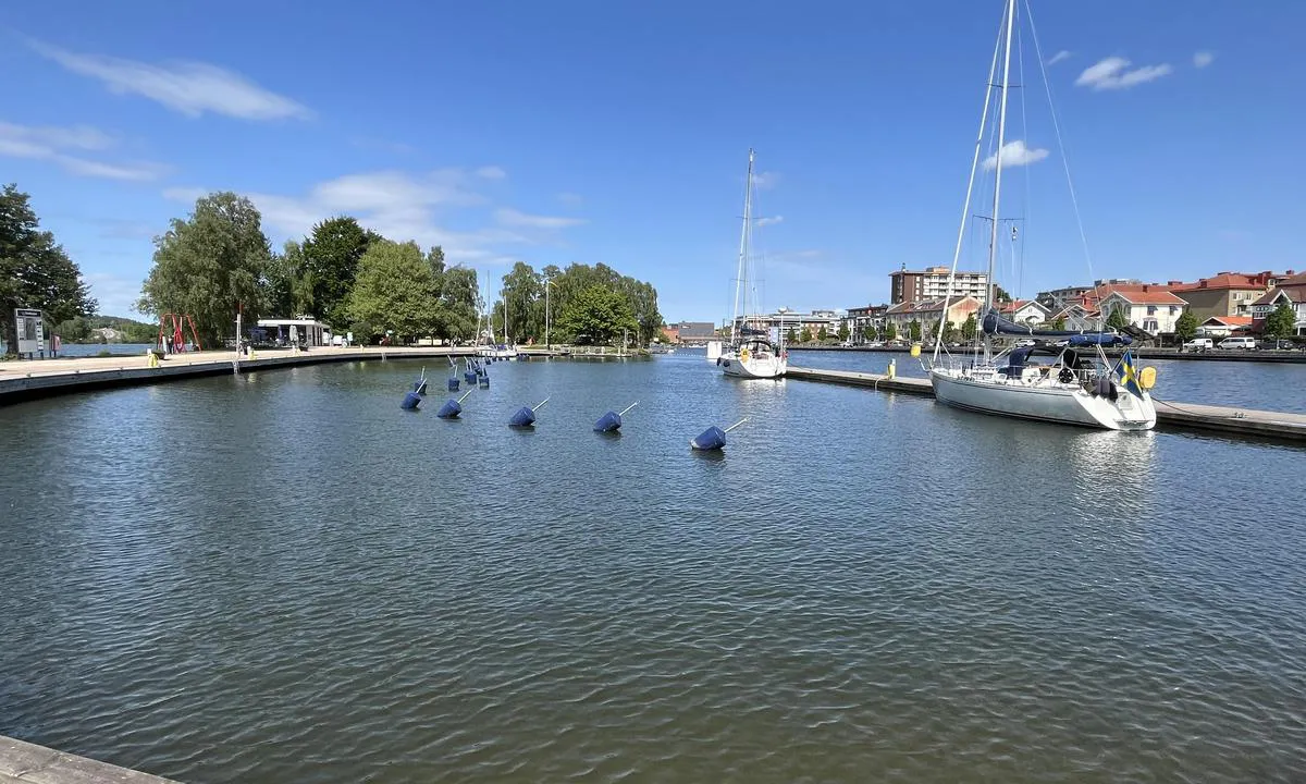 Spikön: Svært praktisk og idyllisk havn. Lett å gå inn og ut, nær sentrum og med svært gode tur- og løpemuligheter.