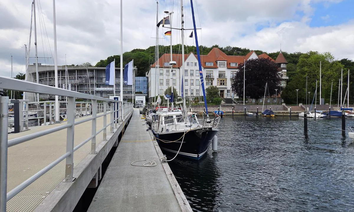 Sporthafen Düsternbrook - Kiel: {"base": "en", "no": "Langsides tillatt i 4 dager i Basseng 3 ved havnekontoret", "se": "L\u00e5ngsides OK f\u00f6r 4 dagar i Bass\u00e4ng 3 vid hamnkontoret", "en": "Alongside OK for 4 days in Basin 3 by hafenmeister office", "da": "Langs kaj OK i 4 dage i Basin 3 ved hafenmester kontor", "fr": "\u00c0 quai OK pour 4 jours dans le Bassin 3 pr\u00e8s du bureau du hafenmeister", "de": "4 Tage lang im Becken 3 neben dem Hafenmeisterb\u00fcro liegen", "es": "Amarrado OK durante 4 d\u00edas en el Bassin 3 junto a la oficina del hafenmeister", "it": "All'ormeggio va bene per 4 giorni nel Bacino 3 presso l'ufficio del hafenmeister", "pt": "Ao lado OK por 4 dias no Bacia 3 pelo escrit\u00f3rio do hafenmeister", "nl": "Langszij toegestaan voor 4 dagen in Basin 3 bij het havenmeesterkantoor", "pl": "Post\u00f3j przy nabrze\u017cu dopuszczalny do 4 dni w Basenie 3 przy biurze kapitanatu portu", "uk": "\u041f\u0440\u0438\u0448\u0432\u0430\u0440\u0442\u0443\u0432\u0430\u043d\u043d\u044f \u043f\u043e\u0440\u044f\u0434 \u0434\u043e\u043f\u0443\u0441\u0442\u0438\u043c\u0435 \u043d\u0430 4 \u0434\u043d\u0456 \u0432 \u0411\u0430\u0441\u0435\u0439\u043d\u0456 3 \u0431\u0456\u043b\u044f \u043e\u0444\u0456\u0441\u0443 \u0433\u0430\u0432\u0435\u043d\u043c\u0435\u0439\u0441\u0442\u0435\u0440\u0430", "ro": "Aproape OK pentru 4 zile \u00een Bazinul 3 l\u00e2ng\u0103 biroul hafenmeisterului", "tr": "Hafenmeister ofisi yan\u0131nda Havuz 3'te 4 g\u00fcn boyunca yana\u015fma OK", "el": "\u0394\u03af\u03c0\u03bb\u03b1 OK \u03b3\u03b9\u03b1 4 \u03b7\u03bc\u03ad\u03c1\u03b5\u03c2 \u03c3\u03c4\u03b7 \u039b\u03b5\u03ba\u03ac\u03bd\u03b7 3 \u03b1\u03c0\u03cc \u03c4\u03bf \u03b3\u03c1\u03b1\u03c6\u03b5\u03af\u03bf \u03c4\u03bf\u03c5 \u03bb\u03b9\u03bc\u03b5\u03bd\u03ac\u03c1\u03c7\u03b7", "cs": "Vedlej\u0161\u00ed OK na 4 dny v Basin 3 u kancel\u00e1\u0159e hafenmeistera", "hu": "A hafenmeister irod\u00e1j\u00e1n\u00e1l a 3-as medenc\u00e9ben a kik\u00f6t\u00e9s 4 napig enged\u00e9lyezett", "fi": "Kiinnittyminen sallittu 4 p\u00e4iv\u00e4\u00e4 altaassa 3, satamakapteenin toimiston vieress\u00e4", "bg": "\u041b\u0435\u0436\u0430\u043b\u043a\u0430 \u041e\u041a \u0437\u0430 4 \u0434\u043d\u0438 \u0432 \u0411\u0430\u0441\u0435\u0439\u043d 3 \u0434\u043e \u043e\u0444\u0438\u0441\u0430 \u043d\u0430 \u0445\u0430\u0444\u0435\u043d\u043c\u0430\u0439\u0441\u0442\u0435\u0440\u0430", "sr": "Pristajanje uz mol dozvoljeno na 4 dana u Bazenu 3 kod kancelarije hafenmajstora", "et": "Kai \u00e4\u00e4res OK 4 p\u00e4evaks Basa 3-s hafenmeistri b\u00fcroo juures", "lv": "Piest\u0101tn\u0113 iesp\u0113ja st\u0101v\u0113t l\u012bdz 4 dien\u0101m 3. basein\u0101 pie ostas p\u0101rvaldnieka biroja", "lt": "Prie \u0161ono leid\u017eiama stov\u0117ti 4 dienas 3-ajame baseine prie uosto meistro biuro"}