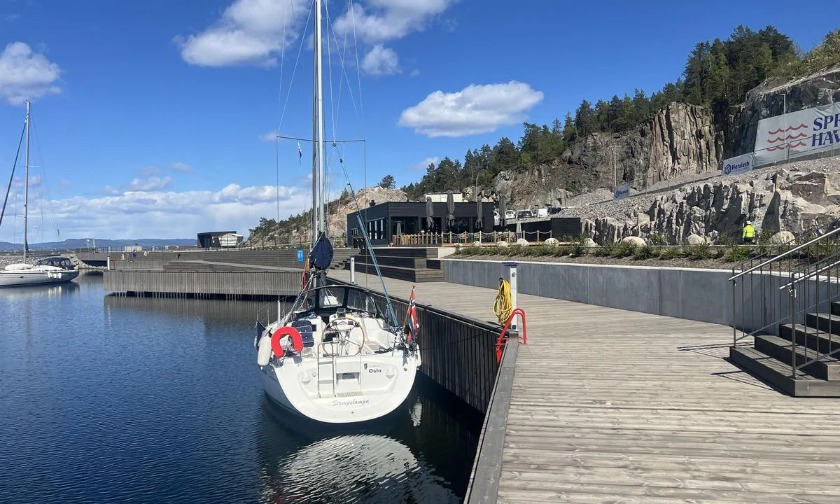 Spro Båthavn: {"base": "no", "no": "Restaurant p\u00e5 brygga.", "se": "Restaurang p\u00e5 bryggan.", "en": "Restaurant on the pier.", "da": "Restaurant p\u00e5 bryggen.", "fr": "Restaurant sur le quai.", "de": "Restaurant am Kai.", "es": "Restaurante en el muelle.", "it": "Ristorante sul molo.", "pt": "Restaurante no cais.", "nl": "Restaurant op de steiger.", "pl": "Restauracja na molo.", "uk": "\u0420\u0435\u0441\u0442\u043e\u0440\u0430\u043d \u043d\u0430 \u043f\u0456\u0440\u0441\u0456.", "ro": "Restaurant pe chei.", "tr": "\u0130skelede restoran.", "el": "\u0395\u03c3\u03c4\u03b9\u03b1\u03c4\u03cc\u03c1\u03b9\u03bf \u03c3\u03c4\u03b7\u03bd \u03b1\u03c0\u03bf\u03b2\u03ac\u03b8\u03c1\u03b1.", "cs": "Restaurace na molu.", "hu": "\u00c9tterem a m\u00f3l\u00f3n.", "fi": "Ravintola laiturilla.", "bg": "\u0420\u0435\u0441\u0442\u043e\u0440\u0430\u043d\u0442 \u043d\u0430 \u043a\u0435\u044f.", "sr": "Restoran na pristani\u0161tu.", "et": "Restoran kail", "lv": "Restor\u0101ns uz piest\u0101tnes.", "lt": "Restoranas prieplaukoje."}