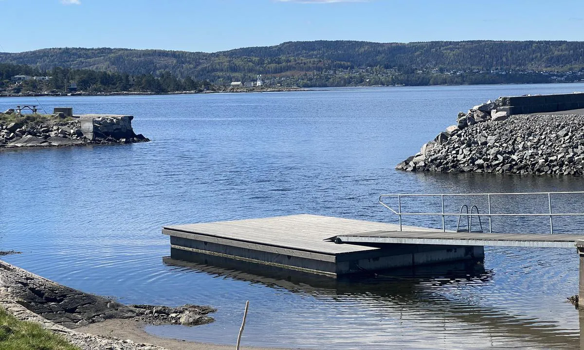 {"base": "no", "no": "I noen kart st\u00e5r en grunne i innseilingen, men den m\u00e5 v\u00e6re sprengt bort.", "se": "I n\u00e5gra kartor finns ett grund in i infarten, men det m\u00e5ste ha blivit spr\u00e4ngt bort.", "en": "In some charts, a shallow area is marked in the approach, but it must have been blasted away.", "da": "I nogle kort st\u00e5r en grund i indsejlingen, men den m\u00e5 v\u00e6re spr\u00e6ngt v\u00e6k.", "fr": "Sur certaines cartes, un haut-fond est indiqu\u00e9 \u00e0 l'entr\u00e9e du port, mais il doit avoir \u00e9t\u00e9 enlev\u00e9 par dynamitage.", "de": "Auf einigen Karten ist eine Untiefe in der Zufahrt verzeichnet, aber sie muss weggesprengt worden sein.", "es": "En algunos mapas aparece un bajo en la entrada, pero debe haber sido removido con explosivos.", "it": "In alcune carte nautiche \u00e8 segnalato un basso fondale all'ingresso del porto, ma deve essere stato rimosso mediante esplosione.", "pt": "Em alguns mapas, h\u00e1 um banco de areia na entrada, mas deve ter sido removido por detona\u00e7\u00e3o.", "nl": "Op sommige kaarten staat er een ondiepte in de vaargeul, maar die moet zijn weggesprongen.", "pl": "Na niekt\u00f3rych mapach zaznaczono mielizn\u0119 na wej\u015bciu do portu, ale musia\u0142a zosta\u0107 usuni\u0119ta wybuchem.", "uk": "\u041d\u0430 \u0434\u0435\u044f\u043a\u0438\u0445 \u043a\u0430\u0440\u0442\u0430\u0445 \u043f\u043e\u043a\u0430\u0437\u0430\u043d\u0435 \u043c\u0456\u043b\u043a\u043e\u0432\u043e\u0434\u0434\u044f \u043d\u0430 \u0432\u0445\u043e\u0434\u0456, \u0430\u043b\u0435 \u0439\u043e\u0433\u043e, \u043c\u0430\u0431\u0443\u0442\u044c, \u0432\u0438\u0441\u0430\u0434\u0438\u043b\u0438 \u043d\u0430 \u043f\u043e\u0432\u0456\u0442\u0440\u044f.", "ro": "\u00cen unele h\u0103r\u021bi apare un banc de nisip la intrare, dar acesta trebuie s\u0103 fi fost \u00eendep\u0103rtat.", "tr": "Baz\u0131 haritalarda giri\u015fte bir s\u0131\u011fl\u0131k oldu\u011fu belirtiliyor, ancak bu muhtemelen kald\u0131r\u0131lm\u0131\u015f olmal\u0131.", "el": "\u03a3\u03b5 \u03bf\u03c1\u03b9\u03c3\u03bc\u03ad\u03bd\u03bf\u03c5\u03c2 \u03c7\u03ac\u03c1\u03c4\u03b5\u03c2 \u03c5\u03c0\u03ac\u03c1\u03c7\u03b5\u03b9 \u03ad\u03bd\u03b1 \u03b2\u03ac\u03b8\u03bf\u03c2 \u03c3\u03c4\u03b7\u03bd \u03b5\u03af\u03c3\u03bf\u03b4\u03bf, \u03b1\u03bb\u03bb\u03ac \u03c0\u03c1\u03ad\u03c0\u03b5\u03b9 \u03bd\u03b1 \u03ad\u03c7\u03b5\u03b9 \u03b1\u03bd\u03b1\u03c4\u03b9\u03bd\u03b1\u03c7\u03b8\u03b5\u03af.", "cs": "V n\u011bkter\u00fdch map\u00e1ch je zakreslen m\u011bl\u010dina p\u0159i vjezdu do p\u0159\u00edstavu, ale ta mus\u00ed b\u00fdt odstran\u011bna v\u00fdbuchem.", "hu": "Egyes t\u00e9rk\u00e9peken z\u00e1tony szerepel a bej\u00e1ratn\u00e1l, de azt val\u00f3sz\u00edn\u0171leg elt\u00e1vol\u00edtott\u00e1k.", "fi": "Joissakin kartoissa on matalikko sis\u00e4\u00e4najossa, mutta se on varmasti r\u00e4j\u00e4ytetty pois.", "bg": "\u0412 \u043d\u044f\u043a\u043e\u0438 \u043a\u0430\u0440\u0442\u0438 \u0438\u043c\u0430 \u043f\u043b\u0438\u0442\u0447\u0438\u043d\u0430 \u043f\u0440\u0438 \u043d\u0430\u0432\u043b\u0438\u0437\u0430\u043d\u0435\u0442\u043e, \u043d\u043e \u0442\u044f \u0442\u0440\u044f\u0431\u0432\u0430 \u0434\u0430 \u0435 \u0432\u0437\u0440\u0438\u0432\u0435\u043d\u0430.", "sr": "Na nekim kartama je ozna\u010deno pli\u0107ak u prilazu, ali on mora biti uklonjen eksplozijom.", "et": "Osades kaartides on sissep\u00e4\u00e4sus madalik, kuid see peab olema k\u00f5rvaldatud.", "lv": "Da\u017e\u0101s kart\u0113s ir nor\u0101d\u012bts seklums pie iepl\u016bdes, bet tas, iesp\u0113jams, ir uzspridzin\u0101ts.", "lt": "Kai kuriuose \u017eem\u0117lapiuose nurodyta sekluma \u012fplaukoje, ta\u010diau ji turi b\u016bti susprogdinta."}
