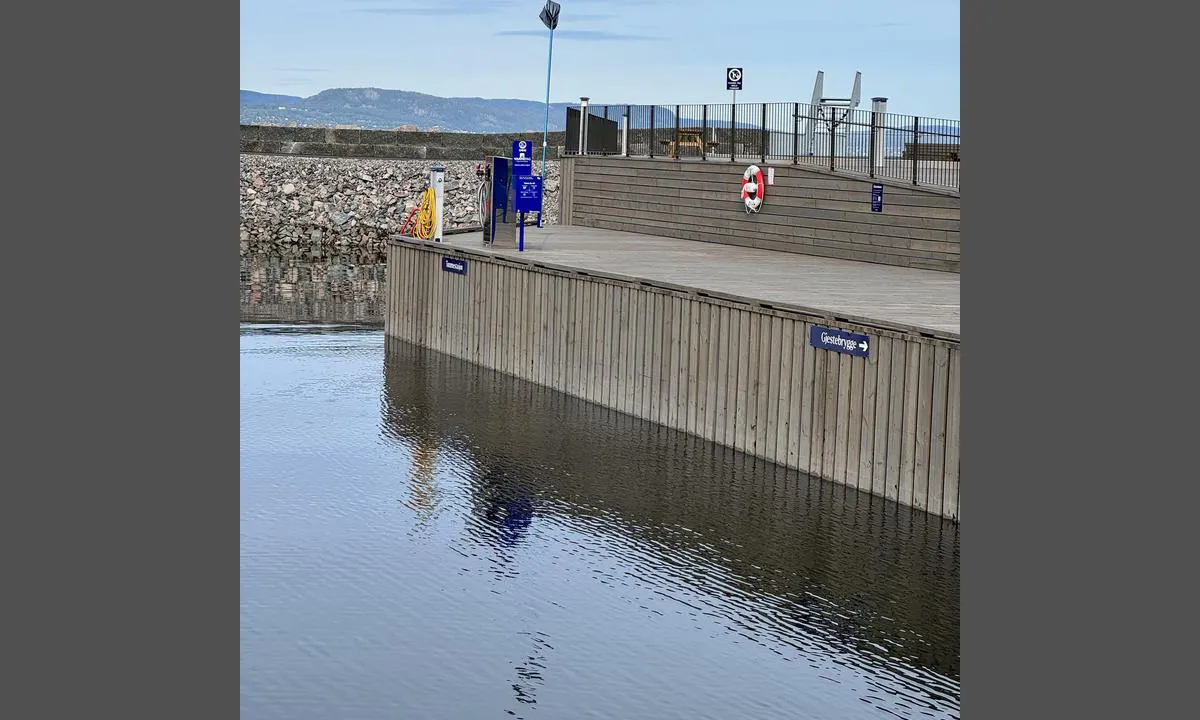 Spro Båthavn: {"base": "se", "no": "Sugt\u00f8mming innerst i marinaen", "se": "Sugt\u00f6mning l\u00e4ngst in i marinan", "en": "Suction emptying at the far end of the marina", "da": "Sugt\u00f8mning l\u00e6ngst inde i marinaen", "fr": "Pompage au bout de la marina", "de": "Saugentleerung ganz hinten in der Marina", "es": "Estaci\u00f3n de bombeo de aguas negras al fondo de la marina", "it": "Aspirazione rifiuti in fondo alla marina", "pt": "Aspira\u00e7\u00e3o de esgoto no final da marina", "nl": "Zuigstation helemaal binnen in de jachthaven", "pl": "Opr\u00f3\u017cnianie ssawki najg\u0142\u0119biej w marinie", "uk": "\u0412\u0456\u0434\u043a\u0430\u0447\u043a\u0430 \u0432\u0456\u0434\u0445\u043e\u0434\u0456\u0432 \u0437\u043d\u0430\u0445\u043e\u0434\u0438\u0442\u044c\u0441\u044f \u043d\u0430\u0439\u0434\u0430\u043b\u044c\u0448\u0435 \u0432 \u0433\u0430\u0432\u0430\u043d\u0456", "ro": "Vid s\u00e1n\u00ed din partea cea mai dep\u0103rtat\u0103 a marinei", "tr": "Marinan\u0131n en i\u00e7 k\u0131sm\u0131nda emi\u015f bo\u015falt\u0131m\u0131", "el": "\u0391\u03c0\u03bf\u03c1\u03c1\u03cc\u03c6\u03b7\u03c3\u03b7 \u03b1\u03b4\u03b5\u03b9\u03ac\u03c3\u03bc\u03b1\u03c4\u03bf\u03c2 \u03c3\u03c4\u03bf \u03b2\u03ac\u03b8\u03bf\u03c2 \u03c4\u03b7\u03c2 \u03bc\u03b1\u03c1\u03af\u03bd\u03b1\u03c2", "cs": "Vy\u010derp\u00e1n\u00ed za\u0159\u00edzen\u00ed pro s\u00e1n\u00ed je um\u00edst\u011bno nejhloub\u011bji v marin\u011b", "hu": "Szennyv\u00edz pump\u00e1l\u00e1sa a marina legt\u00e1volabbi r\u00e9sz\u00e9n", "fi": "Imutyhjennys sataman per\u00e4ll\u00e4", "bg": "\u0418\u0437\u0441\u043c\u0443\u043a\u0432\u0430\u043d\u0435 \u043d\u0430 \u043e\u0442\u043f\u0430\u0434\u044a\u0446\u0438 \u0432\u044a\u0432 \u0432\u044a\u0442\u0440\u0435\u0448\u043d\u0430\u0442\u0430 \u0447\u0430\u0441\u0442 \u043d\u0430 \u043c\u0430\u0440\u0438\u043d\u0430\u0442\u0430", "sr": "Usisavanje na samom kraju marine", "et": "L\u00e4bipesu k\u00f5ige kaugemal sadamas", "lv": "Izs\u016bkn\u0113\u0161anas stacija pie pa\u0161as jahtu piest\u0101tnes malas", "lt": "Nuotek\u0173 i\u0161siurbimas uosto gilumoje"}