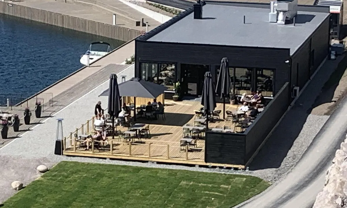 Spro Båthavn: {"base": "no", "no": "Restaurant Primitivo med hyggelig betjening og uteservering.", "se": "Restaurang Primitivo med trevlig personal och uteservering.", "en": "Restaurant Primitivo with friendly staff and outdoor seating.", "da": "Restaurant Primitivo med hyggelig betjening og udend\u00f8rsservering.", "fr": "Restaurant Primitivo avec un personnel sympathique et une terrasse ext\u00e9rieure.", "de": "Restaurant Primitivo mit freundlicher Bedienung und Au\u00dfengastronomie.", "es": "Restaurant Primitivo con personal amable y servicio al aire libre.", "it": "Ristorante Primitivo con personale cordiale e servizio all'aperto.", "pt": "Restaurante Primitivo com uma equipe simp\u00e1tica e \u00e1rea externa para servi\u00e7o.", "nl": "Restaurant Primitivo met vriendelijk personeel en buitenservice.", "pl": "Restauracja Primitivo z mi\u0142\u0105 obs\u0142ug\u0105 i miejscami na zewn\u0105trz.", "uk": "\u0420\u0435\u0441\u0442\u043e\u0440\u0430\u043d Primitivo \u0437 \u043f\u0440\u0438\u0454\u043c\u043d\u0438\u043c \u043f\u0435\u0440\u0441\u043e\u043d\u0430\u043b\u043e\u043c \u0442\u0430 \u043b\u0456\u0442\u043d\u0456\u043c \u043c\u0430\u0439\u0434\u0430\u043d\u0447\u0438\u043a\u043e\u043c.", "ro": "Restaurant Primitivo cu personal prietenos \u0219i teras\u0103.", "tr": "G\u00fcler y\u00fczl\u00fc personeli ve a\u00e7\u0131k havada servis imk\u00e2n\u0131 olan Restaurant Primitivo.", "el": "\u0395\u03c3\u03c4\u03b9\u03b1\u03c4\u03cc\u03c1\u03b9\u03bf Primitivo \u03bc\u03b5 \u03b5\u03c5\u03c7\u03ac\u03c1\u03b9\u03c3\u03c4\u03bf \u03c0\u03c1\u03bf\u03c3\u03c9\u03c0\u03b9\u03ba\u03cc \u03ba\u03b1\u03b9 \u03c5\u03c0\u03b1\u03af\u03b8\u03c1\u03b9\u03b1 \u03b5\u03be\u03c5\u03c0\u03b7\u03c1\u03ad\u03c4\u03b7\u03c3\u03b7.", "cs": "Restaurace Primitivo s p\u0159\u00edjemn\u00fdm person\u00e1lem a venkovn\u00edm posezen\u00edm.", "hu": "Primitivo \u00e9tterem bar\u00e1ts\u00e1gos szem\u00e9lyzettel \u00e9s szabadt\u00e9ri kiszolg\u00e1l\u00e1ssal.", "fi": "Ravintola Primitivo yst\u00e4v\u00e4llisell\u00e4 henkil\u00f6kunnalla ja ulkoterassilla.", "bg": "\u0420\u0435\u0441\u0442\u043e\u0440\u0430\u043d\u0442 \u041f\u0440\u0438\u043c\u0438\u0442\u0438\u0432\u043e \u0441 \u043f\u0440\u0438\u0432\u0435\u0442\u043b\u0438\u0432 \u043f\u0435\u0440\u0441\u043e\u043d\u0430\u043b \u0438 \u043e\u0442\u043a\u0440\u0438\u0442\u0430 \u0442\u0435\u0440\u0430\u0441\u0430.", "sr": "Restoran Primitivo sa ljubaznim osobljem i ba\u0161tenskim servisom.", "et": "Restoran Primitivo koos meeldiva teeninduse ja v\u00e4lisruumidega.", "lv": "Restor\u0101ns Primitivo ar draudz\u012bgu apkalpo\u0161anu un \u0101ra terasi.", "lt": "Restoranas Primitivo su maloniu personalu ir lauko terasa."}