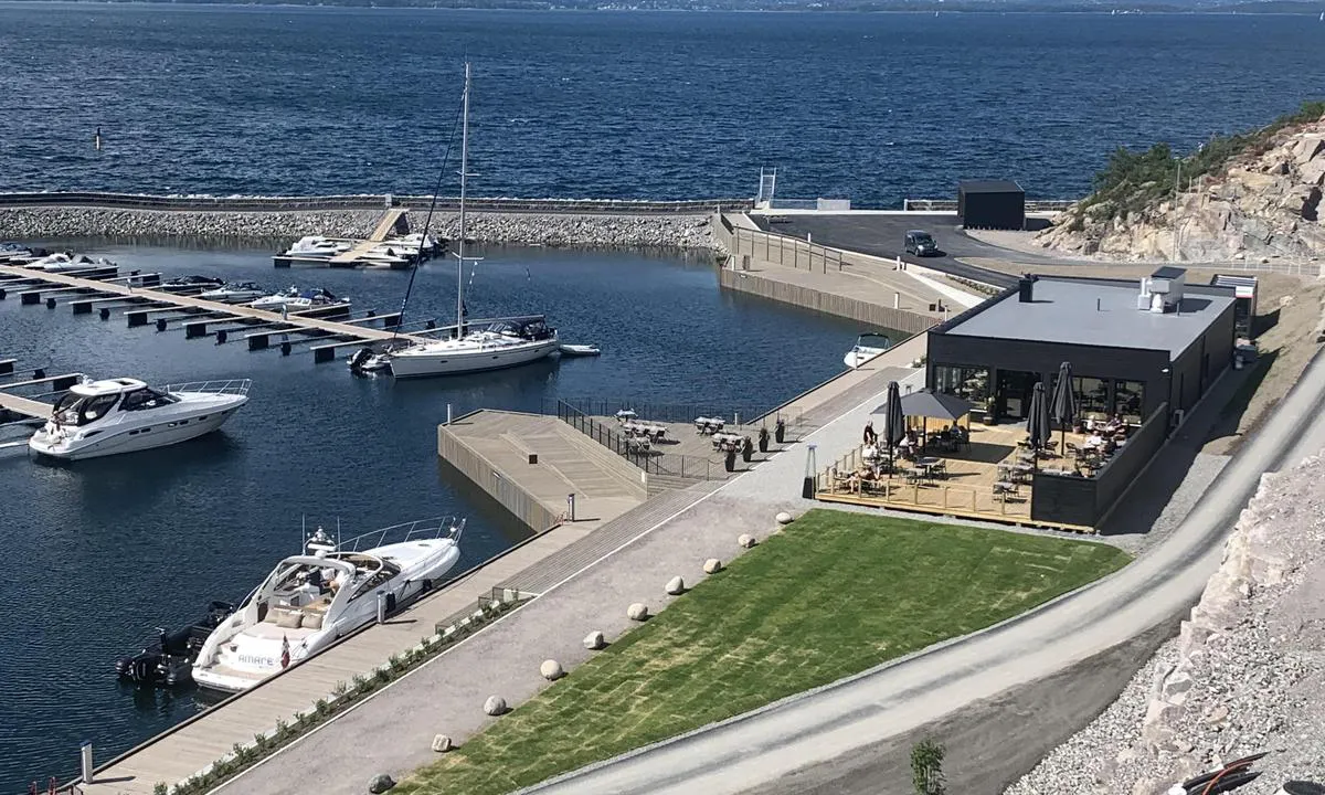 Spro Båthavn: {"base": "no", "no": "Flott gjestebrygge rett ved restauranten. Gratis for dagturister.", "se": "Fin g\u00e4stbrygga precis bredvid restaurangen. Gratis f\u00f6r dagsturister.", "en": "Great guest pier right by the restaurant. Free for day visitors.", "da": "Flot g\u00e6stebro lige ved restauranten. Gratis for dagsturister.", "fr": "<p>Superbe quai pour visiteurs juste \u00e0 c\u00f4t\u00e9 du restaurant. Gratuit pour les excursionnistes journaliers.</p>", "de": "Sch\u00f6ner G\u00e4stesteg direkt beim Restaurant. Kostenlos f\u00fcr Tagestouristen.", "es": "Excelente muelle para visitantes justo al lado del restaurante. Gratis para visitantes diurnos.", "it": "Magnifico molo per ospiti proprio accanto al ristorante. Gratis per i turisti diurni.", "pt": "\u00d3timo cais para visitantes bem ao lado do restaurante. Gratuito para excursionistas de um dia.", "nl": "Mooie gaststeiger direct naast het restaurant. Gratis voor dagbezoekers.", "pl": "Wspania\u0142y pomost dla go\u015bci tu\u017c obok restauracji. Darmowy dla jednodniowych turyst\u00f3w.", "uk": "\u0427\u0443\u0434\u043e\u0432\u0438\u0439 \u0433\u043e\u0441\u0442\u0435\u0432\u0438\u0439 \u043f\u0456\u0440\u0441 \u043f\u0440\u044f\u043c\u043e \u0431\u0456\u043b\u044f \u0440\u0435\u0441\u0442\u043e\u0440\u0430\u043d\u0443. \u0411\u0435\u0437\u043a\u043e\u0448\u0442\u043e\u0432\u043d\u043e \u0434\u043b\u044f \u0434\u0435\u043d\u043d\u0438\u0445 \u043c\u0430\u043d\u0434\u0440\u0456\u0432\u043d\u0438\u043a\u0456\u0432.", "ro": "Debarcader excelent pentru oaspe\u021bi chiar l\u00e2ng\u0103 restaurant. Gratuit pentru turi\u0219ti de o zi.", "tr": "Restoran\u0131n hemen yan\u0131nda harika bir misafir iskelesi. G\u00fcn\u00fcbirlik ziyaret\u00e7iler i\u00e7in \u00fccretsiz.", "el": "\u03a5\u03c0\u03ad\u03c1\u03bf\u03c7\u03b7 \u03c0\u03c1\u03bf\u03b2\u03bb\u03ae\u03c4\u03b1 \u03b3\u03b9\u03b1 \u03b5\u03c0\u03b9\u03c3\u03ba\u03ad\u03c0\u03c4\u03b5\u03c2 \u03b1\u03ba\u03c1\u03b9\u03b2\u03ce\u03c2 \u03b4\u03af\u03c0\u03bb\u03b1 \u03c3\u03c4\u03bf \u03b5\u03c3\u03c4\u03b9\u03b1\u03c4\u03cc\u03c1\u03b9\u03bf. \u0394\u03c9\u03c1\u03b5\u03ac\u03bd \u03b3\u03b9\u03b1 \u03b7\u03bc\u03b5\u03c1\u03ae\u03c3\u03b9\u03bf\u03c5\u03c2 \u03b5\u03c0\u03b9\u03c3\u03ba\u03ad\u03c0\u03c4\u03b5\u03c2.", "cs": "Skv\u011bl\u00fd p\u0159\u00edstavn\u00ed m\u016fstek p\u0159\u00edmo u restaurace. Zdarma pro jednodenn\u00ed n\u00e1v\u0161t\u011bvn\u00edky.", "hu": "Nagyszer\u0171 vend\u00e9gm\u00f3l\u00f3 k\u00f6zvetlen\u00fcl az \u00e9tterem mellett. Ingyenes nappali l\u00e1togat\u00f3k sz\u00e1m\u00e1ra.", "fi": "Upea vieraslaituri aivan ravintolan vieress\u00e4. Maksuton p\u00e4iv\u00e4k\u00e4vij\u00f6ille.", "bg": "\u0427\u0443\u0434\u0435\u0441\u043d\u043e \u043f\u0440\u0438\u0441\u0442\u0430\u043d\u0438\u0449\u0435 \u0437\u0430 \u0433\u043e\u0441\u0442\u0438 \u0442\u043e\u0447\u043d\u043e \u0434\u043e \u0440\u0435\u0441\u0442\u043e\u0440\u0430\u043d\u0442\u0430. \u0411\u0435\u0437\u043f\u043b\u0430\u0442\u043d\u043e \u0437\u0430 \u0435\u0434\u043d\u043e\u0434\u043d\u0435\u0432\u043d\u0438 \u0442\u0443\u0440\u0438\u0441\u0442\u0438.", "sr": "Odli\u010dan gostinski mol odmah pored restorana. Besplatno za dnevne posetioce.", "et": "Suurep\u00e4rane k\u00fclaliskaidel otse restorani juures. P\u00e4evareisijatele tasuta.", "lv": "Lieliska viesu piest\u0101tne tie\u0161i pie restor\u0101na. Bezmaksas dienas t\u016bristiem.", "lt": "Puikus sve\u010di\u0173 prieplauka, esanti tiesiai prie restorano. Nemokama dienos turistams."}