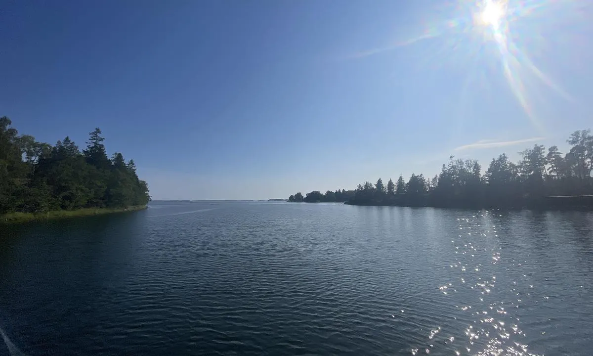 St Äspskär: {"base": "en", "no": "Ser S ut av ankringsplassen", "se": "Tittar S ut fr\u00e5n ankarplatsen", "en": "Looking S out of anchorage", "da": "Ser S ud fra ankerplads", "fr": "En regardant vers le S depuis le mouillage", "de": "Nach S\u00fcden aus dem Ankerplatz blickend", "es": "Mirando al sur desde el fondeadero", "it": "Guardando verso Suscita l'ancoraggio", "pt": "Olhando para S de fundeadouro", "nl": "Kijkend Z uit de ankerplaats", "pl": "Patrz\u0105c na po\u0142udnie z kotwicowiska", "uk": "\u0414\u0438\u0432\u043b\u044f\u0447\u0438\u0441\u044c \u043d\u0430 \u041f \u0437 \u044f\u043a\u043e\u0440\u043d\u043e\u0457 \u0441\u0442\u043e\u044f\u043d\u043a\u0438", "ro": "Privind spre S de la ancoraj", "tr": "Demirleme yerinden G'ye do\u011fru bakmak", "el": "\u039a\u03bf\u03b9\u03c4\u03ce\u03bd\u03c4\u03b1\u03c2 \u039d \u03ad\u03be\u03c9 \u03b1\u03c0\u03cc \u03c4\u03bf\u03bd \u03b1\u03b3\u03ba\u03c5\u03c1\u03bf\u03b2\u03cc\u03bb\u03b9\u03bf", "cs": "Pohled na jih z kotvi\u0161t\u011b", "hu": "D-ra n\u00e9zve a horgonyz\u00f3helyr\u0151l", "fi": "Katse etel\u00e4\u00e4n ankkuripaikalta", "bg": "\u0413\u043b\u0435\u0434\u043a\u0430 \u043d\u0430 \u044e\u0433 \u0438\u0437\u0432\u044a\u043d \u043a\u043e\u0442\u0432\u0435\u043d\u043e\u0442\u043e \u043c\u044f\u0441\u0442\u043e", "sr": "Gledaju\u0107i ju\u017eno iz sidri\u0161ta", "et": "Vaade lahkumisele ankrualalt (l\u00f5unasse)", "lv": "Skats uz dienvidiem no enkurvietas", "lt": "\u017di\u016brint \u012f pietus i\u0161 inkaravimo vietos"}