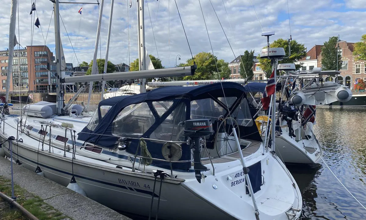 Stadhaven Harlingen: {"base": "no", "no": "Vi fikk tillatelse til \u00e5 ligge utenp\u00e5 hverandre. NB det g\u00e5r store lektere forbi, s\u00e5 klarer med de som har ansvar f\u00f8r du gj\u00f8r dette.", "se": "Vi fick till\u00e5telse att ligga utanp\u00e5 varandra. OBS stora pr\u00e5mar passerar f\u00f6rbi, s\u00e5 se till att de ansvariga \u00e4r medvetna innan du g\u00f6r detta.", "en": "We got permission to moor alongside each other. Note: Large barges pass by, so check with those responsible before doing this.", "da": "Vi fik tilladelse til at ligge udenp\u00e5 hinanden. NB der passerer store pramme forbi, s\u00e5 klare det med dem som har ansvaret f\u00f8r du g\u00f8r dette.", "fr": "Nous avons obtenu la permission de nous amarrer les uns sur les autres. NB de grandes barges passent, donc assurez-vous que ceux qui sont responsables sont au courant avant de le faire.", "de": "Wir erhielten die Erlaubnis, nebeneinander zu liegen. NB: Gro\u00dfe Lastk\u00e4hne fahren hier vorbei, also vergewissere dich bei den Verantwortlichen, bevor du das tust.", "es": "Nos dieron permiso para amarrarnos en paralelo. NB: pasan grandes barcazas cerca, as\u00ed que aseg\u00farate de coordinar con los responsables antes de hacer esto.", "it": "Abbiamo ottenuto il permesso di ormeggiare accanto l'uno all'altro. NB passano grandi chiatte, quindi consulta chi \u00e8 responsabile prima di farlo.", "pt": "Recebemos permiss\u00e3o para atracar lado a lado. NB, grandes barca\u00e7as passam por aqui, ent\u00e3o verifique com os respons\u00e1veis antes de fazer isso.", "nl": "We hebben toestemming gekregen om naast elkaar te liggen. NB grote bakken passeren hier, overleg met de verantwoordelijke persoon voordat je dit doet.", "pl": "Uzyskali\u015bmy pozwolenie na cumowanie obok siebie. UWAGA przechodz\u0105 du\u017ce barki, wi\u0119c upewnij si\u0119 ze odpowiedzialnymi osobami zanim to zrobisz.", "uk": "\u041d\u0430\u043c \u0434\u043e\u0437\u0432\u043e\u043b\u0438\u043b\u0438 \u043f\u0440\u0438\u0448\u0432\u0430\u0440\u0442\u0443\u0432\u0430\u0442\u0438\u0441\u044f \u043f\u043e\u0440\u0443\u0447 \u043e\u0434\u0438\u043d \u0437 \u043e\u0434\u043d\u0438\u043c. \u0423\u0432\u0430\u0433\u0430: \u0432\u0435\u043b\u0438\u043a\u0456 \u0431\u0430\u0440\u0436\u0456 \u043f\u0440\u043e\u0445\u043e\u0434\u044f\u0442\u044c \u043f\u043e\u0432\u0437, \u0442\u043e\u043c\u0443 \u0443\u0437\u0433\u043e\u0434\u044c\u0442\u0435 \u0446\u0435 \u0437 \u0432\u0456\u0434\u043f\u043e\u0432\u0456\u0434\u0430\u043b\u044c\u043d\u0438\u043c\u0438 \u043e\u0441\u043e\u0431\u0430\u043c\u0438, \u043f\u0435\u0440\u0448 \u043d\u0456\u0436 \u0446\u0435 \u0437\u0440\u043e\u0431\u0438\u0442\u0438.", "ro": "Am primit permisiunea de a ne culca unul peste altul. NB: trec barje mari prin apropiere, a\u0219a c\u0103 asigur\u0103-te cu cei responsabili \u00eenainte de a face acest lucru.", "tr": "Birbirimizin \u00fczerine demirlememize izin verildi. NB b\u00fcy\u00fck gemiler ge\u00e7iyor, bu y\u00fczden bunu yapmadan \u00f6nce sorumlulu\u011fu olan ki\u015filerle anla\u015ft\u0131\u011f\u0131n\u0131zdan emin olun.", "el": "\u039c\u03b1\u03c2 \u03b4\u03cc\u03b8\u03b7\u03ba\u03b5 \u03ac\u03b4\u03b5\u03b9\u03b1 \u03bd\u03b1 \u03b1\u03b3\u03ba\u03c5\u03c1\u03bf\u03b2\u03bf\u03bb\u03ae\u03c3\u03bf\u03c5\u03bc\u03b5 \u03c0\u03bb\u03ac\u03b9 \u03c0\u03bb\u03ac\u03b9. \u03a3\u03b7\u03bc\u03b5\u03af\u03c9\u03c3\u03b7: \u039c\u03b5\u03b3\u03ac\u03bb\u03b5\u03c2 \u03c6\u03bf\u03c1\u03c4\u03b7\u03b3\u03af\u03b4\u03b5\u03c2 \u03c0\u03b5\u03c1\u03bd\u03bf\u03cd\u03bd \u03b1\u03c0\u03cc \u03b5\u03b4\u03ce, \u03bf\u03c0\u03cc\u03c4\u03b5 \u03b2\u03b5\u03b2\u03b1\u03b9\u03c9\u03b8\u03b5\u03af\u03c4\u03b5 \u03cc\u03c4\u03b9 \u03ad\u03c7\u03b5\u03c4\u03b5 \u03b5\u03be\u03b1\u03c3\u03c6\u03b1\u03bb\u03af\u03c3\u03b5\u03b9 \u03ac\u03b4\u03b5\u03b9\u03b1 \u03b1\u03c0\u03cc \u03c4\u03bf\u03c5\u03c2 \u03b1\u03c1\u03bc\u03cc\u03b4\u03b9\u03bf\u03c5\u03c2 \u03c0\u03c1\u03b9\u03bd \u03c4\u03bf \u03ba\u03ac\u03bd\u03b5\u03c4\u03b5 \u03b1\u03c5\u03c4\u03cc.", "cs": "Dostali jsme povolen\u00ed st\u00e1t vedle sebe. NB pluj\u00ed kolem velk\u00e9 plovouc\u00ed plo\u0161iny, proto se ujist\u011bte s odpov\u011bdn\u00fdmi, ne\u017e to ud\u011bl\u00e1te.", "hu": "Megkaptuk az enged\u00e9lyt, hogy egym\u00e1s mellett k\u00f6zvetlen\u00fcl horgonyozzunk. K\u00e9rj\u00fck, vegye figyelembe, hogy nagy usz\u00e1lyok haladhatnak el, ez\u00e9rt vegye fel a kapcsolatot azokkal, akik felel\u0151sek, miel\u0151tt ezt megtenn\u00e9.", "fi": "Saimme luvan kiinnitty\u00e4 vierekk\u00e4in. Huom! Suuret proomut kulkevat ohi, joten varmista vastuuhenkil\u00f6n kanssa ennen kuin teet t\u00e4m\u00e4n.", "bg": "\u041f\u043e\u043b\u0443\u0447\u0438\u0445\u043c\u0435 \u0440\u0430\u0437\u0440\u0435\u0448\u0435\u043d\u0438\u0435 \u0434\u0430 \u0441\u0442\u043e\u0438\u043c \u0435\u0434\u0438\u043d \u0434\u043e \u0434\u0440\u0443\u0433. \u0412\u043d\u0438\u043c\u0430\u043d\u0438\u0435: \u043c\u0438\u043d\u0430\u0432\u0430\u0442 \u0433\u043e\u043b\u0435\u043c\u0438 \u0431\u0430\u0440\u0436\u0438, \u0437\u0430\u0442\u043e\u0432\u0430 \u0441\u0435 \u043a\u043e\u043d\u0441\u0443\u043b\u0442\u0438\u0440\u0430\u0439\u0442\u0435 \u0441 \u043e\u0442\u0433\u043e\u0432\u043e\u0440\u043d\u0438\u0442\u0435 \u043b\u0438\u0446\u0430 \u043f\u0440\u0435\u0434\u0438 \u0434\u0430 \u043d\u0430\u043f\u0440\u0430\u0432\u0438\u0442\u0435 \u0442\u043e\u0432\u0430.", "sr": "\u0414\u043e\u0431\u0438\u0458\u0435\u043d\u0430 \u0458\u0435 \u0434\u043e\u0437\u0432\u043e\u043b\u0430 \u0437\u0430 \u043b\u0435\u0436\u0430\u045a\u0435 \u0458\u0435\u0434\u0430\u043d \u0443\u0437 \u0434\u0440\u0443\u0433\u043e\u0433. \u041f\u0410\u0416\u040a\u0410: \u0412\u0435\u043b\u0438\u043a\u0435 \u0431\u0430\u0440\u0436\u0435 \u043f\u0440\u043e\u043b\u0430\u0437\u0435 \u043f\u043e\u0440\u0435\u0434, \u043f\u0430 \u0441\u0435 \u043f\u043e\u0441\u0430\u0432\u0435\u0442\u0443\u0458\u0442\u0435 \u0441\u0430 \u0434\u0435\u0436\u0443\u0440\u043d\u0438\u043c \u043f\u0440\u0435 \u043d\u0435\u0433\u043e \u0448\u0442\u043e \u0442\u043e \u0443\u0440\u0430\u0434\u0438\u0442\u0435.", "et": "Me saime loa \u00fcksteise peale parkida. <b>M\u00e4rkus:</b> m\u00f6\u00f6da s\u00f5idavad suured praamid, seega veendu, et nende eest vastutavad isikud on teadlikud, enne kui seda teed.", "lv": "Mums tika at\u013cauts st\u0101v\u0113t viens uz otra. NB! \u0160eit gar\u0101m iet lieli \u0161\u0137\u0113r\u0161s, t\u0101p\u0113c p\u0101rliecinieties ar atbild\u012bgajiem, pirms to dar\u0101t.", "lt": "Gavome leidim\u0105 gul\u0117ti vienas ant kito. NB praplaukia dideli bar\u017eai, tod\u0117l derinkite su atsakingais asmenimis prie\u0161 tai darydami."}