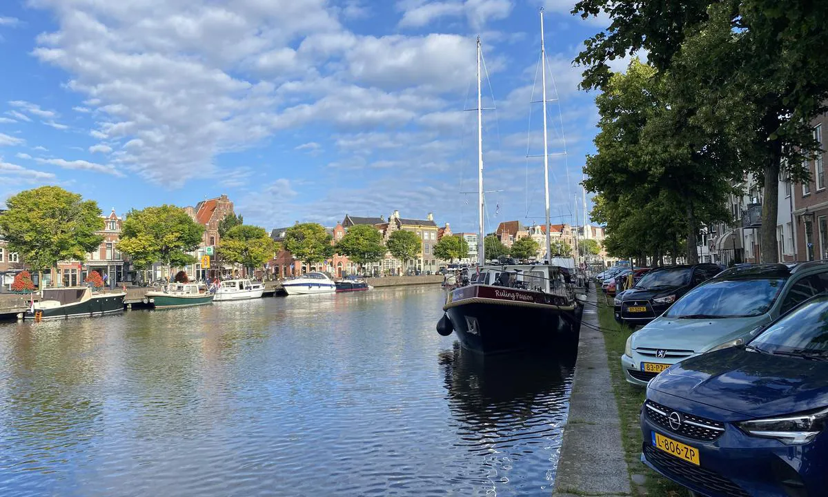 Stadhaven Harlingen: {"base": "no", "no": "Det er godt merket hvor du kan og ikke kan ligge. Det er str\u00f8muttak stort sett hele veien.", "se": "Det \u00e4r v\u00e4l utm\u00e4rkt var du kan och inte kan ligga. Det finns eluttag i stort sett hela v\u00e4gen.", "en": "It is well marked where you can and cannot dock. There are power outlets almost all the way.", "da": "Det er godt markeret, hvor du kan og ikke kan ligge. Der er str\u00f8mudtag stort set hele vejen.", "fr": "Il est bien indiqu\u00e9 o\u00f9 vous pouvez et ne pouvez pas vous amarrer. Il y a des prises de courant presque partout.", "de": "Es ist gut markiert, wo Sie liegen d\u00fcrfen und wo nicht. Es gibt Steckdosen gr\u00f6\u00dftenteils entlang des gesamten Weges.", "es": "Est\u00e1 bien marcado d\u00f3nde puedes y no puedes amarrar. Hay tomas de corriente pr\u00e1cticamente a lo largo de todo el camino.", "it": "\u00c8 ben segnato dove puoi e non puoi sbarcare. Ci sono prese di corrente praticamente dappertutto.", "pt": "Est\u00e1 bem sinalizado onde voc\u00ea pode e n\u00e3o pode atracar. H\u00e1 tomadas de eletricidade praticamente em toda a extens\u00e3o.", "nl": "Het is duidelijk aangegeven waar je wel en niet kunt liggen. Er zijn vrijwel overal stroomaansluitingen.", "pl": "Jest dobrze oznaczone, gdzie mo\u017cesz, a gdzie nie mo\u017cesz cumowa\u0107. S\u0105 gniazdka elektryczne praktycznie na ca\u0142ej d\u0142ugo\u015bci.", "uk": "\u0414\u043e\u0431\u0440\u0435 \u043f\u043e\u0437\u043d\u0430\u0447\u0435\u043d\u043e, \u0434\u0435 \u043c\u043e\u0436\u043d\u0430 \u0456 \u0434\u0435 \u043d\u0435 \u043c\u043e\u0436\u043d\u0430 \u0441\u0442\u043e\u044f\u0442\u0438. \u0420\u043e\u0437\u0435\u0442\u043a\u0438 \u0434\u043b\u044f \u0435\u043b\u0435\u043a\u0442\u0440\u043e\u043f\u043e\u0441\u0442\u0430\u0447\u0430\u043d\u043d\u044f \u0454 \u043f\u0440\u0430\u043a\u0442\u0438\u0447\u043d\u043e \u0432\u0441\u044e\u0434\u0438.", "ro": "Este bine marcat unde po\u021bi \u0219i unde nu po\u021bi s\u0103 te opre\u0219ti. Exist\u0103 prize electrice aproape peste tot.", "tr": "Nereye demirleyip nereye demirlemeyece\u011finizi belirten i\u015faretler iyi konulmu\u015ftur. Neredeyse her yerde elektrik prizleri mevcuttur.", "el": "\u0395\u03af\u03bd\u03b1\u03b9 \u03ba\u03b1\u03bb\u03ac \u03c3\u03b7\u03bc\u03b5\u03b9\u03c9\u03bc\u03ad\u03bd\u03bf \u03c0\u03bf\u03c5 \u03bc\u03c0\u03bf\u03c1\u03b5\u03af\u03c2 \u03ba\u03b1\u03b9 \u03c0\u03bf\u03c5 \u03b4\u03b5\u03bd \u03bc\u03c0\u03bf\u03c1\u03b5\u03af\u03c2 \u03bd\u03b1 \u03c3\u03c4\u03b1\u03b8\u03bc\u03b5\u03cd\u03c3\u03b5\u03b9\u03c2. \u03a5\u03c0\u03ac\u03c1\u03c7\u03bf\u03c5\u03bd \u03c0\u03b1\u03c1\u03bf\u03c7\u03ad\u03c2 \u03c1\u03b5\u03cd\u03bc\u03b1\u03c4\u03bf\u03c2 \u03c3\u03c7\u03b5\u03b4\u03cc\u03bd \u03c0\u03b1\u03bd\u03c4\u03bf\u03cd.", "cs": "Je dob\u0159e ozna\u010deno, kde m\u016f\u017eete a nem\u016f\u017eete kotvit. Elektrick\u00e9 p\u0159\u00edpojky jsou prakticky v\u0161ude.", "hu": "<p>J\u00f3l megjel\u00f6lt, hogy hol lehet \u00e9s hol nem lehet kik\u00f6tni. Szinte minden\u00fctt vannak \u00e1ramcsatlakoz\u00f3k.</p>", "fi": "On hyvin merkitty, miss\u00e4 voit ja et voi olla. Virranottopisteit\u00e4 on yleens\u00e4 koko matkan varrella.", "bg": "\u041d\u0430\u0432\u0441\u044f\u043a\u044a\u0434\u0435 \u0435 \u0434\u043e\u0431\u0440\u0435 \u043e\u0431\u043e\u0437\u043d\u0430\u0447\u0435\u043d\u043e \u043a\u044a\u0434\u0435 \u043c\u043e\u0436\u0435\u0442\u0435 \u0438 \u043a\u044a\u0434\u0435 \u043d\u0435 \u043c\u043e\u0436\u0435\u0442\u0435 \u0434\u0430 \u0430\u043a\u043e\u0441\u0442\u0438\u0440\u0430\u0442\u0435. \u0418\u043c\u0430 \u0435\u043b\u0435\u043a\u0442\u0440\u0438\u0447\u0435\u0441\u043a\u0438 \u043a\u043e\u043d\u0442\u0430\u043a\u0442\u0438 \u043f\u043e\u0447\u0442\u0438 \u043d\u0430\u0432\u0441\u044f\u043a\u044a\u0434\u0435.", "sr": "Jasno je ozna\u010deno gde smete, a gde ne smete da pristajete. Izvori za struju su gotovo du\u017e cele obale.", "et": "On h\u00e4sti m\u00e4rgitud, kus saab ja ei saa peatuda. Elektri\u00fchendused on peaaegu kogu tee ulatuses.", "lv": "Ir labi apz\u012bm\u0113ts, kur dr\u012bkst un kur nedr\u012bkst nost\u0101ties. Pa ce\u013cam liel\u0101koties ir pieejami str\u0101vas piesl\u0113gumi.", "lt": "Yra ai\u0161kiai pa\u017eym\u0117ta, kur galima ir negalima stov\u0117ti. Elektros lizdai yra beveik visur."}