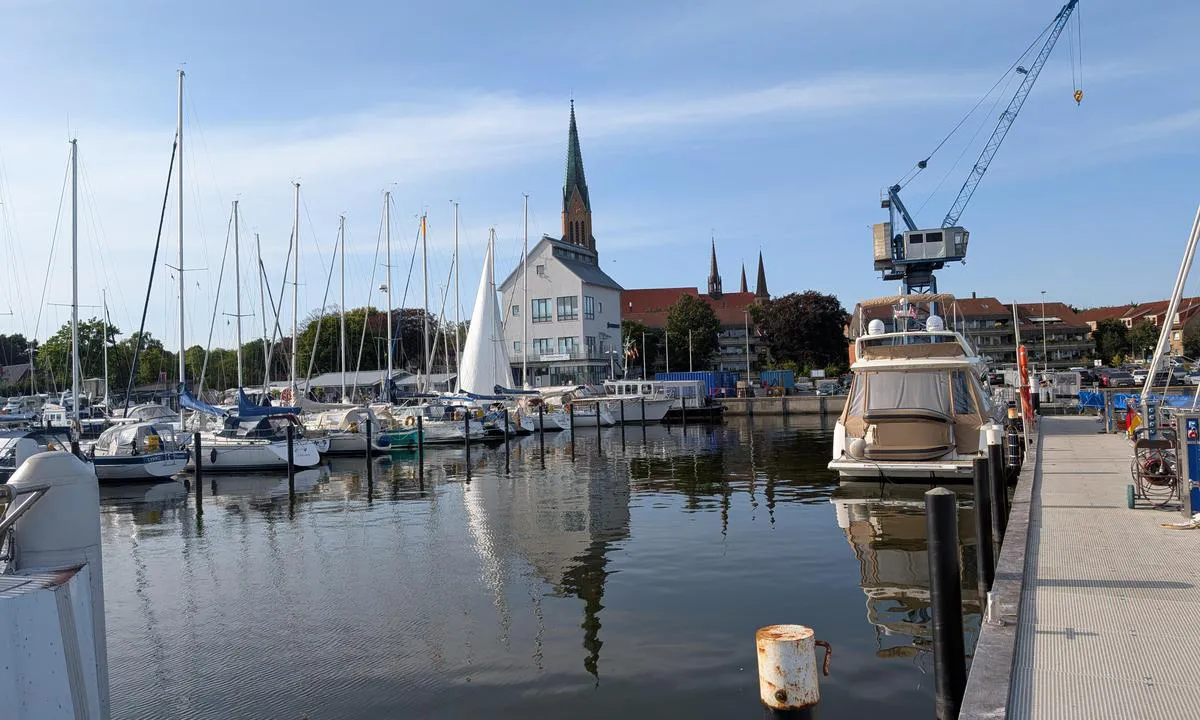Stadthafen Schleswig : {"base": "de", "no": "Havnemester", "se": "Hamnm\u00e4stare", "en": "Harbour Master", "da": "Havnemester", "fr": "Ma\u00eetre de port", "de": "Hafenmeister", "es": "Capit\u00e1n del puerto", "it": "Capitano del Porto", "pt": "Chefe do porto", "nl": "Havenmeester", "pl": "bosman", "uk": "\u0413\u0430\u0432\u0430\u043b\u0435\u043c\u0456\u0441\u0442\u0435\u0440", "ro": "Harbormaster", "tr": "Liman Kaptan\u0131", "el": "\u03bb\u03b9\u03bc\u03b5\u03bd\u03ac\u03c1\u03c7\u03b7\u03c2", "cs": "Hafenmeister", "hu": "Kik\u00f6t\u0151mester", "fi": "Satamakapteeni", "bg": "\u041f\u0440\u0438\u0441\u0442\u0430\u043d\u0438\u0449\u0435\u043d \u043a\u0430\u043f\u0438\u0442\u0430\u043d", "sr": "\u043b\u0443\u043a\u0430\u0440\u043d\u0438\u043a", "et": "Sadamakapten", "lv": "Ostas p\u0101rvaldnieks", "lt": "Uosto kapitonas"}