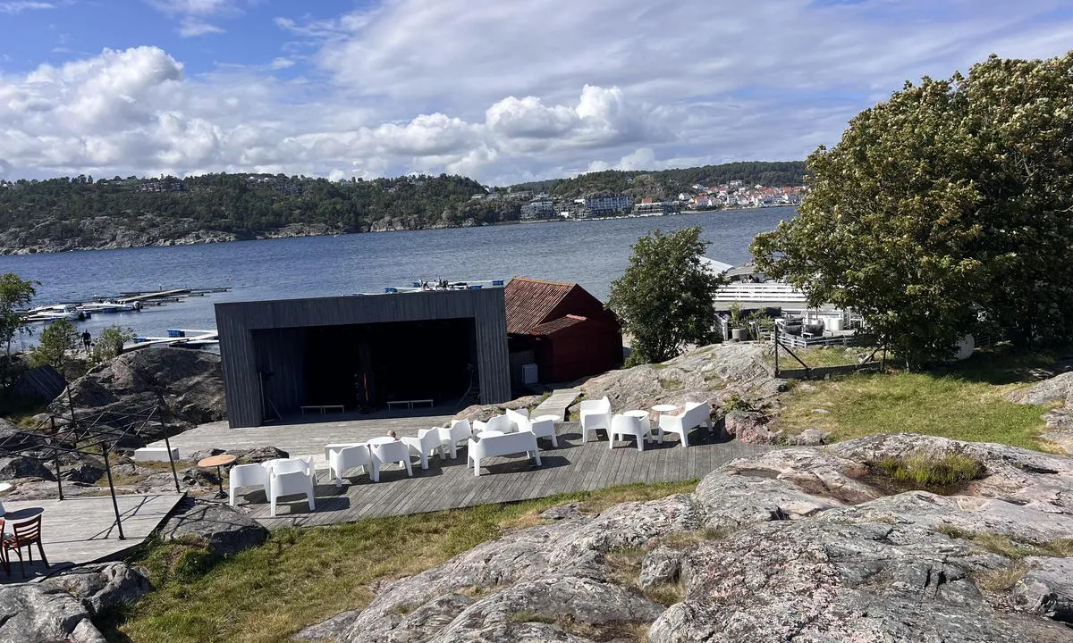 Stangholmen: {"base": "no", "no": "Scene hvor det holdes konserter", "se": "Scen d\u00e4r konserter h\u00e5lls", "en": "Stage where concerts are held", "da": "Scene hvor der holdes koncerter", "fr": "Sc\u00e8ne o\u00f9 se tiennent des concerts", "de": "B\u00fchne, wo Konzerte gehalten werden", "es": "Escenario donde se celebran conciertos", "it": "Scena dove si tengono concerti", "pt": "Cen\u00e1rio onde s\u00e3o realizados concertos", "nl": "Locatie waar concerten worden gehouden", "pl": "Scena, na kt\u00f3rej odbywaj\u0105 si\u0119 koncerty", "uk": "\u0421\u0446\u0435\u043d\u0430, \u0434\u0435 \u043f\u0440\u043e\u0432\u043e\u0434\u044f\u0442\u044c\u0441\u044f \u043a\u043e\u043d\u0446\u0435\u0440\u0442\u0438", "ro": "Scen\u0103 unde se \u021bin concerte", "tr": "Konserter d\u00fczenlenen sahne", "el": "\u03a3\u03ba\u03b7\u03bd\u03ae \u03cc\u03c0\u03bf\u03c5 \u03c0\u03c1\u03b1\u03b3\u03bc\u03b1\u03c4\u03bf\u03c0\u03bf\u03b9\u03bf\u03cd\u03bd\u03c4\u03b1\u03b9 \u03c3\u03c5\u03bd\u03b1\u03c5\u03bb\u03af\u03b5\u03c2", "cs": "Sc\u00e9na, kde se konaj\u00ed koncerty", "hu": "Sz\u00ednpad, ahol koncerteket tartanak", "fi": "Paikka, jossa j\u00e4rjestet\u00e4\u00e4n konsertteja", "bg": "\u041c\u044f\u0441\u0442\u043e, \u043a\u044a\u0434\u0435\u0442\u043e \u0441\u0435 \u043f\u0440\u043e\u0432\u0435\u0436\u0434\u0430\u0442 \u043a\u043e\u043d\u0446\u0435\u0440\u0442\u0438", "sr": "Pozornica na kojoj se odr\u017eavaju koncerti", "et": "Lava, kus toimuvad kontserdid", "lv": "Vieta, kur tiek r\u012bkoti koncerti", "lt": "Scena, kurioje vyksta koncertai"}