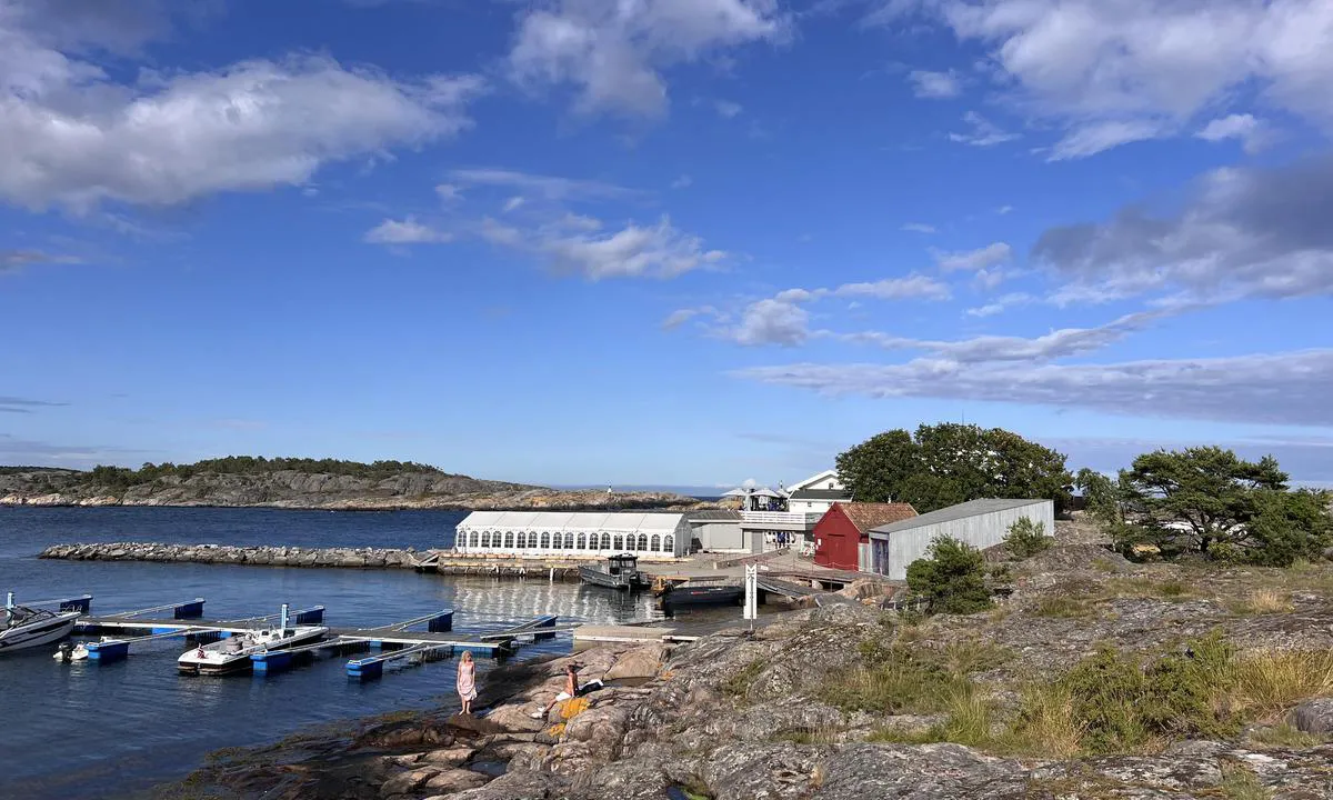 Stangholmen: {"base": "no", "no": "God flytebrygger, talte 28 b\u00e5ser", "se": "Goda flytbryggor, r\u00e4knade 28 b\u00e5tplatser", "en": "Good floating docks, counted 28 berths.", "da": "Gode flydebroer, 28 b\u00e5se talt", "fr": "Bon pontons flottants, \u00e9tats 28 places", "de": "Gute Schwimmstege, insgesamt 28 Liegepl\u00e4tze", "es": "Buenos flotadores, contados 28 puestos", "it": "Buoni moli galleggianti, contati 28 posti barca", "pt": "Docas flutuantes boas, contava com 28 vagas", "nl": "Goede drijvende steigers, telt 28 ligplaatsen", "pl": "Dobre p\u0142ywaj\u0105ce pomosty, licz\u0105ce 28 miejsc", "uk": "\u0425\u043e\u0440\u043e\u0448\u0456 \u043f\u043b\u0430\u0432\u0443\u0447\u0456 \u043f\u0440\u0438\u0447\u0430\u043b\u0438, \u0440\u043e\u0437\u0440\u0430\u0445\u043e\u0432\u0430\u043d\u0456 \u043d\u0430 28 \u043c\u0456\u0441\u0446\u044c \u0434\u043b\u044f \u0447\u043e\u0432\u043d\u0456\u0432", "ro": "Bazine plutitoare bune, num\u0103rate 28 de locuri", "tr": "\u0130yi y\u00fczer iskeleler, 28 adet yat yeri", "el": "\u039a\u03b1\u03bb\u03ac \u03c0\u03bb\u03c9\u03c4\u03ac \u03bc\u03b5 28 \u03b1\u03c1\u03b9\u03b8\u03bc\u03b7\u03bc\u03ad\u03bd\u03b5\u03c2 \u03b8\u03ad\u03c3\u03b5\u03b9\u03c2", "cs": "Dobr\u00e9 plovouc\u00ed molo, m\u00e1 28 m\u00edst", "hu": "<i>J\u00f3 \u00fasz\u00f3m\u00f3l\u00f3k, \u00f6sszesen 28 kik\u00f6t\u0151hely</i>", "fi": "Hyv\u00e4t kelluvat laiturit, 28 numerotun paikkaa", "bg": "\u0414\u043e\u0431\u0440\u0438 \u043f\u043e\u043d\u0442\u043e\u043d\u043d\u0438 \u043a\u0435\u0439\u043e\u0432\u0435, \u0441 28 \u043d\u043e\u043c\u0435\u0440\u0438\u0440\u0430\u043d\u0438 \u043c\u0435\u0441\u0442\u0430 \u0437\u0430 \u043b\u043e\u0434\u043a\u0438", "sr": "Dobri plutaju\u0107i molovi, ukupno 28 vezova", "et": "Head ujuvkaid, kokku 28 paadikohta", "lv": "Labi peldo\u0161ie piest\u0101t\u0146u, kop\u0101 28 piest\u0101tnes", "lt": "Geri pl\u016bdurai, 28 vietos priskai\u010diuota"}