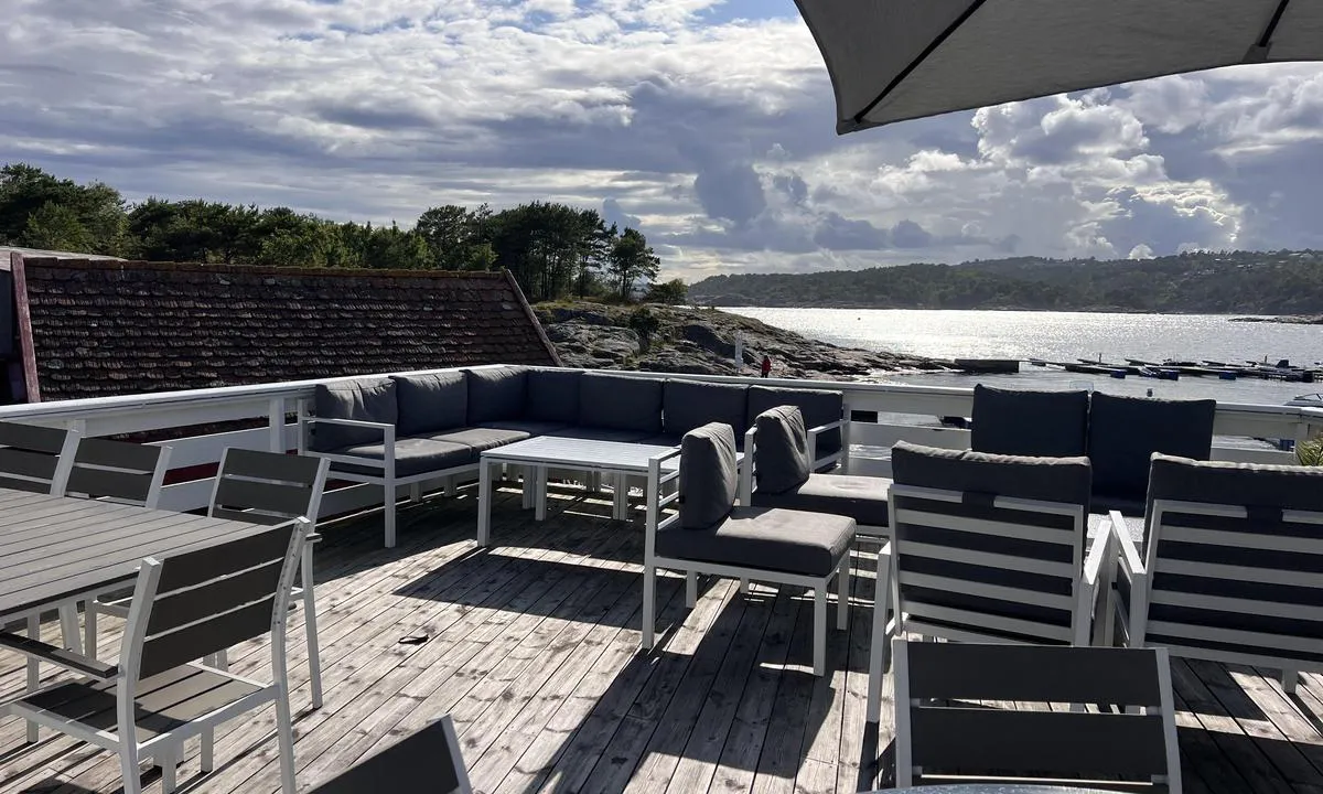 Stangholmen: {"base": "no", "no": "Fra terrassen til Kroa", "se": "Fr\u00e5n terrassen till krogen", "en": "From the terrace of the Tavern", "da": "Fra terrassen til Kroen", "fr": "Depuis la terrasse de la Kroa", "de": "Von der Terrasse zur Kroa", "es": "Desde la terraza del Kroa", "it": "Dalla terrazza della trattoria", "pt": "Da varanda do Kroa", "nl": "Vanaf het terras van Kroa", "pl": "Z tarasu przy Kroa", "uk": "\u0417 \u0442\u0435\u0440\u0430\u0441\u0438 Kroa", "ro": "De pe terasa Kroa", "tr": "Kroa'n\u0131n teras\u0131ndan", "el": "\u0391\u03c0\u03cc \u03c4\u03b7 \u03b2\u03b5\u03c1\u03ac\u03bd\u03c4\u03b1 \u03c4\u03b7\u03c2 \u03a4\u03b1\u03b2\u03ad\u03c1\u03bd\u03b1\u03c2", "cs": "Z terasy Kroa", "hu": "Kroa terasz\u00e1r\u00f3l", "fi": "Kroan terassilta", "bg": "\u041e\u0442 \u0442\u0435\u0440\u0430\u0441\u0430\u0442\u0430 \u043d\u0430 \u041a\u0440\u043e\u0430", "sr": "Sa terase kod Kroa", "et": "Kroa terrassilt", "lv": "No terases l\u012bdz Kroa", "lt": "Nuo Kroa terasos"}