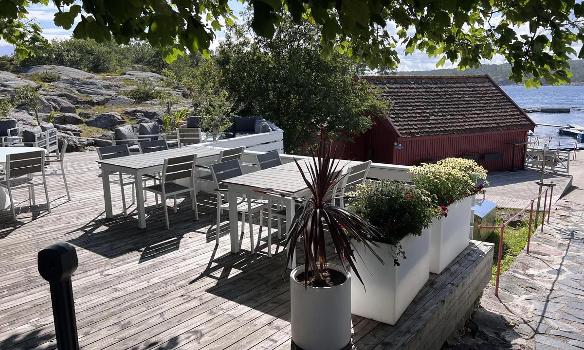 Stangholmen: {"base": "no", "no": "Lune uteplasser i flott milj\u00f8", "se": "Lugna uteplatser i vacker milj\u00f6", "en": "Sheltered outdoor spaces in a beautiful environment", "da": "Lune udend\u00f8rs omr\u00e5der i sk\u00f8nne omgivelser", "fr": "Des endroits ext\u00e9rieurs agr\u00e9ables dans un bel environnement", "de": "Gem\u00fctliche Au\u00dfenbereiche in sch\u00f6ner Umgebung", "es": "Lugares exteriores abrigados en un entorno espectacular", "it": "Spazi all'aperto accoglienti in un ambiente fantastico", "pt": "Lugares aconchegantes ao ar livre em um belo ambiente", "nl": "Gezellige buitenplaatsen in een prachtige omgeving", "pl": "Przytulne miejsca na zewn\u0105trz w pi\u0119knym otoczeniu", "uk": "\u0417\u0430\u0442\u0438\u0448\u043d\u0456 \u043c\u0456\u0441\u0446\u044f \u0434\u043b\u044f \u0432\u0456\u0434\u043f\u043e\u0447\u0438\u043d\u043a\u0443 \u0443 \u0447\u0443\u0434\u043e\u0432\u043e\u043c\u0443 \u0441\u0435\u0440\u0435\u0434\u043e\u0432\u0438\u0449\u0456", "ro": "Locuri exterioare ad\u0103postite \u00eentr-un mediu splendid", "tr": "Harika bir ortamda s\u0131cak a\u00e7\u0131k alanlar", "el": "\u0396\u03b5\u03c3\u03c4\u03ad\u03c2 \u03b5\u03be\u03c9\u03c4\u03b5\u03c1\u03b9\u03ba\u03ad\u03c2 \u03b8\u03ad\u03c3\u03b5\u03b9\u03c2 \u03c3\u03b5 \u03cc\u03bc\u03bf\u03c1\u03c6\u03bf \u03c0\u03b5\u03c1\u03b9\u03b2\u03ac\u03bb\u03bb\u03bf\u03bd", "cs": "P\u0159\u00edjemn\u00e1 venkovn\u00ed m\u00edsta v kr\u00e1sn\u00e9m prost\u0159ed\u00ed", "hu": "Kellemes k\u00fcls\u0151 helyek gy\u00f6ny\u00f6r\u0171 k\u00f6rnyezetben", "fi": "Suojaisia ulkopaikkoja upeassa ymp\u00e4rist\u00f6ss\u00e4", "bg": "\u0423\u044e\u0442\u043d\u0438 \u0432\u044a\u043d\u0448\u043d\u0438 \u0437\u043e\u043d\u0438 \u0432 \u043f\u0440\u0435\u043a\u0440\u0430\u0441\u043d\u0430 \u0441\u0440\u0435\u0434\u0430", "sr": "Ugodna spolja\u0161nja mesta u prelepom okru\u017eenju", "et": "Hubased v\u00e4litingimused kaunis keskkonnas", "lv": "Pla\u0161as \u0101ra vietas skaist\u0101 vid\u0113", "lt": "Jaukios lauko vietos puikioje aplinkoje"}