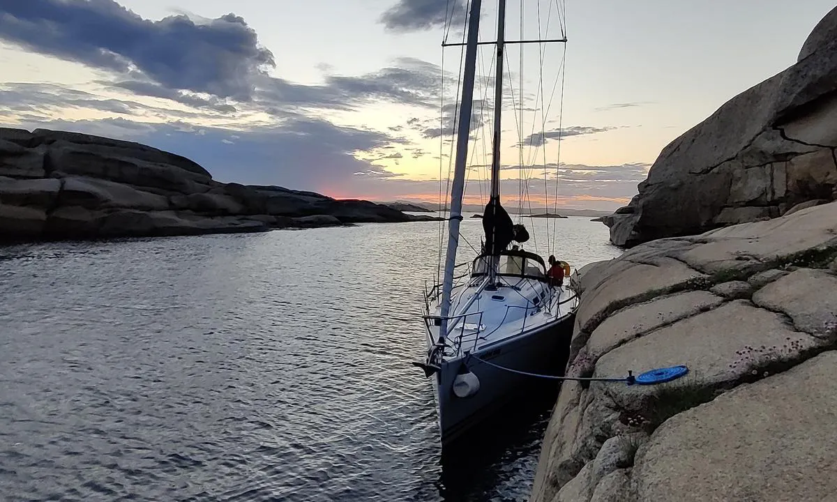 Stauper: Fortøyning til bolter i svaberget.  Det er brådypt (ca 3 meter), men grunt ca. to meter foran baugen.