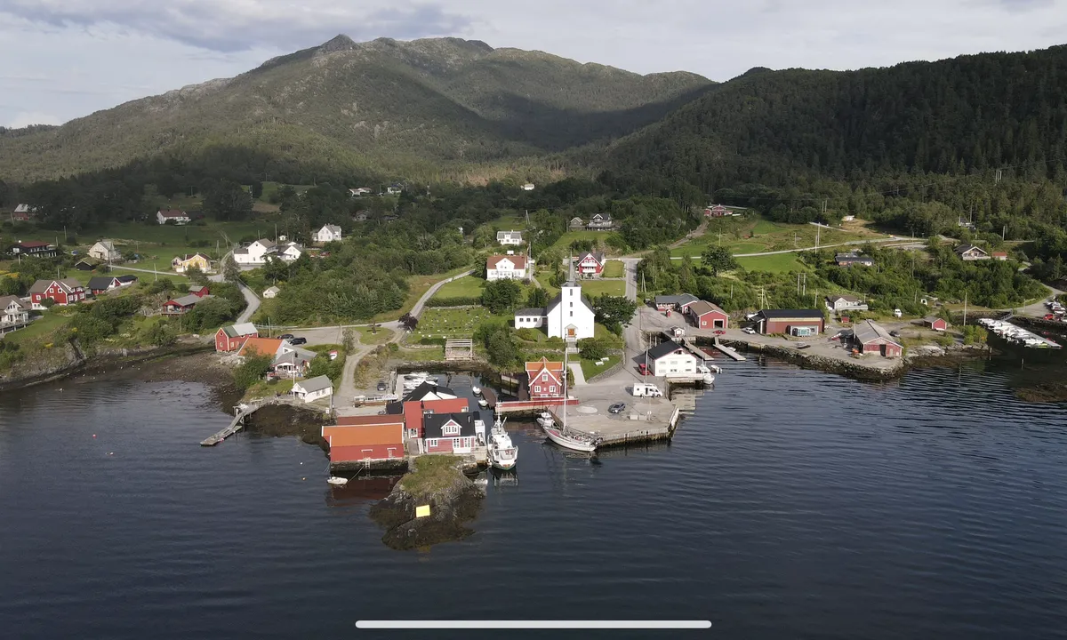 Stavang. Flytekai til høgre for kirka. Off kai foran kirke med båtanløp