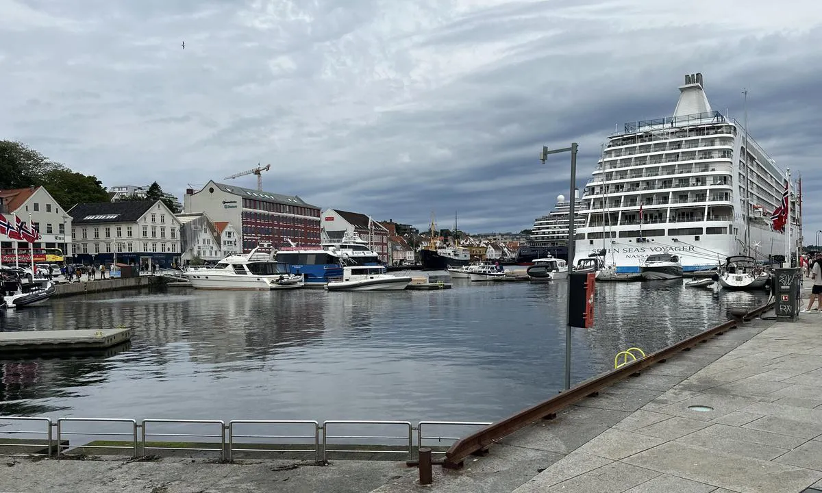 Stavanger: Stille morgen før eventseskapene starter RIB Safari inn og ut av indre havn. Cruisebåtene dominerer på dagtid.