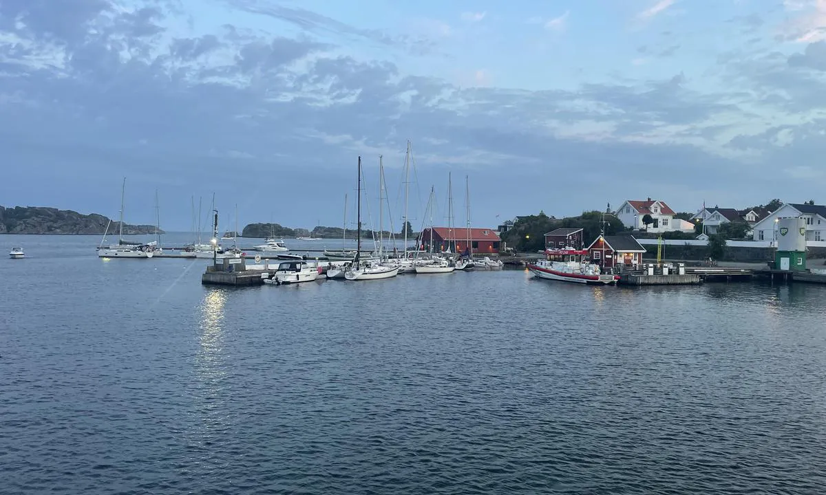 Stavern Gjestehavn: {"base": "no", "no": "RS holder til her. Flere brygger \u00e5 legge til. Septikt\u00f8mming sees her ved lyset ytterst p\u00e5 brygga n\u00e6rmest kamera.", "se": "RS h\u00e5ller till h\u00e4r. Flera bryggor att l\u00e4gga till vid. Septikt\u00f6mning ses h\u00e4r vid ljuset ytterst p\u00e5 bryggan n\u00e4rmast kameran.", "en": "The RS is located here. Multiple docks available for mooring. Septic tank emptying station can be seen here by the light at the end of the dock closest to the camera.", "da": "RS holder til her. Flere broer at l\u00e6gge til. Septikt\u00f8mning ses her ved lyset yderst p\u00e5 broen n\u00e6rmest kameraet.", "fr": "La RS est situ\u00e9e ici. Plusieurs quais pour accoster. Vidange des eaux us\u00e9es visible ici pr\u00e8s de la lumi\u00e8re au bout du quai le plus proche de la cam\u00e9ra.", "de": "RS befindet sich hier. Mehrere Anlegestellen sind vorhanden. F\u00e4kalienentsorgung befindet sich hier beim Licht am \u00e4u\u00dferen Ende des Stegs, der sich am n\u00e4chsten zur Kamera befindet.", "es": "RS tiene su base aqu\u00ed. Varios muelles para atracar. El vaciado de tanque s\u00e9ptico se encuentra aqu\u00ed junto a la luz en el extremo del muelle m\u00e1s cercano a la c\u00e1mara.", "it": "La RS ha sede qui. Diversi moli per l'ormeggio. Lo svuotamento del serbatoio delle acque nere \u00e8 visibile qui vicino alla luce all'estremit\u00e0 del molo, pi\u00f9 vicino alla telecamera.", "pt": "<p>RS mant\u00e9m suas instala\u00e7\u00f5es aqui. V\u00e1rios cais para atracar. O esvaziamento de esgoto pode ser visto aqui na luz na extremidade do cais mais pr\u00f3ximo da c\u00e2mera.</p>", "nl": "De Reddingsmaatschappij (RS) is hier gevestigd. Er zijn verschillende steigers om aan te leggen. Septic tank ledigen bevindt zich hier bij het licht aan het einde van de steiger dichtstbij de camera.", "pl": "RS ma tutaj swoj\u0105 siedzib\u0119. Kilka pomost\u00f3w do cumowania. Opr\u00f3\u017cnianie zbiornik\u00f3w na \u015bcieki znajduje si\u0119 przy \u015bwietle na ko\u0144cu pomostu najbli\u017cszego kamery.", "uk": "\u0420\u044f\u0442\u0443\u0432\u0430\u043b\u044c\u043d\u0438\u0439 \u0441\u043b\u0443\u0436\u0431\u043e\u0432\u0438\u0439 \u043c\u0430\u044e\u0442\u044c \u0442\u0443\u0442 \u0448\u0442\u0430\u0431. \u041a\u0456\u043b\u044c\u043a\u0430 \u043f\u0440\u0438\u0447\u0430\u043b\u0456\u0432 \u0434\u043b\u044f \u0448\u0432\u0430\u0440\u0442\u0443\u0432\u0430\u043d\u043d\u044f. \u0412\u0456\u0434\u043a\u0430\u0447\u043a\u0430 \u0441\u0435\u043f\u0442\u0438\u043a\u0456\u0432 \u0437\u043d\u0430\u0445\u043e\u0434\u0438\u0442\u044c\u0441\u044f \u0442\u0443\u0442 \u043f\u0456\u0434 \u043b\u044e\u0441\u0442\u0440\u043e\u043c \u043d\u0430 \u043a\u0440\u0430\u044e \u043f\u0440\u0438\u0447\u0430\u043b\u0443, \u043d\u0430\u0439\u0431\u043b\u0438\u0436\u0447\u043e\u0433\u043e \u0434\u043e \u043a\u0430\u043c\u0435\u0440\u0438.", "ro": "<p>RS se afl\u0103 aici. Sunt mai multe pontoane unde se poate ancora. Golirea rezervoarelor de sisteme septice poate fi v\u0103zut\u0103 aici la lumina de la cap\u0103tul pontonului cel mai aproape de camer\u0103.</p>", "tr": "RS burada bulunur. Birka\u00e7 iskeleye yana\u015fma imkan\u0131. La\u011f\u0131m bo\u015faltma, kameraya en yak\u0131n iskeledeki \u0131\u015f\u0131\u011f\u0131n yan\u0131nda g\u00f6r\u00fclebilir.", "el": "\u0395\u03b4\u03ce \u03b2\u03c1\u03af\u03c3\u03ba\u03b5\u03c4\u03b1\u03b9 \u03c4\u03bf \u03ba\u03ad\u03bd\u03c4\u03c1\u03bf RS. \u03a0\u03bf\u03bb\u03bb\u03ad\u03c2 \u03c0\u03c1\u03bf\u03b2\u03bb\u03ae\u03c4\u03b5\u03c2 \u03b3\u03b9\u03b1 \u03c0\u03c1\u03cc\u03c3\u03b4\u03b5\u03c3\u03b7. \u0397 \u03ac\u03bd\u03c4\u03bb\u03b7\u03c3\u03b7 \u03c4\u03bf\u03c5 \u03c3\u03b7\u03c0\u03c4\u03b9\u03ba\u03bf\u03cd \u03b2\u03bb\u03ad\u03c0\u03b5\u03c4\u03b1\u03b9 \u03b5\u03b4\u03ce \u03c3\u03c4\u03bf \u03c6\u03c9\u03c2 \u03c3\u03c4\u03b7\u03bd \u03ac\u03ba\u03c1\u03b7 \u03c4\u03b7\u03c2 \u03c0\u03c1\u03bf\u03b2\u03bb\u03ae\u03c4\u03b1\u03c2 \u03ba\u03bf\u03bd\u03c4\u03ac \u03c3\u03c4\u03b7\u03bd \u03ba\u03ac\u03bc\u03b5\u03c1\u03b1.", "cs": "RS se nach\u00e1z\u00ed zde. V\u00edce mol k p\u0159ist\u00e1n\u00ed. Vyprazd\u0148ov\u00e1n\u00ed septiku je zde vid\u011bt p\u0159i sv\u011btle na konci mola nejbl\u00ed\u017ee kame\u0159e.", "hu": "RS itt tal\u00e1lhat\u00f3. T\u00f6bb m\u00f3l\u00f3 is rendelkez\u00e9sre \u00e1ll a kik\u00f6t\u00e9shez. Szeptikus tart\u00e1ly \u00fcr\u00edt\u00e9se l\u00e1that\u00f3 itt a f\u00e9ny mellett, a m\u00f3l\u00f3 legk\u00fcls\u0151 r\u00e9sz\u00e9n, legk\u00f6zelebb a kamer\u00e1hoz.", "fi": "RS sijaitsee t\u00e4\u00e4ll\u00e4. Useita laitareita kiinnitett\u00e4v\u00e4ksi. Septitankin tyhjennys l\u00f6ytyy laituriin kauimmaisen valon luota, l\u00e4himp\u00e4n\u00e4 kameraa.", "bg": "RS \u0441\u0435 \u043d\u0430\u043c\u0438\u0440\u0430 \u0442\u0443\u043a. \u0418\u043c\u0430 \u043d\u044f\u043a\u043e\u043b\u043a\u043e \u043a\u0435\u0439\u043e\u0432\u0435 \u0437\u0430 \u043f\u0440\u0438\u0441\u0442\u0430\u0432\u0430\u043d\u0435. \u0418\u0437\u043f\u0440\u0430\u0437\u0432\u0430\u043d\u0435\u0442\u043e \u043d\u0430 \u0441\u0435\u043f\u0442\u0438\u0447\u043d\u0438\u0442\u0435 \u0441\u0438\u0441\u0442\u0435\u043c\u0438 \u043c\u043e\u0436\u0435 \u0434\u0430 \u0441\u0435 \u0432\u0438\u0434\u0438 \u0442\u0443\u043a \u0434\u043e \u0441\u0432\u0435\u0442\u043b\u0438\u043d\u0430\u0442\u0430 \u0432 \u043a\u0440\u0430\u044f \u043d\u0430 \u043a\u0435\u044f \u043d\u0430\u0439-\u0431\u043b\u0438\u0437\u043e \u0434\u043e \u043a\u0430\u043c\u0435\u0440\u0430\u0442\u0430.", "sr": "RS \u0441\u0435 \u043d\u0430\u043b\u0430\u0437\u0438 \u043e\u0432\u0434\u0435. \u041f\u043e\u0441\u0442\u043e\u0458\u0438 \u0432\u0438\u0448\u0435 \u043f\u0440\u0438\u0441\u0442\u0430\u043d\u0438\u0448\u0442\u0430 \u0437\u0430 \u043f\u0440\u0438\u0441\u0442\u0430\u0458\u0430\u045a\u0435. \u041f\u0440\u0430\u0436\u045a\u0435\u045a\u0435 \u0441\u0435\u043f\u0442\u0438\u0447\u043a\u043e\u0433 \u0441\u0438\u0441\u0442\u0435\u043c\u0430 \u0458\u0435 \u043e\u0432\u0434\u0435, \u043a\u043e\u0434 \u0441\u0432\u0435\u0442\u043b\u0430 \u043d\u0430 \u043a\u0440\u0430\u0458\u0443 \u043f\u0440\u0438\u0441\u0442\u0430\u043d\u0438\u0448\u0442\u0430 \u043d\u0430\u0458\u0431\u043b\u0438\u0436\u0435 \u043a\u0430\u043c\u0435\u0440\u0438.", "et": "RS asub siin. Rohkem kailasid, kuhu saab kinnitada. Septikupaakide t\u00fchjendamine toimub siin valgustuse poolt kaiotsa juures, mis on kaamerale k\u00f5ige l\u00e4hemal.", "lv": "RS atrodas \u0161eit. Ir pieejami vair\u0101ki piest\u0101tnes vietas. Septisk\u0101 tvertne tiek iztuk\u0161ota \u0161eit, pie gaismas, piest\u0101tnes gal\u0101, tuv\u0101k kamerai.", "lt": "RS b\u016bstin\u0117 yra \u010dia. Keletas priplaukim\u0173 prieplauk\u0173. Septiko i\u0161siurbimas matomas \u010dia, prie \u0161viesos, esan\u010dios prieplaukos gale, ar\u010diausiai kameros."}