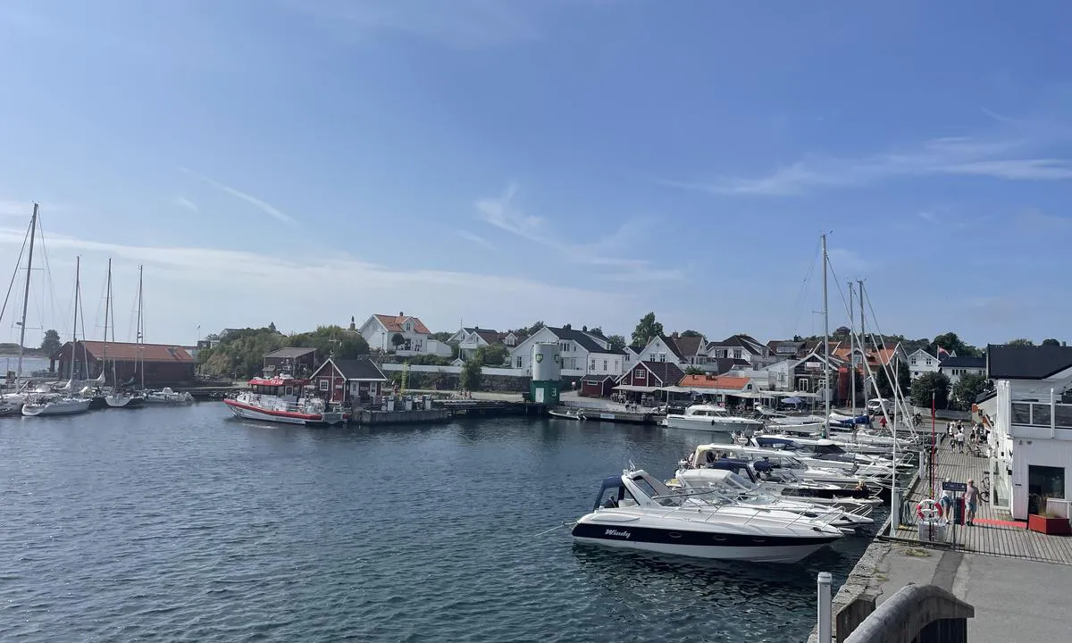 Stavern Gjestehavn: {"base": "no", "no": "Med dregg mot brygga", "se": "Med pl\u00e4ttankare mot bryggan", "en": "With an anchor towards the dock", "da": "Med dreg mod kajen", "fr": "Avec une ancre vers le quai", "de": "Mit Anker zur Pier", "es": "Con ancla hacia el muelle", "it": "Ancoraggio verso il molo", "pt": "Com \u00e2ncora de popa contra o cais", "nl": "Met anker tegen de kade", "pl": "Z kotwic\u0105 w stron\u0119 nabrze\u017ca", "uk": "\u0417 \u044f\u043a\u0456\u0440\u043d\u0438\u043c \u0444\u0430\u043b\u043e\u043c \u0434\u043e \u043f\u0440\u0438\u0447\u0430\u043b\u0443", "ro": "Cu ancora spre chei", "tr": "K\u0131y\u0131ya do\u011fru demir atarak", "el": "\u039c\u03b5 \u03c4\u03b7 \u03bc\u03b1\u03ba\u03c1\u03b9\u03ac \u03ac\u03b3\u03ba\u03c5\u03c1\u03b1 \u03c0\u03c1\u03bf\u03c2 \u03c4\u03bf\u03bd \u03bc\u03cc\u03bb\u03bf", "cs": "S kotvou proti molu", "hu": "Horgony az \u00f6b\u00f6lben", "fi": "Dregill\u00e4 laituria vasten", "bg": "\u0421 \u043a\u043e\u0442\u0432\u0430 \u043a\u044a\u043c \u043a\u0435\u044f", "sr": "\u0421\u0430 \u0448\u0438\u043f\u043a\u043e\u043c \u043f\u0440\u0435\u043c\u0430 \u043f\u0440\u0438\u0441\u0442\u0430\u043d\u0438\u0448\u0442\u0443", "et": "Taas\u00f5lm ankru jaost kai k\u00fclge", "lv": "Ar enkuru pret piest\u0101tni", "lt": "Su inkaru prie prieplaukos"}