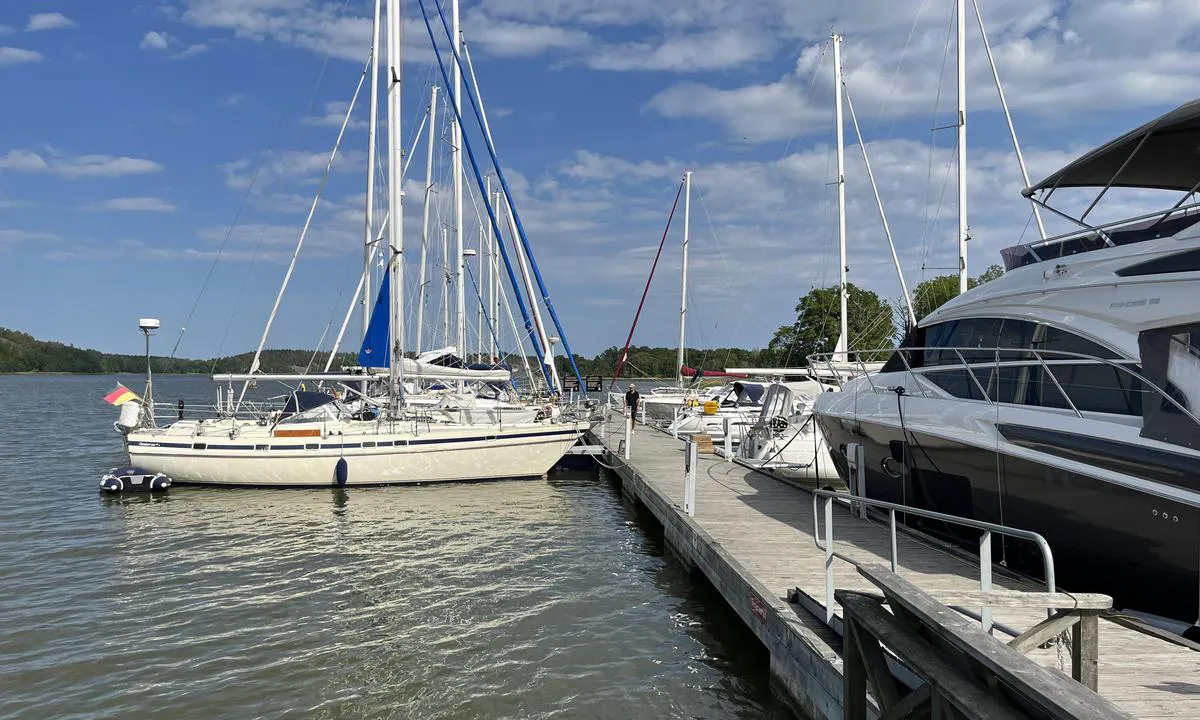 Stegeborgs hamn: Gjesteplassene er på utsiden av ytterste flytebrygge