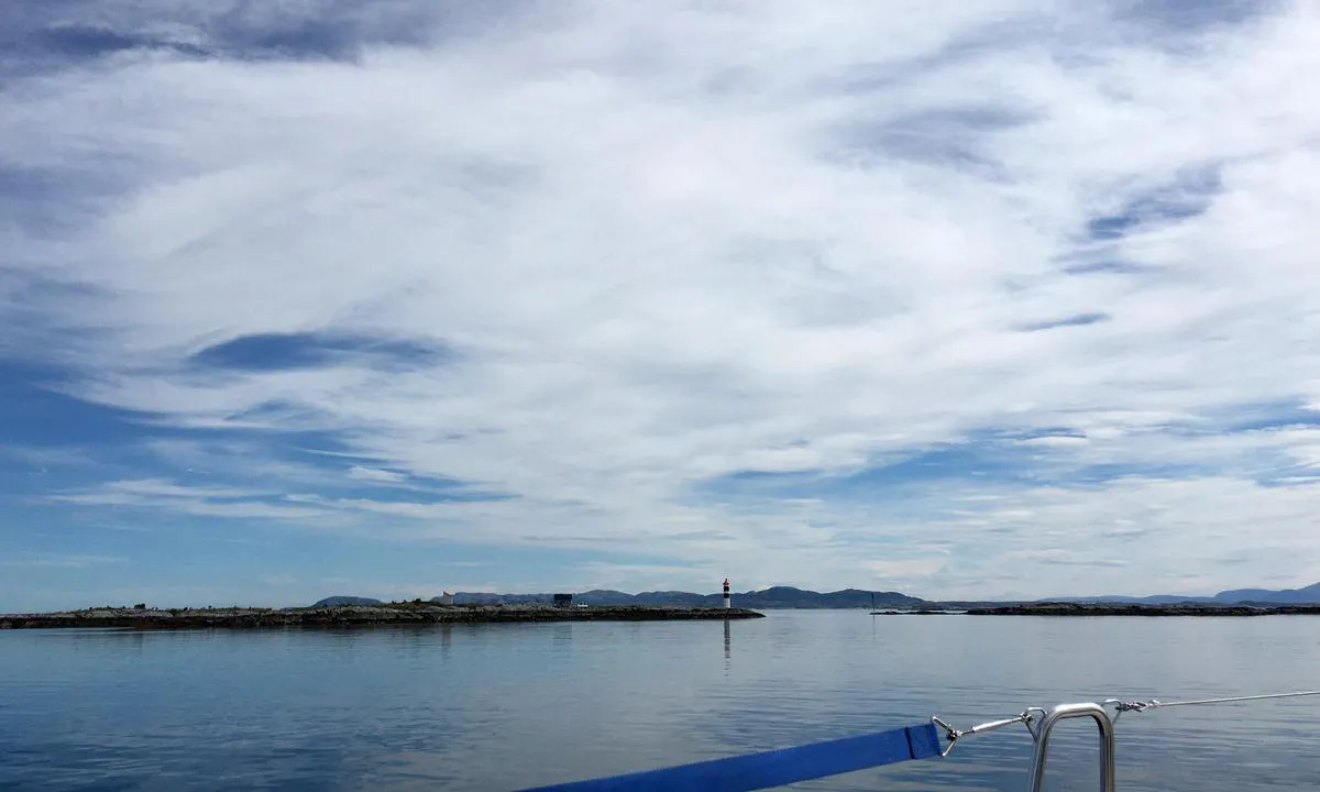 Steinsøysund Småbåthavn: I leia fra Stensøysundet og sørover.
Kommer du inn fra Ramsøyfjorden kan det være greit å gå inn her.
Lykta heter Reiråklakken.