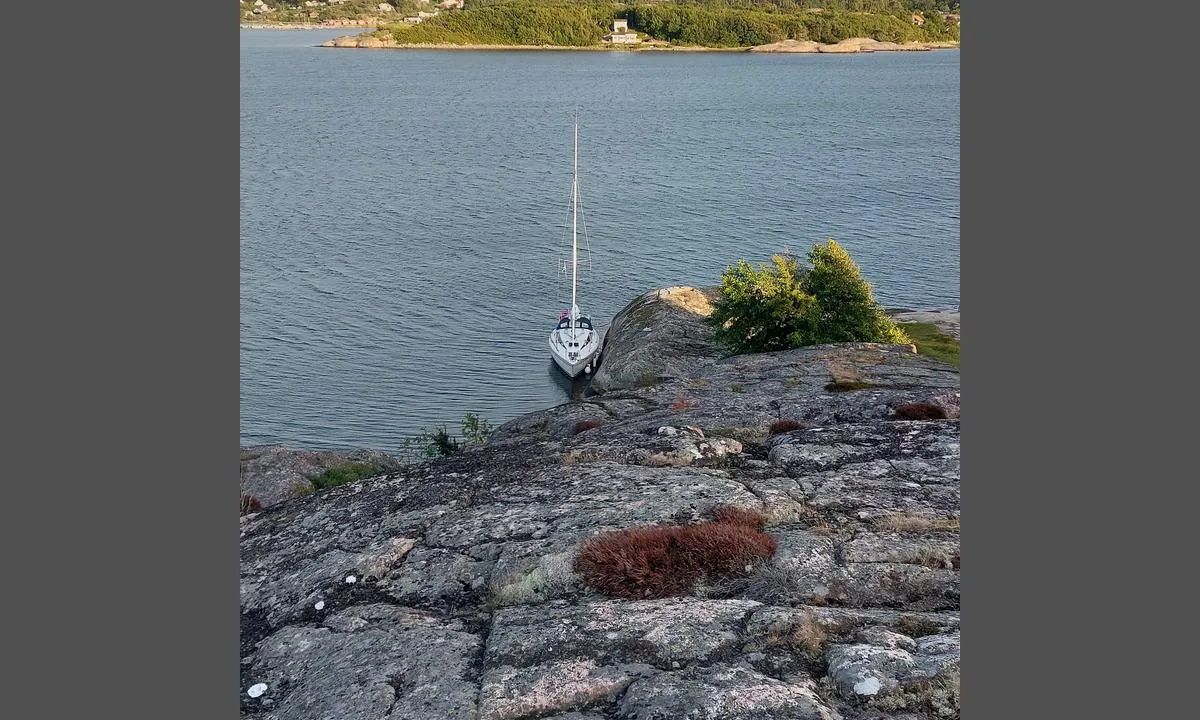 Stensholmen - Fjällbacka skärgård: 3 øyebolter i fjell ved markeringen, kan ligge med anker og baugen mot land eller langside. Dypt nok for 1,5 dyp seilbåt.