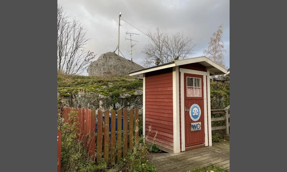 Stenskär: {"base": "en", "no": "Toalettene er bak den store steinen som ga \u00f8ya sitt navn.", "se": "Toaletterna finns bakom den stora stenen som gav \u00f6n sitt namn.", "en": "Toilets are behind the large stone which gave the island its name.", "da": "Toiletter er bag den store sten, som gav \u00f8en sit navn.", "fr": "Les toilettes se trouvent derri\u00e8re la grande pierre qui a donn\u00e9 son nom \u00e0 l'\u00eele.", "de": "Die Toiletten befinden sich hinter dem gro\u00dfen Stein, der der Insel ihren Namen gab.", "es": "Los ba\u00f1os est\u00e1n detr\u00e1s de la gran roca que dio nombre a la isla.", "it": "I servizi igienici sono dietro la grande pietra che ha dato il nome all'isola.", "pt": "Os sanit\u00e1rios est\u00e3o atr\u00e1s da grande pedra que deu nome \u00e0 ilha.", "nl": "De toiletten bevinden zich achter de grote steen die het eiland zijn naam gaf.", "pl": "Toalety znajduj\u0105 si\u0119 za du\u017cym kamieniem, od kt\u00f3rego wyspa wzi\u0119\u0142a swoj\u0105 nazw\u0119.", "uk": "\u0422\u0443\u0430\u043b\u0435\u0442\u0438 \u0437\u043d\u0430\u0445\u043e\u0434\u044f\u0442\u044c\u0441\u044f \u0437\u0430 \u0432\u0435\u043b\u0438\u043a\u0438\u043c \u043a\u0430\u043c\u0435\u043d\u0435\u043c, \u044f\u043a\u0438\u0439 \u0434\u0430\u0432 \u043e\u0441\u0442\u0440\u043e\u0432\u0443 \u0441\u0432\u043e\u044e \u043d\u0430\u0437\u0432\u0443.", "ro": "Toaletele se afl\u0103 \u00een spatele marii pietre care a dat numele insulei.", "tr": "Tuvaletler, adaya ismini veren b\u00fcy\u00fck ta\u015f\u0131n arkas\u0131ndad\u0131r.", "el": "\u039f\u03b9 \u03c4\u03bf\u03c5\u03b1\u03bb\u03ad\u03c4\u03b5\u03c2 \u03b2\u03c1\u03af\u03c3\u03ba\u03bf\u03bd\u03c4\u03b1\u03b9 \u03c0\u03af\u03c3\u03c9 \u03b1\u03c0\u03cc \u03c4\u03b7 \u03bc\u03b5\u03b3\u03ac\u03bb\u03b7 \u03c0\u03ad\u03c4\u03c1\u03b1 \u03c0\u03bf\u03c5 \u03ad\u03b4\u03c9\u03c3\u03b5 \u03c4\u03bf \u03cc\u03bd\u03bf\u03bc\u03ac \u03c4\u03b7\u03c2 \u03c3\u03c4\u03bf \u03bd\u03b7\u03c3\u03af.", "cs": "Toalety jsou za velk\u00fdm kamenem, kter\u00fd dal ostrovu jm\u00e9no.", "hu": "A WC-k a nagy k\u0151 m\u00f6g\u00f6tt tal\u00e1lhat\u00f3k, amely az sziget nev\u00e9t adta.", "fi": "WC:t ovat suuren kiven takana, josta saari on saanut nimens\u00e4.", "bg": "\u0422\u043e\u0430\u043b\u0435\u0442\u043d\u0438\u0442\u0435 \u0441\u0430 \u0437\u0430\u0434 \u0433\u043e\u043b\u0435\u043c\u0438\u044f \u043a\u0430\u043c\u044a\u043a, \u043a\u043e\u0439\u0442\u043e \u0435 \u0434\u0430\u043b \u0438\u043c\u0435\u0442\u043e \u043d\u0430 \u043e\u0441\u0442\u0440\u043e\u0432\u0430.", "sr": "Toaleti se nalaze iza velikog kamena po kojem je ostrvo dobilo ime.", "et": "Tualetid asuvad suure kivi taga, mis andis saarele nime.", "lv": "Tualetes atrodas aiz liel\u0101 akmens, kas deva salai t\u0101s nosaukumu.", "lt": "Tualetai yra u\u017e didelio akmens, davusio salai pavadinim\u0105."}