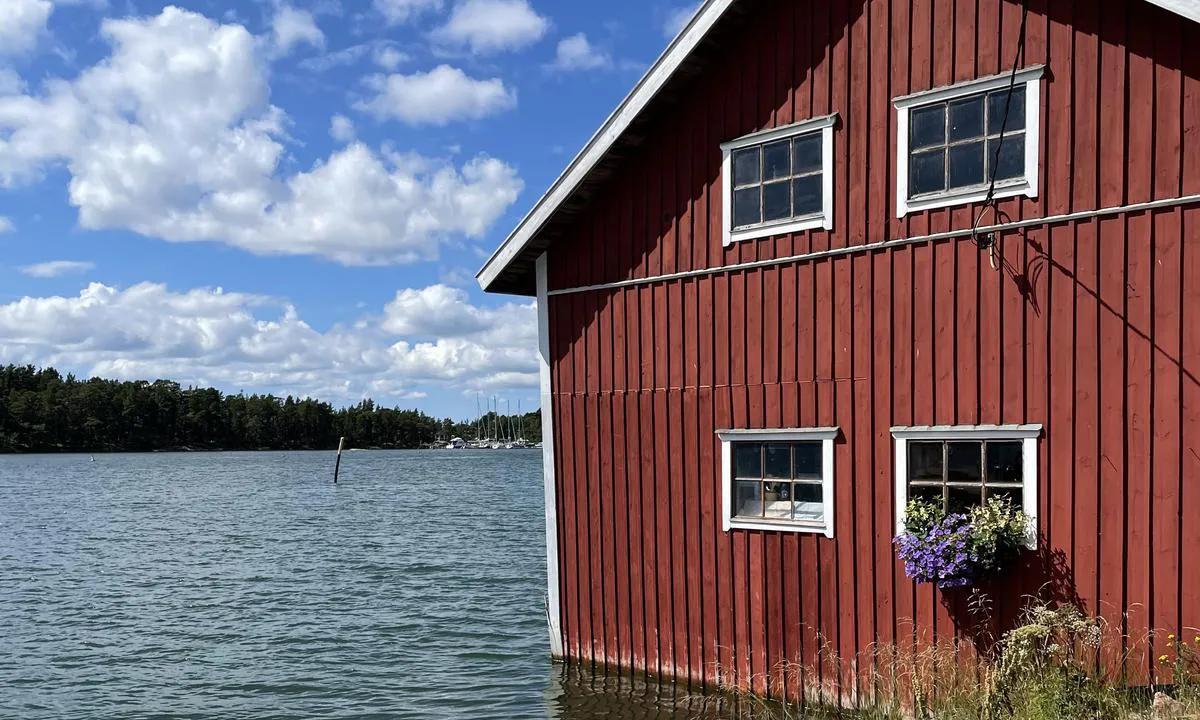 Stenskär: {"base": "en", "no": "Her kj\u00f8per du fisk og booker badstue.", "se": "H\u00e4r k\u00f6per du fisk och bokar bastu.", "en": "Here you buy fish and book sauna.", "da": "Her k\u00f8ber du fisk og booker sauna.", "fr": "Ici, vous achetez du poisson et r\u00e9servez un sauna.", "de": "Hier kaufen Sie Fisch und buchen eine Sauna.", "es": "Aqu\u00ed se compra pescado y se reserva la sauna.", "it": "Qui puoi comprare pesce e prenotare la sauna.", "pt": "Aqui voc\u00ea compra peixe e reserva sauna.", "nl": "Hier kunt u vis kopen en een sauna boeken.", "pl": "Tutaj kupisz ryby i zarezerwujesz saun\u0119.", "uk": "\u0422\u0443\u0442 \u0432\u0438 \u043c\u043e\u0436\u0435\u0442\u0435 \u043a\u0443\u043f\u0438\u0442\u0438 \u0440\u0438\u0431\u0443 \u0456 \u0437\u0430\u0431\u0440\u043e\u043d\u044e\u0432\u0430\u0442\u0438 \u0441\u0430\u0443\u043d\u0443.", "ro": "Aici pute\u021bi cump\u0103ra pe\u0219te \u0219i rezerva o saun\u0103.", "tr": "Burada bal\u0131k alabilir ve sauna rezervasyonu yapabilirsiniz.", "el": "\u0395\u03b4\u03ce \u03b1\u03b3\u03bf\u03c1\u03ac\u03b6\u03b5\u03c4\u03b5 \u03c8\u03ac\u03c1\u03b9\u03b1 \u03ba\u03b1\u03b9 \u03ba\u03bb\u03b5\u03af\u03bd\u03b5\u03c4\u03b5 \u03c3\u03ac\u03bf\u03c5\u03bd\u03b1.", "cs": "Zde si m\u016f\u017eete koupit ryby a zarezervovat saunu.", "hu": "Itt lehet halat v\u00e1s\u00e1rolni \u00e9s szaun\u00e1t foglalni.", "fi": "T\u00e4\u00e4lt\u00e4 voit ostaa kalaa ja varata saunan.", "bg": "\u0422\u0443\u043a \u043a\u0443\u043f\u0443\u0432\u0430\u0442\u0435 \u0440\u0438\u0431\u0430 \u0438 \u0440\u0435\u0437\u0435\u0440\u0432\u0438\u0440\u0430\u0442\u0435 \u0441\u0430\u0443\u043d\u0430.", "sr": "Ovde mo\u017eete kupiti ribu i rezervisati saunu.", "et": "Siit saate osta kala ja broneerida sauna.", "lv": "\u0160eit var ieg\u0101d\u0101ties zivis un rezerv\u0113t pirti.", "lt": "\u010cia galite nusipirkti \u017euvies ir u\u017esisakyti pirt\u012f."}