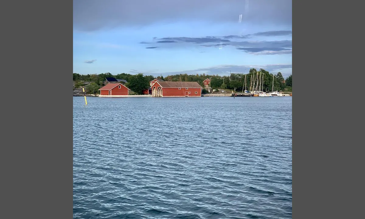 Stenskär: {"base": "se", "no": "Gjesthavn og havneboden.", "se": "G\u00e4sthamn och hamnboden.", "en": "Guest harbor and the harbor shop.", "da": "G\u00e6stehavn og havnebutikken.", "fr": "Port de plaisance et magasin du port.", "de": "G\u00e4stehafen und Hafenladen.", "es": "Puerto deportivo y la tienda del puerto.", "it": "Porto turistico e negozio del porto.", "pt": "Marina para visitantes e loja do porto.", "nl": "Gastenhaven en havenwinkel.", "pl": "Port dla go\u015bci i sklepik portowy.", "uk": "\u0413\u043e\u0441\u0442\u044c\u043e\u0432\u0430 \u0433\u0430\u0432\u0430\u043d\u044c \u0456 \u043f\u0440\u0438\u0431\u0435\u0440\u0435\u0436\u043d\u0438\u0439 \u043c\u0430\u0433\u0430\u0437\u0438\u043d.", "ro": "Port de agrement \u0219i magazinul portuar.", "tr": "Misafir liman\u0131 ve liman ofisi.", "el": "\u039b\u03b9\u03bc\u03ac\u03bd\u03b9 \u03b5\u03c0\u03b9\u03c3\u03ba\u03b5\u03c0\u03c4\u03ce\u03bd \u03ba\u03b1\u03b9 \u03bb\u03b9\u03bc\u03b5\u03bd\u03b9\u03ba\u03ae \u03b1\u03c0\u03bf\u03b8\u03ae\u03ba\u03b7.", "cs": "P\u0159\u00edstav pro hosty a p\u0159\u00edstavn\u00ed obchod.", "hu": "Vend\u00e9ghaj\u00f3kik\u00f6t\u0151 \u00e9s kik\u00f6t\u0151bolt.", "fi": "Vierasvenesatama ja satamapuoti.", "bg": "\u041f\u0440\u0438\u0441\u0442\u0430\u043d\u0438\u0449\u0435 \u0437\u0430 \u0433\u043e\u0441\u0442\u0438 \u0438 \u043f\u0440\u0438\u0441\u0442\u0430\u043d\u0438\u0449\u0435\u043d \u043c\u0430\u0433\u0430\u0437\u0438\u043d.", "sr": "Gostinjska luka i skladi\u0161te luke.", "et": "K\u00fclasadam ja sadamapood.", "lv": "Viesu osta un ostas veikals.", "lt": "Sve\u010dias uostas ir uosto kioskas."}