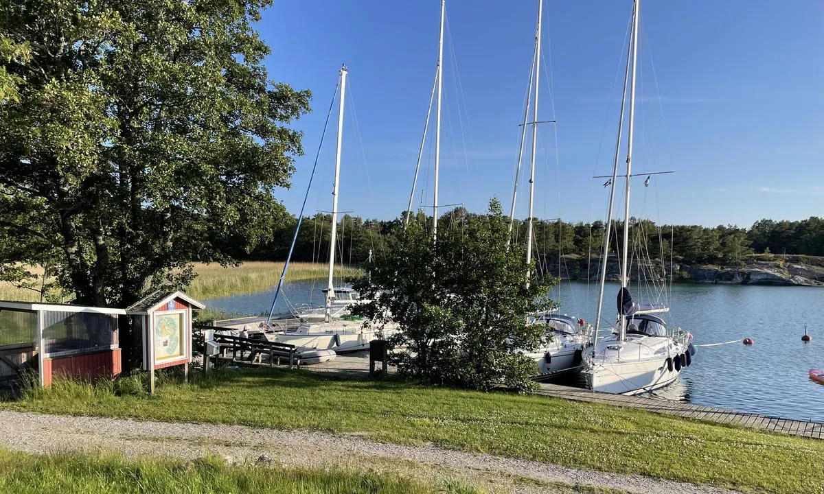 Stenskär: {"base": "en", "no": "Hytta til venstre er stedet for \u00e5 vaske opp. Det er ogs\u00e5 et kart over naturstien og instruksjoner for \u00e5 betale havneavgift.", "se": "Hytta till v\u00e4nster \u00e4r platsen f\u00f6r att diska dina tallrikar. Det finns ocks\u00e5 en karta \u00f6ver naturstigen och instruktioner f\u00f6r att betala hamnavgift.", "en": "Hut on left is the place to wash your dishes. There is also map of the nature walk and instructions to pay harbour fee.", "da": "Hytten til venstre er stedet, hvor du kan vaske dine tallerkener. Der er ogs\u00e5 et kort over naturstien og instruktioner til betaling af havneafgift.", "fr": "La cabane \u00e0 gauche est l'endroit o\u00f9 laver votre vaisselle. Il y a \u00e9galement une carte de la promenade dans la nature et des instructions pour payer les frais de port.", "de": "Die H\u00fctte links ist der Ort, an dem Sie Ihr Geschirr sp\u00fclen k\u00f6nnen. Es gibt auch eine Karte des Naturpfades und Anweisungen zur Zahlung der Hafengeb\u00fchr.", "es": "La caba\u00f1a a la izquierda es el lugar para lavar los platos. Tambi\u00e9n hay un mapa de la caminata por la naturaleza e instrucciones para pagar la tarifa del puerto.", "it": "La capanna a sinistra \u00e8 il posto per lavare i tuoi piatti. C'\u00e8 anche una mappa della passeggiata naturalistica e le istruzioni per pagare la tassa del porto.", "pt": "Cabana \u00e0 esquerda \u00e9 o lugar para lavar seus pratos. H\u00e1 tamb\u00e9m um mapa da caminhada na natureza e instru\u00e7\u00f5es para pagar a taxa do porto.", "nl": "De hut aan de linkerkant is de plek om je afwas te doen. Er is ook een kaart van de natuurwandeling en instructies om de havenkosten te betalen.", "pl": "Chatka po lewej to miejsce do mycia naczy\u0144. Znajduje si\u0119 tam r\u00f3wnie\u017c mapa \u015bcie\u017cki przyrodniczej oraz instrukcje dotycz\u0105ce op\u0142aty portowej.", "uk": "\u0425\u0430\u0442\u0438\u043d\u0430 \u0437\u043b\u0456\u0432\u0430 - \u0446\u0435 \u043c\u0456\u0441\u0446\u0435, \u0434\u0435 \u043c\u043e\u0436\u043d\u0430 \u043f\u043e\u043c\u0438\u0442\u0438 \u043f\u043e\u0441\u0443\u0434. \u0422\u0430\u043c \u0442\u0430\u043a\u043e\u0436 \u0454 \u043a\u0430\u0440\u0442\u0430 \u0434\u043b\u044f \u043f\u0440\u043e\u0433\u0443\u043b\u044f\u043d\u043e\u043a \u043f\u0440\u0438\u0440\u043e\u0434\u043e\u044e \u0456 \u0456\u043d\u0441\u0442\u0440\u0443\u043a\u0446\u0456\u0457 \u0449\u043e\u0434\u043e \u0441\u043f\u043b\u0430\u0442\u0438 \u0433\u0430\u0432\u0430\u043d\u0441\u044c\u043a\u043e\u0433\u043e \u0437\u0431\u043e\u0440\u0443.", "ro": "Coliba din st\u00e2nga este locul unde s\u0103 v\u0103 sp\u0103la\u021bi vasele. Exist\u0103, de asemenea, o hart\u0103 a traseului de drume\u021bie \u00een natur\u0103 \u0219i instruc\u021biuni pentru plata taxei de port.", "tr": "Soldaki baraka bula\u015f\u0131klar\u0131n\u0131z\u0131 y\u0131kaman\u0131z i\u00e7in yerdir. Ayr\u0131ca do\u011fa y\u00fcr\u00fcy\u00fc\u015f\u00fcn\u00fcn haritas\u0131 ve liman \u00fccretini \u00f6demeniz i\u00e7in talimatlar da vard\u0131r.", "el": "\u0397 \u03ba\u03b1\u03bb\u03cd\u03b2\u03b1 \u03c3\u03c4\u03b1 \u03b1\u03c1\u03b9\u03c3\u03c4\u03b5\u03c1\u03ac \u03b5\u03af\u03bd\u03b1\u03b9 \u03bf \u03c7\u03ce\u03c1\u03bf\u03c2 \u03b3\u03b9\u03b1 \u03bd\u03b1 \u03c0\u03bb\u03cd\u03bd\u03b5\u03c4\u03b5 \u03c4\u03b1 \u03c0\u03b9\u03ac\u03c4\u03b1 \u03c3\u03b1\u03c2. \u03a5\u03c0\u03ac\u03c1\u03c7\u03b5\u03b9 \u03b5\u03c0\u03af\u03c3\u03b7\u03c2 \u03c7\u03ac\u03c1\u03c4\u03b7\u03c2 \u03c4\u03b7\u03c2 \u03c6\u03c5\u03c3\u03b9\u03ba\u03ae\u03c2 \u03b4\u03b9\u03b1\u03b4\u03c1\u03bf\u03bc\u03ae\u03c2 \u03ba\u03b1\u03b9 \u03bf\u03b4\u03b7\u03b3\u03af\u03b5\u03c2 \u03b3\u03b9\u03b1 \u03c4\u03b7\u03bd \u03c0\u03bb\u03b7\u03c1\u03c9\u03bc\u03ae \u03c4\u03bf\u03c5 \u03bb\u03b9\u03bc\u03b5\u03bd\u03b9\u03ba\u03bf\u03cd \u03c4\u03ad\u03bb\u03bf\u03c5\u03c2.", "cs": "Chatka nalevo je m\u00edsto, kde si m\u016f\u017eete um\u00fdt n\u00e1dob\u00ed. Je tam tak\u00e9 mapa p\u0159\u00edrodn\u00ed stezky a instrukce k zaplacen\u00ed p\u0159\u00edstavn\u00edho poplatku.", "hu": "A baloldali kunyh\u00f3 az a hely, ahol elmoshatja az ed\u00e9nyeit. Itt tal\u00e1lhat\u00f3 egy t\u00e9rk\u00e9p a term\u00e9szetj\u00e1r\u00f3 \u00fatr\u00f3l, \u00e9s \u00fatmutat\u00e1sok a kik\u00f6t\u0151i d\u00edj megfizet\u00e9s\u00e9hez.", "fi": "Vasemmalla oleva m\u00f6kki on paikka, jossa voit pest\u00e4 astiasi. Siell\u00e4 on my\u00f6s luontopolku kartta ja ohjeet satamamaksun maksamiseen.", "bg": "\u041a\u043e\u043b\u0438\u0431\u0430\u0442\u0430 \u0432\u043b\u044f\u0432\u043e \u0435 \u043c\u044f\u0441\u0442\u043e\u0442\u043e, \u043a\u044a\u0434\u0435\u0442\u043e \u043c\u043e\u0436\u0435\u0442\u0435 \u0434\u0430 \u0438\u0437\u043c\u0438\u0435\u0442\u0435 \u0441\u044a\u0434\u043e\u0432\u0435\u0442\u0435 \u0441\u0438. \u0422\u0430\u043c \u0438\u043c\u0430 \u0438 \u043a\u0430\u0440\u0442\u0430 \u043d\u0430 \u043f\u0440\u0438\u0440\u043e\u0434\u043d\u0430\u0442\u0430 \u0440\u0430\u0437\u0445\u043e\u0434\u043a\u0430 \u0438 \u0438\u043d\u0441\u0442\u0440\u0443\u043a\u0446\u0438\u0438 \u0437\u0430 \u043f\u043b\u0430\u0449\u0430\u043d\u0435 \u043d\u0430 \u043f\u0440\u0438\u0441\u0442\u0430\u043d\u0438\u0449\u043d\u0430\u0442\u0430 \u0442\u0430\u043a\u0441\u0430.", "sr": "Koliba s leve strane je mesto gde mo\u017eete oprati va\u0161e sudove. Tako\u0111e se tu nalazi mapa \u0161etnje kroz prirodu i uputstva za pla\u0107anje lu\u010dke takse.", "et": "Vasakul olev h\u00fctt on koht, kus saate oma n\u00f5usid pesta. Seal on ka looduse raja kaart ja sadamamaksu tasumise juhised.", "lv": "Kreisaj\u0101 pus\u0113 eso\u0161\u0101 b\u016bda ir vieta, kur mazg\u0101t traukus. Tur ir ar\u012b dabas pastaigu karte un instrukcijas osta maksas samaksai.", "lt": "Kair\u0117je esanti trobel\u0117 yra vieta, kur galite plauti savo indus. Taip pat yra gamtos tako \u017eem\u0117lapis ir instrukcijos, kaip sumok\u0117ti uosto mokest\u012f."}