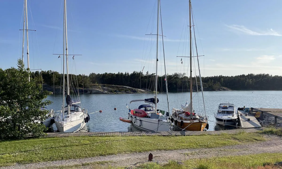 Stenskär: {"base": "en", "no": "La kaien til h\u00f8yre v\u00e6re fri for rutetrafikk og vedlikeholdsfart\u00f8yer.", "se": "L\u00e4mna bryggan till h\u00f6ger fri f\u00f6r tidtabellbunden trafik och underh\u00e5llsfartyg.", "en": "Leve the jetty in right free for scheduled traffic and maintenance vessels .", "da": "Lad molen v\u00e6re fri til rutetrafik og vedligeholdelsesfart\u00f8jer.", "fr": "Laissez le quai \u00e0 droite libre pour le trafic programm\u00e9 et les navires de maintenance.", "de": "Lassen Sie den Steg rechts frei f\u00fcr planm\u00e4\u00dfigen Verkehr und Wartungsschiffe.", "es": "Deje el muelle libre por la derecha para el tr\u00e1fico programado y las embarcaciones de mantenimiento.", "it": "Lascia il molo a destra libero per il traffico programmato e le navi di manutenzione.", "pt": "Deixe o cais \u00e0 direita livre para o tr\u00e1fego programado e embarca\u00e7\u00f5es de manuten\u00e7\u00e3o.", "nl": "Laat de steiger aan bakboord vrij voor geplande vaartuigen en onderhoudsschepen.", "pl": "Zostaw praw\u0105 stron\u0119 przystani woln\u0105 dla zaplanowanego ruchu i jednostek konserwacyjnych.", "uk": "\u0417\u0430\u043b\u0438\u0448\u0430\u0439\u0442\u0435 \u043f\u0440\u0438\u0447\u0430\u043b \u043f\u0440\u0430\u0432\u043e\u0440\u0443\u0447 \u0432\u0456\u043b\u044c\u043d\u0438\u043c \u0434\u043b\u044f \u0437\u0430\u043f\u043b\u0430\u043d\u043e\u0432\u0430\u043d\u043e\u0433\u043e \u0440\u0443\u0445\u0443 \u0442\u0430 \u0441\u0443\u0434\u0435\u043d \u043e\u0431\u0441\u043b\u0443\u0433\u043e\u0432\u0443\u0432\u0430\u043d\u043d\u044f.", "ro": "L\u0103sa\u021bi debarcaderul liber \u00een partea dreapt\u0103 pentru traficul programat \u0219i vasele de \u00eentre\u021binere.", "tr": "\u0130skeleyi tarifeli trafik ve bak\u0131m gemileri i\u00e7in sa\u011fdan bo\u015f b\u0131rak\u0131n.", "el": "\u0391\u03c6\u03ae\u03c3\u03c4\u03b5 \u03c4\u03b7\u03bd \u03c0\u03c1\u03bf\u03ba\u03c5\u03bc\u03b1\u03af\u03b1 \u03b4\u03b5\u03be\u03b9\u03ac \u03b5\u03bb\u03b5\u03cd\u03b8\u03b5\u03c1\u03b7 \u03b3\u03b9\u03b1 \u03c0\u03c1\u03bf\u03b3\u03c1\u03b1\u03bc\u03bc\u03b1\u03c4\u03b9\u03c3\u03bc\u03ad\u03bd\u03b7 \u03ba\u03c5\u03ba\u03bb\u03bf\u03c6\u03bf\u03c1\u03af\u03b1 \u03ba\u03b1\u03b9 \u03c3\u03ba\u03ac\u03c6\u03b7 \u03c3\u03c5\u03bd\u03c4\u03ae\u03c1\u03b7\u03c3\u03b7\u03c2.", "cs": "Udr\u017eujte pravou stranu mola volnou pro pravidelnou dopravu a \u00fadr\u017ebov\u00e1 plavidla.", "hu": "Hagyja szabadon a m\u00f3l\u00f3 jobb oldal\u00e1t a menetrend szerinti forgalom \u00e9s karbantart\u00e1si haj\u00f3k sz\u00e1m\u00e1ra.", "fi": "Pid\u00e4 laituri oikealla vapaana reittiliikenteelle ja huoltoaluksille.", "bg": "\u041e\u0441\u0442\u0430\u0432\u0435\u0442\u0435 \u043a\u0435\u0439\u043e\u0432\u0430\u0442\u0430 \u0447\u0430\u0441\u0442 \u0432\u0434\u044f\u0441\u043d\u043e \u0441\u0432\u043e\u0431\u043e\u0434\u043d\u0430 \u0437\u0430 \u043f\u043b\u0430\u043d\u0438\u0440\u0430\u043d\u043e \u0434\u0432\u0438\u0436\u0435\u043d\u0438\u0435 \u0438 \u0440\u0435\u043c\u043e\u043d\u0442\u043d\u0438 \u043a\u043e\u0440\u0430\u0431\u0438.", "sr": "Ostavite desni deo pristani\u0161ta slobodan za redovni saobra\u0107aj i plovila za odr\u017eavanje.", "et": "J\u00e4tke kai parempoolne k\u00fclg vaba liiniliikluse ja hoolduslaevastiku jaoks.", "lv": "Atst\u0101jiet piest\u0101tni labaj\u0101 pus\u0113 br\u012bvu pl\u0101notajai satiksmei un apkopes ku\u0123iem.", "lt": "Palikite de\u0161in\u012fj\u012f prieplaukos \u0161on\u0105 laisv\u0105 reguliariam eismui ir prie\u017ei\u016bros laivams."}