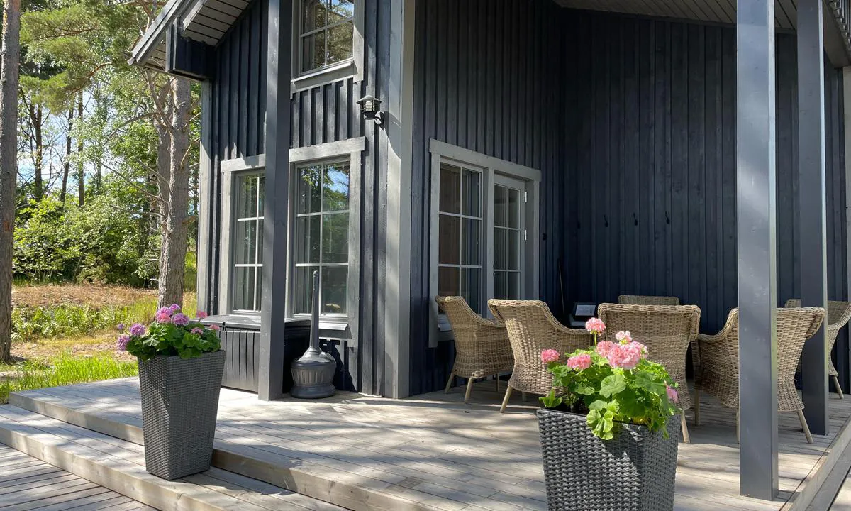 Stenskär: {"base": "en", "no": "Den vakreste badstuen i skj\u00e6rg\u00e5rden.", "se": "Den vackraste bastun i sk\u00e4rg\u00e5rden.", "en": "The most beautiful sauna in archipelago.", "da": "Den smukkeste sauna i sk\u00e6rg\u00e5rden.", "fr": "Le plus beau sauna de l'archipel.", "de": "Die sch\u00f6nste Sauna im Sch\u00e4rengarten.", "es": "La sauna m\u00e1s hermosa del archipi\u00e9lago.", "it": "La sauna pi\u00f9 bella dell'arcipelago.", "pt": "A sauna mais bonita do arquip\u00e9lago.", "nl": "De mooiste sauna in de archipel.", "pl": "Najpi\u0119kniejsza sauna w archipelagu.", "uk": "\u041d\u0430\u0439\u043a\u0440\u0430\u0441\u0438\u0432\u0456\u0448\u0430 \u0441\u0430\u0443\u043d\u0430 \u0432 \u0430\u0440\u0445\u0456\u043f\u0435\u043b\u0430\u0437\u0456.", "ro": "Cea mai frumoas\u0103 saun\u0103 din arhipelag.", "tr": "Tak\u0131madalar\u0131n en g\u00fczel saunas\u0131.", "el": "\u0397 \u03c0\u03b9\u03bf \u03cc\u03bc\u03bf\u03c1\u03c6\u03b7 \u03c3\u03ac\u03bf\u03c5\u03bd\u03b1 \u03c3\u03c4\u03bf \u03b1\u03c1\u03c7\u03b9\u03c0\u03ad\u03bb\u03b1\u03b3\u03bf\u03c2.", "cs": "Nejkr\u00e1sn\u011bj\u0161\u00ed sauna v souostrov\u00ed.", "hu": "A szigetvil\u00e1g legszebb szaun\u00e1ja.", "fi": "Kaunein sauna saaristossa.", "bg": "\u041d\u0430\u0439-\u043a\u0440\u0430\u0441\u0438\u0432\u0430\u0442\u0430 \u0441\u0430\u0443\u043d\u0430 \u0432 \u0430\u0440\u0445\u0438\u043f\u0435\u043b\u0430\u0433\u0430.", "sr": "\u041d\u0430\u0458\u043b\u0435\u043f\u0448\u0430 \u0441\u0430\u0443\u043d\u0430 \u0443 \u0430\u0440\u0445\u0438\u043f\u0435\u043b\u0430\u0433\u0443.", "et": "K\u00f5ige ilusam saun saarestikus.", "lv": "Visjauk\u0101k\u0101 pirts arhipel\u0101g\u0101.", "lt": "Gra\u017eiausia pirtis archipelage."}