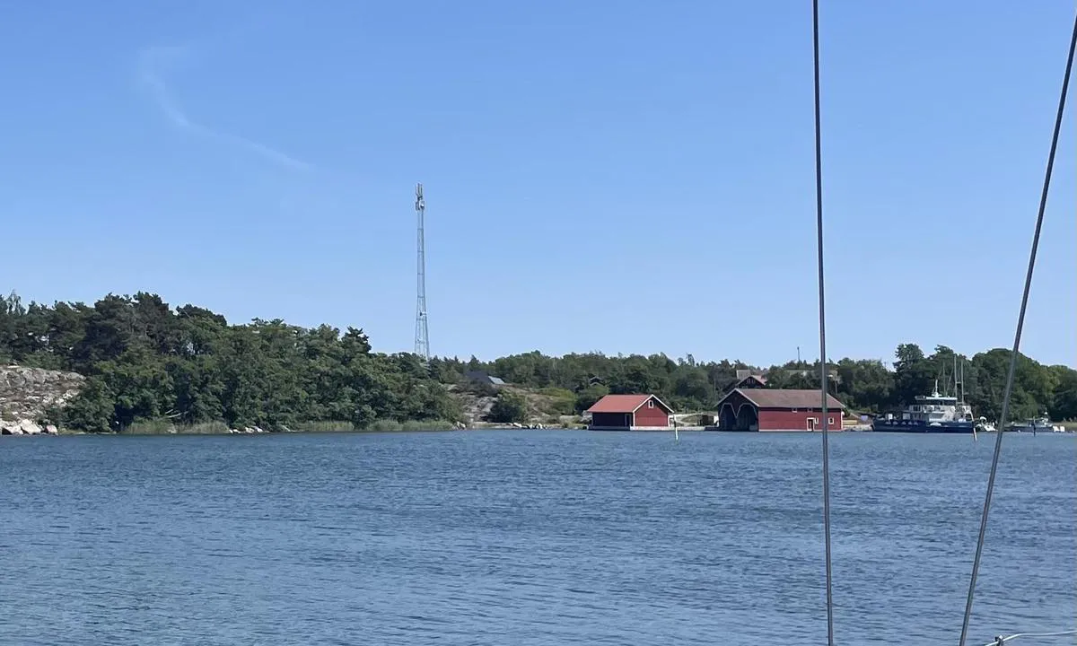 Stenskär: {"base": "en", "no": "Stenskars Eiffel har forbindelser til Telia og Elisa. Havnen er helt til h\u00f8yre p\u00e5 bildet, bak Roope-fart\u00f8yet.", "se": "Stensk\u00e4rs Eiffel har anslutningar till Telia och Elisa. Hamnen \u00e4r l\u00e4ngst till h\u00f6ger p\u00e5 fotot, bakom Roope-fartyget.", "en": "Stenskars Eiffel has links to Telia and Elisa. The harbour in extreme right of the photo, behind the Roope vessel.", "da": "Stenskars Eiffel har forbindelser til Telia og Elisa. Havnen er yderst til h\u00f8jre p\u00e5 billedet, bag Roope-skibet.", "fr": "Stenskars Eiffel a des liens avec Telia et Elisa. Le port se trouve \u00e0 l'extr\u00eame droite de la photo, derri\u00e8re le navire Roope.", "de": "Stenskars Eiffel hat Verbindungen zu Telia und Elisa. Der Hafen ist ganz rechts auf dem Foto, hinter dem Roope-Schiff.", "es": "Stenskars Eiffel tiene enlaces con Telia y Elisa. El puerto est\u00e1 en la extrema derecha de la foto, detr\u00e1s del buque Roope.", "it": "Stenskars Eiffel ha collegamenti con Telia ed Elisa. Il porto \u00e8 all'estrema destra della foto, dietro la nave Roope.", "pt": "O Stenskars Eiffel tem conex\u00f5es com Telia e Elisa. O porto est\u00e1 no extremo direito da foto, atr\u00e1s do navio Roope.", "nl": "Stenskars Eiffel heeft verbindingen met Telia en Elisa. De haven uiterst rechts op de foto, achter het Roope-schip.", "pl": "Stenskars Eiffel ma po\u0142\u0105czenia z Telia i Elisa. Przysta\u0144 znajduje si\u0119 skrajnie po prawej stronie zdj\u0119cia, za statkiem Roope.", "uk": "\u0421\u0442\u0435\u043d\u0441\u043a\u0430\u0440\u0441 \u0415\u0439\u0444\u0435\u043b\u044c \u043c\u0430\u0454 \u0437\u0432'\u044f\u0437\u043a\u0438 \u0437 Telia \u0442\u0430 Elisa. \u0413\u0430\u0432\u0430\u043d\u044c \u0437\u043d\u0430\u0445\u043e\u0434\u0438\u0442\u044c\u0441\u044f \u0432 \u043a\u0440\u0430\u0439\u043d\u044c\u043e\u043c\u0443 \u043f\u0440\u0430\u0432\u043e\u043c\u0443 \u043a\u0443\u0442\u0456 \u0444\u043e\u0442\u043e\u0433\u0440\u0430\u0444\u0456\u0457, \u0437\u0430 \u0441\u0443\u0434\u043d\u043e\u043c Roope.", "ro": "Stenskars Eiffel are leg\u0103turi cu Telia \u0219i Elisa. Portul este \u00een partea extrem\u0103 dreapt\u0103 a fotografiei, \u00een spatele navei Roope.", "tr": "Stenskars Eiffel, Telia ve Elisa ile ba\u011flant\u0131lara sahiptir. Foto\u011fraf\u0131n en sa\u011f\u0131nda, Roope gemisinin arkas\u0131ndaki liman.", "el": "\u03a4\u03bf Stenskars Eiffel \u03ad\u03c7\u03b5\u03b9 \u03c3\u03c5\u03bd\u03b4\u03ad\u03c3\u03b5\u03b9\u03c2 \u03bc\u03b5 \u03c4\u03b7\u03bd Telia \u03ba\u03b1\u03b9 \u03c4\u03b7\u03bd Elisa. \u03a4\u03bf \u03bb\u03b9\u03bc\u03ac\u03bd\u03b9 \u03b2\u03c1\u03af\u03c3\u03ba\u03b5\u03c4\u03b1\u03b9 \u03c3\u03c4\u03bf \u03ac\u03ba\u03c1\u03bf \u03b4\u03b5\u03be\u03b9\u03ac \u03c4\u03b7\u03c2 \u03c6\u03c9\u03c4\u03bf\u03b3\u03c1\u03b1\u03c6\u03af\u03b1\u03c2, \u03c0\u03af\u03c3\u03c9 \u03b1\u03c0\u03cc \u03c4\u03bf \u03c3\u03ba\u03ac\u03c6\u03bf\u03c2 Roope.", "cs": "Stenskars Eiffel m\u00e1 spojen\u00ed s Telia a Elisa. P\u0159\u00edstav je na krajn\u00edm prav\u00e9m okraji fotografie, za lod\u00ed Roope.", "hu": "Stenskars Eiffel kapcsolatban \u00e1ll a Teli\u00e1val \u00e9s az Elis\u00e1val. A kik\u00f6t\u0151 a fot\u00f3 jobb sz\u00e9l\u00e9n tal\u00e1lhat\u00f3, a Roope haj\u00f3 m\u00f6g\u00f6tt.", "fi": "<p>Stenskars Eiffelill\u00e4 on yhteydet Teliaan ja Elisaan. Satama n\u00e4kyy valokuvan \u00e4\u00e4rimm\u00e4isess\u00e4 oikeassa reunassa, Roope-aluksen takana.</p>", "bg": "\u0421\u0442\u0435\u043d\u0441\u043a\u0430\u044a\u0440\u0441 \u0415\u0444\u0435\u043b \u0438\u043c\u0430 \u0432\u0440\u044a\u0437\u043a\u0438 \u0441 \u0422\u0435\u043b\u0438\u0430 \u0438 \u0415\u043b\u0438\u0441\u0430. \u041f\u0440\u0438\u0441\u0442\u0430\u043d\u0438\u0449\u0435\u0442\u043e \u0435 \u0432 \u043a\u0440\u0430\u0439\u043d\u0430\u0442\u0430 \u0434\u044f\u0441\u043d\u0430 \u0447\u0430\u0441\u0442 \u043d\u0430 \u0441\u043d\u0438\u043c\u043a\u0430\u0442\u0430, \u0437\u0430\u0434 \u0441\u044a\u0434\u0430 \u0420\u0443\u0443\u043f\u0435.", "sr": "Stenskars Eiffel ima veze sa Telijom i Elisom. Luka je krajnje desno na slici, iza plovila Roope.", "et": "Stensk\u00e4ri Eiffel on \u00fchendatud Telia ja Elisaga. Sild on fotol paremal \u00e4\u00e4res, Roope aluse taga.", "lv": "Stenskars Eiffel ir savienojumi ar Telia un Elisa. Osta ir pa\u0161\u0101 fotoatt\u0113la labaj\u0101 mal\u0101, aiz Roope ku\u0123a.", "lt": "Stenskars Eiffel turi ry\u0161\u012f su Telia ir Elisa. Uostas yra pa\u010diame de\u0161iniajame nuotraukos kampe, u\u017e Roope laivo."}