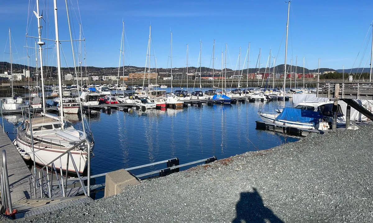 Stjørdal: {"base": "no", "no": "Innseilingen er til h\u00f8yre p\u00e5 bildet. Gjestehavnen er bak flytebryggen midt i bildet.", "se": "Inseglingen \u00e4r till h\u00f6ger p\u00e5 bilden. G\u00e4sthamnen \u00e4r bakom flytbryggan mitt i bilden.", "en": "The entrance is to the right in the picture. The guest harbor is behind the floating dock in the middle of the picture.", "da": "Indsejlingen er til h\u00f8jre p\u00e5 billedet. G\u00e6stehavnen er bag flydebroen midt i billedet."}