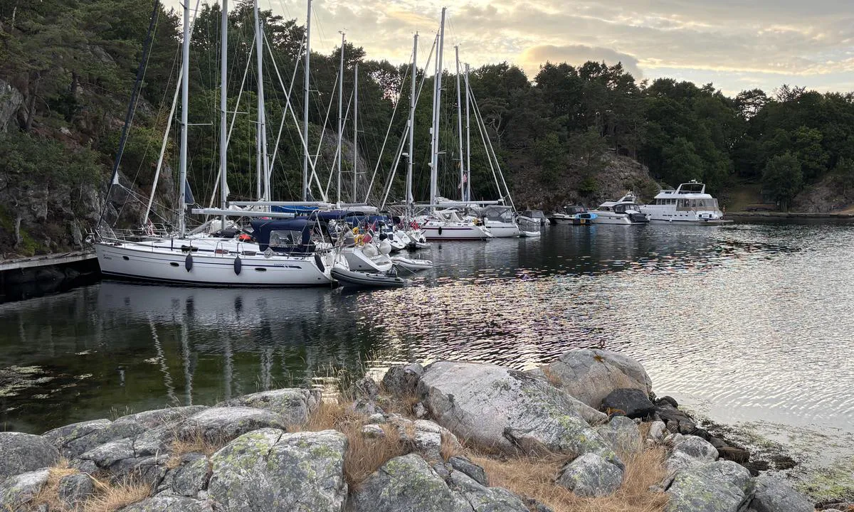 Stokken: {"base": "no", "no": "Flott skjermet naturhavn med god dybde langs bryggen ved fjellskrentene. Fine stier p\u00e5 \u00f8yen for turer.", "se": "Skyddad naturhamn med bra djup l\u00e4ngs bryggan vid bergv\u00e4ggarna. Fina stigar p\u00e5 \u00f6n f\u00f6r promenader.", "en": "Great sheltered natural harbor with good depth along the quay by the rocky cliffs. Nice trails on the island for walks.", "da": "Flot sk\u00e6rmet naturhavn med god dybde langs bryggen ved fjeldskr\u00e6nten. Fine stier p\u00e5 \u00f8en til ture.", "fr": "Superbe port naturel abrit\u00e9 avec une bonne profondeur le long du quai pr\u00e8s des falaises. Beaux sentiers sur l'\u00eele pour les promenades.", "de": "Sch\u00f6ne gesch\u00fctzte Naturhafen mit guter Tiefe entlang dem Steg bei den Felsw\u00e4nden. Sch\u00f6ne Wege auf der Insel f\u00fcr Spazierg\u00e4nge.", "es": "Magn\u00edfico puerto natural protegido con buena profundidad a lo largo del muelle junto a los acantilados. Bonitos senderos en la isla para caminatas.", "it": "Splendido porto naturale riparato con una buona profondit\u00e0 lungo il molo vicino alle scogliere. Bei sentieri sull'isola per passeggiate.", "pt": "Linda marina natural abrigada com boa profundidade ao longo do cais junto \u00e0s escarpas rochosas. Belos trilhos na ilha para caminhadas.", "nl": "Prachtige beschutte natuurlijke haven met goede diepte langs de steiger bij de rotswanden. Mooie paden op het eiland voor wandeltochten.", "pl": "Wspania\u0142y os\u0142oni\u0119ty naturalny port z dobr\u0105 g\u0142\u0119boko\u015bci\u0105 przy nabrze\u017cu wzd\u0142u\u017c klif\u00f3w. Pi\u0119kne \u015bcie\u017cki na wyspie do spacer\u00f3w.", "uk": "\u041f\u0440\u0435\u043a\u0440\u0430\u0441\u043d\u0430 \u0437\u0430\u0445\u0438\u0449\u0435\u043d\u0430 \u043f\u0440\u0438\u0440\u043e\u0434\u043d\u0430 \u0433\u0430\u0432\u0430\u043d\u044c \u0437 \u0445\u043e\u0440\u043e\u0448\u043e\u044e \u0433\u043b\u0438\u0431\u0438\u043d\u043e\u044e \u0432\u0437\u0434\u043e\u0432\u0436 \u043f\u0440\u0438\u0447\u0430\u043b\u0443 \u0431\u0456\u043b\u044f \u0441\u043a\u0435\u043b\u044c. \u0427\u0443\u0434\u043e\u0432\u0456 \u0441\u0442\u0435\u0436\u043a\u0438 \u043d\u0430 \u043e\u0441\u0442\u0440\u043e\u0432\u0456 \u0434\u043b\u044f \u043f\u0440\u043e\u0433\u0443\u043b\u044f\u043d\u043e\u043a.", "ro": "Port natural minunat, ad\u0103postit, cu ad\u00e2ncime bun\u0103 de-a lungul cheiului l\u00e2ng\u0103 st\u00e2nci. Poteci frumoase pe insul\u0103 pentru plimb\u0103ri.", "tr": "\u0130skele boyunca u\u00e7urum kenarlar\u0131 boyunca iyi derinli\u011fe sahip g\u00fczel korunakl\u0131 do\u011fa liman\u0131. Adada y\u00fcr\u00fcy\u00fc\u015f i\u00e7in g\u00fczel patikalar.", "el": "\u03a3\u03c0\u03bf\u03c5\u03b4\u03b1\u03af\u03bf \u03c0\u03c1\u03bf\u03c3\u03c4\u03b1\u03c4\u03b5\u03c5\u03bc\u03ad\u03bd\u03bf \u03c6\u03c5\u03c3\u03b9\u03ba\u03cc \u03bb\u03b9\u03bc\u03ac\u03bd\u03b9 \u03bc\u03b5 \u03ba\u03b1\u03bb\u03cc \u03b2\u03ac\u03b8\u03bf\u03c2 \u03ba\u03b1\u03c4\u03ac \u03bc\u03ae\u03ba\u03bf\u03c2 \u03c4\u03b7\u03c2 \u03c0\u03c1\u03bf\u03b2\u03bb\u03ae\u03c4\u03b1\u03c2 \u03b4\u03af\u03c0\u03bb\u03b1 \u03c3\u03c4\u03bf\u03c5\u03c2 \u03b2\u03c1\u03ac\u03c7\u03bf\u03c5\u03c2. \u03a9\u03c1\u03b1\u03af\u03b1 \u03bc\u03bf\u03bd\u03bf\u03c0\u03ac\u03c4\u03b9\u03b1 \u03c3\u03c4\u03bf \u03bd\u03b7\u03c3\u03af \u03b3\u03b9\u03b1 \u03b2\u03cc\u03bb\u03c4\u03b5\u03c2.", "cs": "Skv\u011ble chr\u00e1n\u011bn\u00fd p\u0159\u00edrodn\u00ed p\u0159\u00edstav s dobrou hloubkou pod\u00e9l mola u skalnat\u00fdch st\u011bn. Kr\u00e1sn\u00e9 stezky na ostrov\u011b pro v\u00fdlety.", "hu": "Kit\u0171n\u0151 v\u00e9dett term\u00e9szetes kik\u00f6t\u0151, j\u00f3 m\u00e9lys\u00e9ggel a szikl\u00e1k ment\u00e9n h\u00faz\u00f3d\u00f3 m\u00f3l\u00f3n\u00e1l. Sz\u00e9p \u00f6sv\u00e9nyek a szigeten t\u00far\u00e1khoz.", "fi": "Upea suojaisa luonnonsatama, jossa on hyv\u00e4 syvyys laiturin varrella kallioiden vieress\u00e4. Saarella on hienoja polkuja k\u00e4velyretkille.", "bg": "\u0427\u0443\u0434\u0435\u0441\u043d\u043e \u0437\u0430\u0449\u0438\u0442\u0435\u043d\u043e \u043f\u0440\u0438\u0440\u043e\u0434\u043d\u043e \u043f\u0440\u0438\u0441\u0442\u0430\u043d\u0438\u0449\u0435 \u0441 \u0434\u043e\u0431\u0440\u0430 \u0434\u044a\u043b\u0431\u043e\u0447\u0438\u043d\u0430 \u043f\u043e\u043a\u0440\u0430\u0439 \u043a\u0435\u044f \u043f\u0440\u0438 \u0441\u043a\u0430\u043b\u043d\u0438\u0442\u0435 \u0441\u043a\u043b\u043e\u043d\u043e\u0432\u0435. \u041f\u0440\u0435\u043a\u0440\u0430\u0441\u043d\u0438 \u043f\u044a\u0442\u0435\u043a\u0438 \u043d\u0430 \u043e\u0441\u0442\u0440\u043e\u0432\u0430 \u0437\u0430 \u0440\u0430\u0437\u0445\u043e\u0434\u043a\u0438.", "sr": "Odli\u010dna za\u0161ti\u0107ena prirodna luka sa dobrom dubinom du\u017e obale pored stena. Lepa staza na ostrvu za \u0161etnje.", "et": "Suurep\u00e4raselt kaitstud looduslik sadam koos hea s\u00fcgavusega kai \u00e4\u00e4res kaljuseinte all. Saarel on ilusad rajad matkamiseks.", "lv": "Lieliski aizsarg\u0101ta dabas osta ar labu dzi\u013cumu gar piest\u0101tni pie klint\u012bm. Skaisti celi\u0146i uz salas pastaig\u0101m.", "lt": "Puikus apsaugotas gamtos uostas su gera gyliu palei prieplauk\u0105 prie uol\u0173. Salos takai puikiai tinka pasivaik\u0161\u010diojimams."}