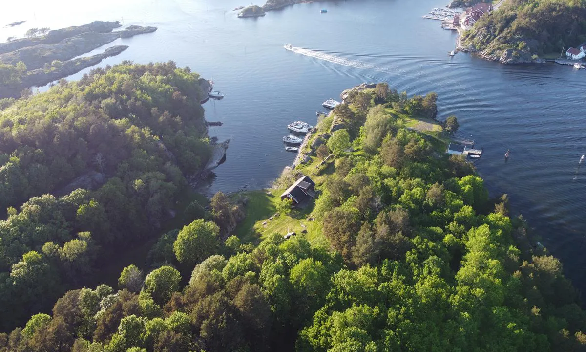 Stokken nord sett fra sør. Dypt nok for seilbåt til omlag 2/3 inn på bryggen på østsiden. Vær obs på et skjær i bukten som er merket på de fleste plottere og navionics.