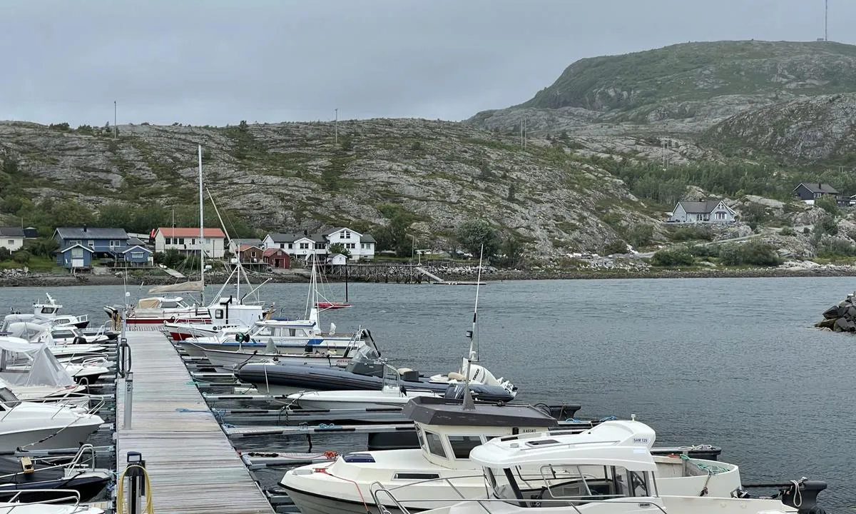 Stokkøy Båtforening: Innseiling mellom molo og staken som ses i bakkant av bildet.