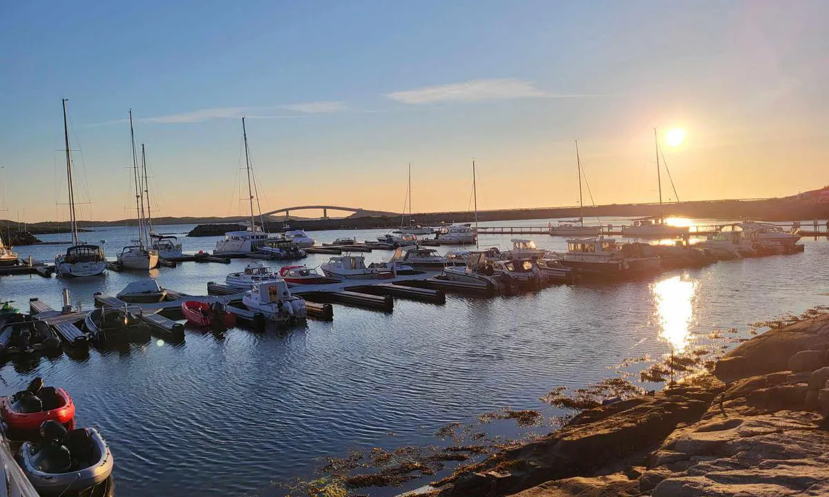Stokkøy Marina: {"base": "no", "no": "Fin beliggenhet, godt tilrettelagt for bes\u00f8kende b\u00e5ter.", "se": "Fin bel\u00e4genhet, v\u00e4l anpassad f\u00f6r bes\u00f6kande b\u00e5tar.", "en": "Good location, well-equipped for visiting boats.", "da": "Fin beliggenhed, godt tilrettelagt for bes\u00f8gende b\u00e5de."}