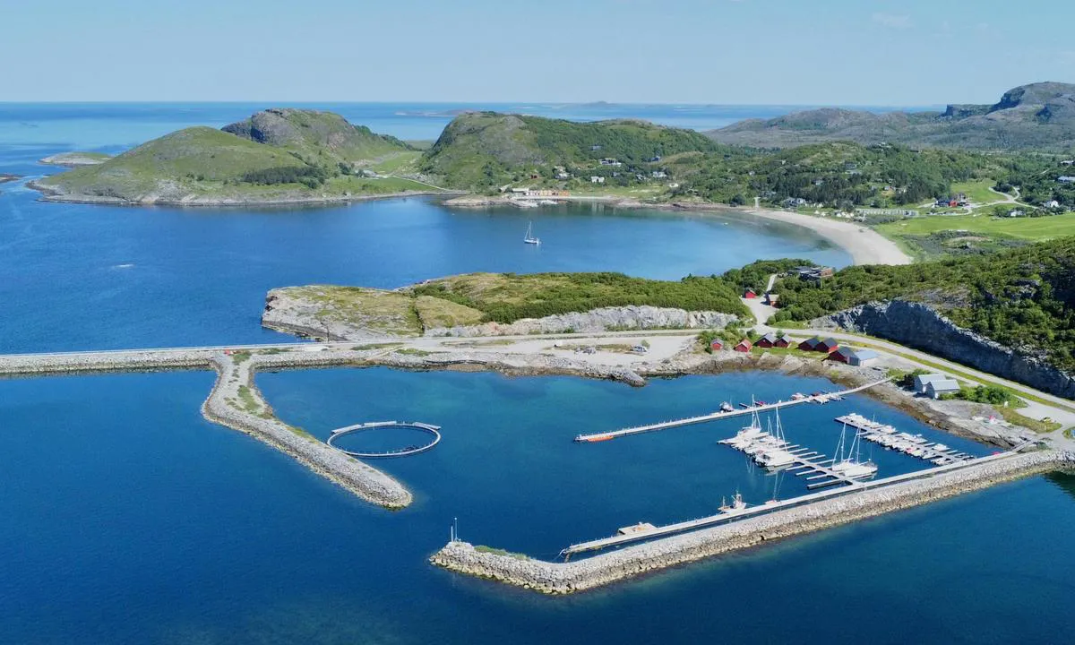 Stokkøy Marina med Hosnasand og Strandbaren i bakgrunnen.