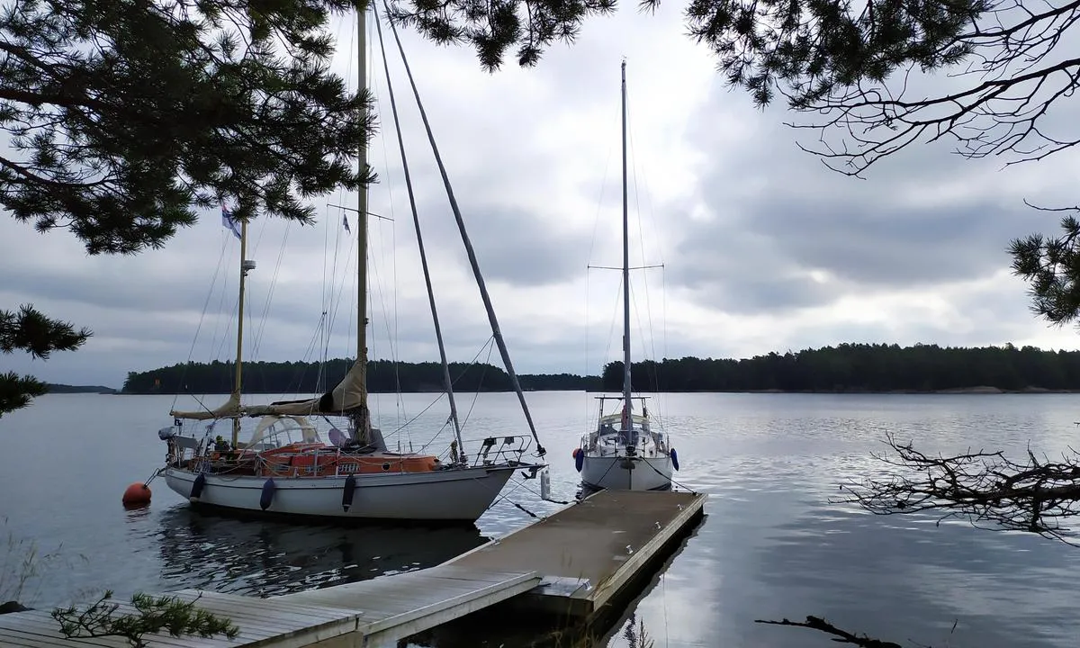 Stora brokholmen: Pier, only western wind protection. Some boat trafic passing and making waves...