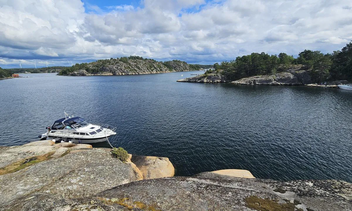 Stora Löveskär - Gullnäsholmen: Fint å ligge longside, men også gode muligheter til å ligge på anker og feste i boltene på fjellet.