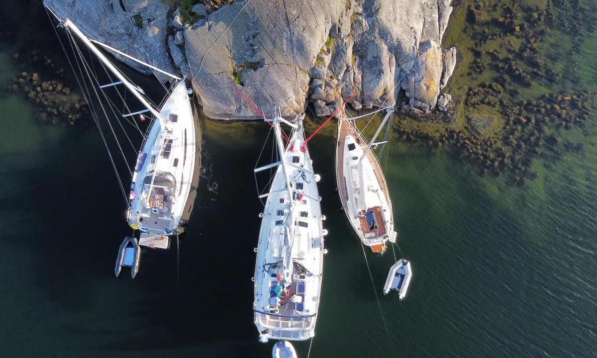 Stora Nassa - Gubben: {"base": "en", "no": "b\u00e5ter vendt mot S", "se": "b\u00e5tar v\u00e4nda mot S", "en": "boats facing S", "da": "b\u00e5de mod S"}