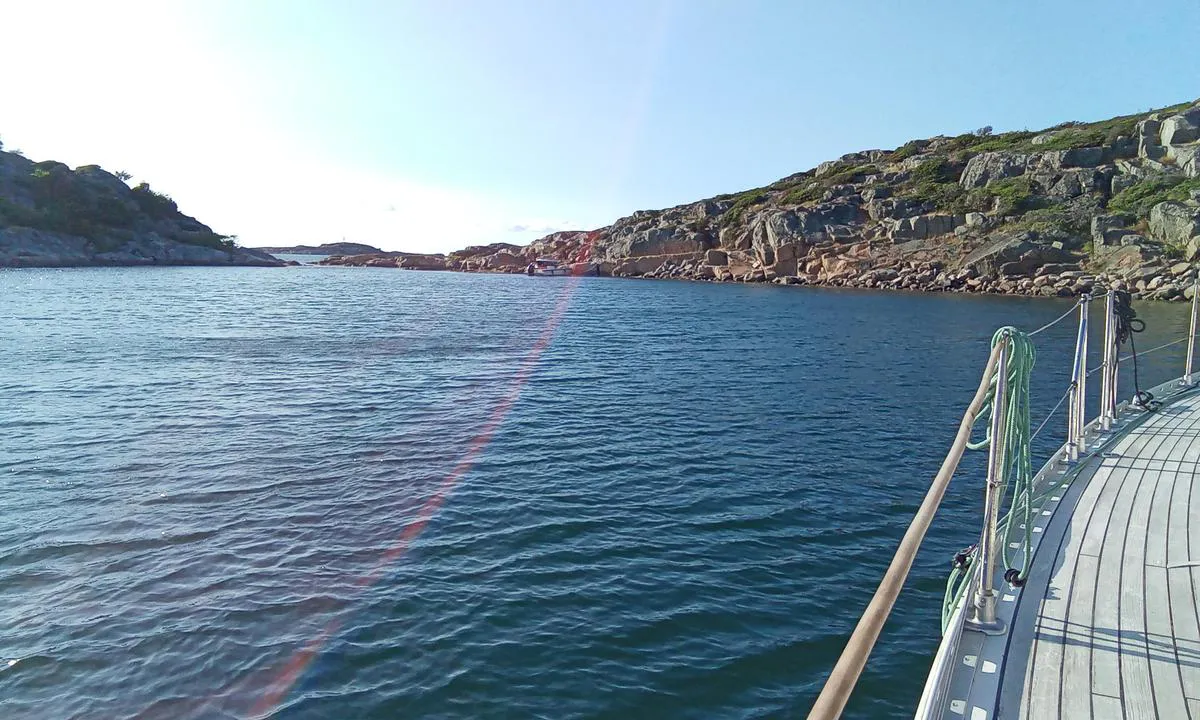 Stora och Lilla Varholmen: Lun havn for nordavind, se opp for sjøkabel.Trygg ankring i bukten nord for kabel.