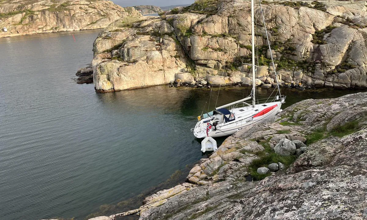 Stora Vassholmen - Fjällbacka: {"base": "no", "no": "Fin longsideplass, godt skjermet og grei dybde. Bolter i fjellet.", "se": "Fin l\u00e5ngsidesplats, v\u00e4l skyddad och bra djup. Bultar i berget.", "en": "Good alongside berth, well sheltered and manageable depth. Bolts in the rock.", "da": "Fin langsideplads, godt beskyttet og passende dybde. Bolte i fjeldet."}