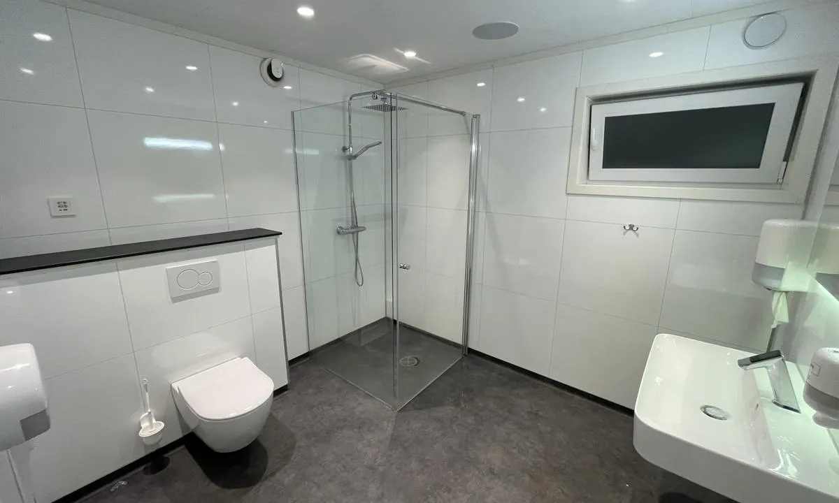 Stord Leirvik: Toalett og dusjrom. Sanitærbygget har 3 toalett, hvor 2 har dusj. Stor og god plass