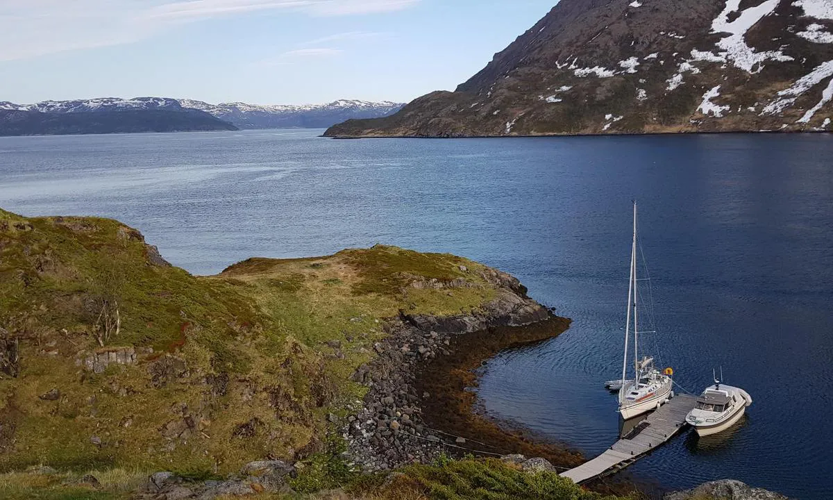 Flytebrygge på Nordmannsneset ved innløpet til Store Bekkarfjorden.